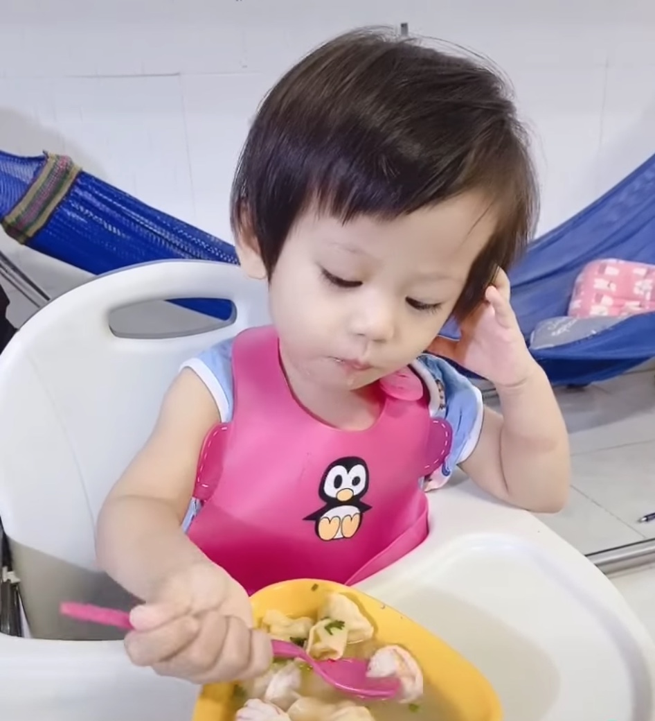 Mưa gió sáng nay mẹ làm cho tô hoành thánh ngon xuất sắc luôn nha
Ăn xong còn đc bonus cho gói snack, uống thêm hủ sữa nữa đó  ❤️❤️
Các mẹ hay hỏi em xem công thức ăn dặm ở đâu, em xem trên app thôi nè, đâu cần kiếm đâu xa  ❤️❤️