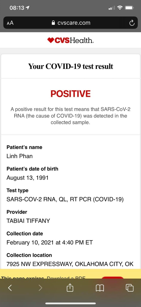 KỂ CHUYỆN COVID

Hôm nay tranh thủ bạn nhỏ đang ngủ mình kể chuyện mình bị Covid cho mọi người nghe. Sau lần bị đó mình rút ra 2 việc. Thứ nhất là Covid - không đùa được đâu. Thứ 2 là - Khi bị rồi thì đừng hoang mang quá! 

Mình có kết quả dương tính Covid đúng 30 Tết vừa rồi. Xác định luôn chưa Tết nào buồn như Tết này. Đã xa nhà rồi còn dính bệnh 😆 Và đáng ngại nhất lúc đó mình đang mang bầu bạn bé. Bị xong và hồi phục hoàn toàn rồi, sinh bạn bé an toàn khoẻ mạnh mình mới kể kinh nghiệm bị bệnh để biết đâu giúp ích cho mọi người trong giai đoạn hoang mang này. 

👋 Đừng chủ quan! 

Ở đâu cũng được tuyên truyền đeo khẩu trang nhưng sự thật là không ai đeo khẩu trang được 100% khi tiếp xúc với người khác được. Đơn giản ví dụ như khi gặp người thân, bạn bè thân. Nên ngàoi thực hiện đầy đủ những lời khuyên phòng bệnh khi ra đường thì mọi người hãy chuẩn bị một sức đề kháng thật tốt để chống bệnh. 

Ăn uống đủ chất, bổ sung vitamin, tpcn tăng sức đề kháng, sống lành mạnh, tập thể dục … Làm sao để thật khoẻ từ trong ra ngoài. 

Vì gia đình có người thân bị mệt và đau nhức, xét nghiệm dương tính nên cả nhà mình mới đi xét nghiệm chứ sự thật là mình hoàn toàn không có triệu chứng gì nghiêm trọng. Từ khi có bầu mình đã hay bị khó thở, ngạt mũi lúc ngủ nên với mình lại càng không phát hiện ra chỉ dựa vào triệu chứng. Mỗi người sẽ phản ứng khác nhau với virus. Quá trình bị bệnh của mình như sau:

Ngày 1( ngày đi xét nghiệm) - chảy nước mũi, hắt hơi, cay mắt giống biểu hiện viêm mũi dị ứng. 
Ngày 2 - khô cổ họng, khó thở về đêm, hơi đau nhức người. 
Ngày 3 - (nhận kết quả dương tính)
không ngửi thấy mùi thức ăn hay bất kì mùi vì. Vị giác vẫn bình thường 
(Lúc này mình gọi cho bác sĩ và được dặn dò kĩ lưỡng cách tự chăm sóc và theo dõi tại nhà. Được yêu cầu đo nồng độ oxy thường xuyên nếu xuống thấp hơn 94 phải gọi bác sĩ ngay) 
Ngày 4 - khổ cổ họng, khó thở, mất mùi. Nồng độ oxy 95-96
Ngày 5,6,7 vẫn các triệu chứng trên nhưng giảm dần. Oxy lên 98 (bình thường)

Sau khoảng hơn 1 tuần mình lấy lại được mùi, cổ họng bớt khô và khoẻ lại bình thường. Ở nhà tự cách ly sau 10 ngày đi xét nghiệm lại nhận kết quả âm tính. 

Điểm lưu ý trong quá trình nhiễm virus là mình HOÀN TOÀN KHÔNG BỊ SỐT

Mình nhấn mạnh ở đây là để mọi người hiểu nếu chỉ đo thân nhiệt cũng sẽ không phát hiện ra bệnh ở một số trường hợp. Nên chỉ cần có nghi ngờ tiếp xúc với người bệnh thì lập tức đi xét nghiệm ngay tránh tình trạng bệnh trở nên khó kiểm soát và lây cho mọi người xung quanh. 
Trường hợp mình là may mắn và do đề kháng tốt nên triệu chứng ko nặng. Mình biết nhiều trường hợp ở bên này nồng độ oxy tụt xuống rất nhanh khi kịp đến bệnh viện thì đã đủ để gây tổn thương phổi rồi. Lúc đó sẽ mấy rất nhiều thời gian hồi phục và sức khoẻ suy giảm nhiều. 

👋 Khi nhiễm bệnh đừng quá hoang mang

Nghe thấy bị Covid là sợ lắm nhưng nếu có nhiễm bệnh rồi thì cũng không thay đổi được kết quả nên mình khuyên mọi người cố gắng giữ tinh thần lạc quan để chữa trị. Ở bên Mỹ thì bị bệnh nếu không nặng sẽ tự cách ly và điều trị ở nhà theo hướng dẫn của bác sĩ. Nếu cần thiết có thể được mượn máy thở ở bệnh viện về nhà sử dụng. Còn về cá nhân mình có ít kinh nghiệm sau đây chia sẻ với mọi người nếu nhiễm bệnh:

1. Uống thật nhiều nước ngày 2,5-3L nước hoặc nếu được hãy uống nhiều hơn vì lúc này cơ thể mất nước rất nhiều.
2. Nếu có thể thì đi lại trong nhà, ăn uống, nghỉ ngơi sinh hoạt như bình thường. Tắm rửa vệ sinh hàng ngày để cơ thể sạch sẽ thoải mái. Sinh hoạt như khi không bệnh nếu có đủ sức để tinh thần vui vẻ. Nằm nhiều sẽ vừa khó thở vừa đau đầu mệt mỏi. 
3. Ăn đủ chất và cố ăn thật nhiều. Nếu không ăn được thì uống nước hầm xương, uống sữa hay protein đảm bảo cơ thể nạp đủ năng lượng. Duy trì uống vitamin tổng hợp và tăng đề kháng. Cá nhân mình vẫn ăn tỏi đen mỗi ngày. 
4. Nên mở cửa sổ cho thoáng không đóng kín cửa. Nếu do thời tiết quá nóng/ lạnh không mở cửa được thì mở máy phun hơi nước.
5. Rửa mũi bằng nước muối thường xuyên. Để chữa mất mùi mình băm nhỏ tỏi tươi và xông mũi hàng ngày. 
6. Giữ tinh thần thoải mái không quá căng thẳng. Bệnh chữa được nếu cơ thể không có bệnh nền nghiêm trọng. 

Vì bản thân mình bị ở trường hợp triệu chứng nhẹ nên không mệt mỏi nhiều. Nhưng mọi người xung quanh mình có một số trường hợp nhiễm bệnh xong cơ thể suy nhược rất mệt. Nên nếu ai không sợ bệnh, ko sợ mệt thì cũng hãy cứ cẩn thận phòng tránh và kiểm tra xét nghiệm nếu có nghi ngờ để bảo vệ mọi người xung quanh nhé!!!!

P/s: Mỗi nhà nên có sẵn các loại thuốc giảm đau, hạ sốt, máy đo nồng độ oxy, máy thở nếu có nhu cầu ạ.

Chúc mọi người kiên cường chống dịch, phòng bệnh hiệu quả!!!