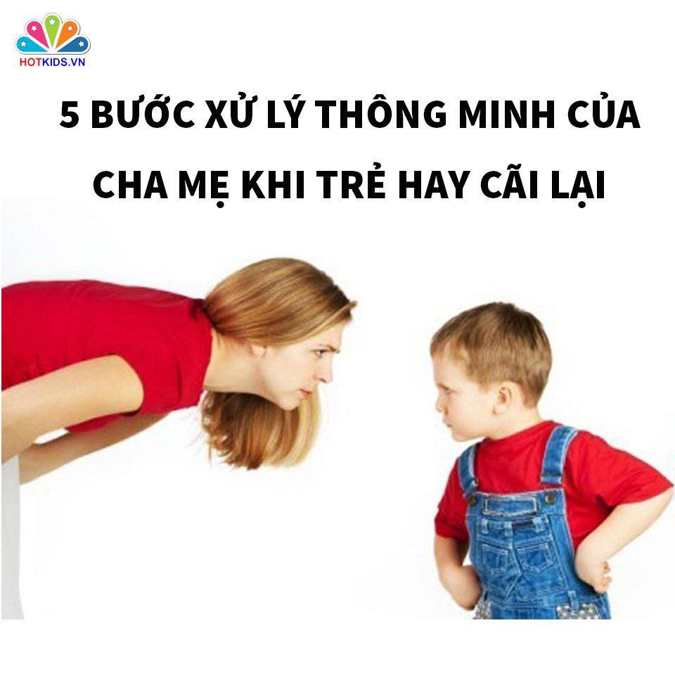 5 BƯỚC XỬ LÝ THÔNG MINH CỦA CHA MẸ KHI CON HAY CÃI LẠI 😓😓

🔥 Cùng với sự tăng lên về tuổi thì ý thức độc lập của trẻ cũng ngày càng mạnh hơn. Đối với rất nhiều sự việc, trẻ sẽ có cái nhìn khác với người lớn, có cái nhìn của riêng mình. Làm cha mẹ, khi trẻ thường xuyên cãi lại thì không nhất định phải nhường nhịn, cho qua, mà nên có tiêu chuẩn, cách xử lý thật tốt.

Việc cha mẹ quá nhân từ, nhường nhịn khi trẻ cãi lại lâu dần sẽ khiến trẻ càng lúc càng làm ra nhiều chuyện khiến bạn sầu lo. Nhưng nếu nói lời quá nghiêm khắc thì sẽ khiến trẻ cảm thấy mình không thể biểu đạt được cảm xúc của mình, dần dần sinh ra bất hòa với cha mẹ, không thích giao lưu chia sẻ với cha mẹ nữa.

🔆🔆 Vậy khi gặp trẻ cãi lại, cha mẹ hãy thử làm theo các bước dưới đây:

✅ GIỮ BÌNH TĨNH
Khi thấy trẻ cãi lại kịch liệt, cha mẹ phải thực sự bình tĩnh thì mới có thể nói chuyện được tốt. Kỳ thực trước khi cha mẹ chuẩn bị “giáo huấn” thì trẻ cũng đã cảm nhận được rồi. Lúc ấy, trẻ sẽ có cảm giác lo lắng, căng thẳng, cha mẹ phải cố gắng hết sức thể hiện ra sự ôn hòa. Còn nếu cha mẹ quát to, hét to, uy hiếp trẻ, hay nói những câu như: “Hư! Tại sao lại dám cãi lại người lớn thế hả?” thì sẽ chỉ càng làm cho sự tình thêm hỏng mà thôi.
👍 Biện pháp tốt nhất chính là nhẫn nhịn không nói, hít sâu, sau đó cân nhắc những gì cần nói để hóa giải được tình cảnh khó xử hiện tại. Nếu như trẻ cãi lại cha mẹ ở trước mặt đông người thì đừng ngay lập tức răn dạy trẻ, mà hãy nói: “Vấn đề này chúng ta nên dừng lại ở đây. Về nhà chúng ta sẽ nói chuyện sau!”

✅ NHẬN ĐỊNH NGUYÊN NHÂN CỦA VẤN ĐỀ
Cha mẹ cần biết chính xác nguyên nhân vì sao con lại cãi lại cha mẹ. Tranh luận, cãi lại, kỳ thực thường thường cũng chưa hẳn là điều mà đứa trẻ biểu đạt ra một cách chân thật từ nội tâm. Có thể trẻ ở lớp đã có va chạm với bạn học, nên trong lòng buồn rầu mà về nhà trút lên cha mẹ. Điều này chỉ là vì, đối với cảm nhận của con cái thì cha mẹ luôn là nơi an toàn nhất để trút bỏ. Cũng có lúc, trẻ vì áp lực học quá lớn mà sinh ra việc này.
👍 Khi hiện tượng này xảy ra, cha mẹ trước tiên nên phải bình tĩnh, hỏi xem con có vấn đề ở đâu bằng những câu như: “Hôm nay ở trường có phải con đã gặp chuyện gì không vui phải không?” hay “Theo con thì mẹ đã nói gì sai sao?”…
Một khi cha mẹ đã biết được nguyên nhân của việc trẻ kịch liệt cãi lại cha mẹ thì vấn đề sẽ dễ dàng được giải quyết.

✅ CHO TRẺ THẤY GIỚI HẠN CỦA CHA MẸ
Có những lúc trẻ bình thường đang ngoan ngoãn nhỏ nhẹ nhưng đột nhiên hét lên: “Mẹ đừng nói nữa có phải tốt hơn hay không?” Thực ra, điều trẻ muốn nói chính là: “Việc này mẹ đã nói nhiều rồi lắm rồi!”
👍 Lúc này cha mẹ đừng quát lên với trẻ, mà chỉ cần nói rằng: “Con có thể không vui, có thể tạm thời không để tâm đến yêu cầu của cha mẹ, nhưng đối với cha mẹ là không được phép gào thét, quát to.”

✅ CÓ BIỆN PHÁP TRỪNG PHẠT KHÉO LÉO
Việc trừng phạt trẻ chân chính không phải là để trẻ kinh hãi, xa lánh cha mẹ mà là để trẻ hiểu và cha mẹ là nghiêm túc.
👍 Cha mẹ cần nói cho trẻ biết lời nói nào, hành vi nào là không đúng. Ngoài ra còn phải cho trẻ biết rằng, nếu làm những điều không đúng, nói những lời không tốt thì sẽ bị trừng phạt.
Sau đó, cha mẹ có thể đưa ra một số cách trừng phạt tương ứng từ nhẹ đến nặng. Đương nhiên, khi trẻ phạm vào tội nghiêm trọng thì phải trừng phạt thực sự, chỉ có như vậy trẻ mới hiểu được lời cha mẹ nói là thật và sẽ chú ý hơn đến ngôn hành cử chỉ của mình.

✅ CỒ VŨ, KHEN NGỢI ĐÚNG LÚC
Khen ngợi trẻ sẽ khiến trẻ thấy rằng mình đã có thay đổi tốt trong mắt của cha mẹ. Khi trẻ tôn kính người khác, cha mẹ nhất định phải không được quên khen ngợi trẻ.
👍 Có thể nói: “Con trả lời mẹ vừa ngoan ngoãn lại không la hét to như thế khiến mẹ rất vui. Con làm việc ấy thật sự rất tốt!” hay “Cách trả lời của con rất tốt, mẹ rất vui!”
Một lời khen ngợi đúng lúc của cha mẹ sẽ khiến tinh thần trẻ phấn khởi, vui sướng. Đồng thời cũng khiến trẻ hiểu ra rằng, cha mẹ không chỉ có nhìn vào điểm xấu của mình mà nhìn cả vào điểm tốt của mình, sự thay đổi của mình đều được cha mẹ theo dõi để ý đến.
Kỳ thực, đối với mỗi hành vi, lời nói mà cha mẹ dành cho con thì chúng đều ghi nhớ hết, hơn nữa còn học hỏi theo. Cho nên, cha mẹ phải cố gắng tu dưỡng bản thân, trở thành một tấm gương tốt cho con cái noi theo, dù có nhiều cách đi nữa thì đây mới chính là cách hữu hiệu nhất!

👉👉 Hy vọng cha mẹ có thể có được những thành công khi áp dụng 5 bước này!