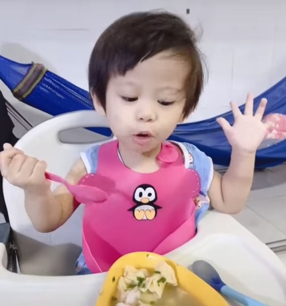 Mưa gió sáng nay mẹ làm cho tô hoành thánh ngon xuất sắc luôn nha
Ăn xong còn đc bonus cho gói snack, uống thêm hủ sữa nữa đó  ❤️❤️
Các mẹ hay hỏi em xem công thức ăn dặm ở đâu, em xem trên app thôi nè, đâu cần kiếm đâu xa  ❤️❤️