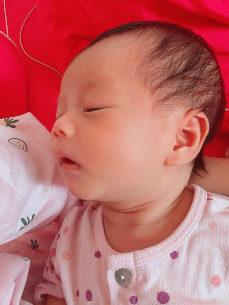 Xin chào cả nhà. Em xin rewiu 1 chút về hành trình đi đẻ của mình. Em làm cty 8 tháng em mới nghỉ sinh thì tính lên ngoại chơi vài bữa rồi về đi đẻ. Lên chơi đk 2 hay 3 tuần k nhớ rõ nữa. Hôm đó là T7 em bảo vs bố mẹ là mai con về. Thì đêm hôm đó thấy trong người rất mỏi. Mỏi hơn mọi khi rất nhiều. Đêm đó vì mỏi mà cứ lăn qua lăn lại ngủ k sâu giấc... 5h bắt đầu thấy bụng đau đau. Lúc đó k nghĩ là mình đau đẻ đâu chỉ nghĩ là con máy đau bụng thôi vẫn kệ. 6h vẫn đau và lặp đi lặp lại cũng nghĩ đến hay là mình đau đẻ. Lên Google gõ dấu hiệu chuyển dạ thì thấy người ta bảo dấu hiệu là đau từng cơn và mỗi cơn 1 đau hơn. Đây em chỉ đau ở 1 mức độ và lặp đi lặp lại thôi k đau hơn. Với lại mình còn 17 ngày nữa mới đến ngày dự kiến sinh mà. Ai cũng bảo con đầu sẽ đẻ sớm hơn 7-10 ngày. Chả thấy đau hơn gì lại đi ngủ 🤣. Bảo ngủ nhưng cũng k ngủ được. Cứ lăn qua lăn lại thui. Tại bụng cứ tức tức ý. Nằm đến 7h30 xuống nhà vệ sinh cá nhân. Bố mẹ đi làm em trai đi học nên quanh quẩn ở nhà thôi. 8h thấy đói xuống bếp nấu bát mì tôm 2 quả tứng ăn. Ăn xong đi lượn ra sân r lại ra ghế đá nhà văn hóa ngồi ( cách nhà 3 bước chân ). 9h15 vẫn thấy đau bụng vậy là lấy đt gọi cho mẹ. Alo mẹ à con đau bụng. 5p sau mẹ đã có mặt ở nhà rồi. Mẹ mình lại gọi cho bố về đưa mình đi kiểm tra. Đi ktra họ bảo mở 2p rồi. Vậy là về thu dọn đồ dạc lên đường đi đẻ thui. Về lại nhà ngoại cpi đồ mẹ cũng cpi vài bộ quần áo đi theo con gái. Bố gọi xe cho con đi. Về đến nhà ck vẫn dũng rỉnh. Còn định đi gội đầu chứ nhưng bị cản lại 🤣. 11h30 lên đường ra Bắc Giang đẻ. Làm thủ tục và khám sk các thứ nhận phòng thì 13h45p em theo chân chị y tá lên bàn đẻ. Lúc đó bác sĩ ktra thì em mới mở 3p. 14h15p em vỡ ối. Đến 3h hình như em bắt đầu có cảm giác con nó cày cày ra. Em bảo bác sĩ thì họ ktra họ bảo em chưa đẻ được. Chị bác sĩ cứ luôn miệng dặn em là k đk dặn k đk dặn em chưa đẻ đk. Okeee k dặn. Đến 15h30 em bảo chị ơi em đau bụng quá thế là chị ý bảo ok thế thì đẻ nhá. Vậy là em làm 3 hơi thế là bé bi của em chào đời vào lúc 15h35p. Đến lúc em ra khỏi phòng sinh mấy chị bác sĩ còn bảo em là vào sau mà ra trước hơi nhanh đấy 🤣.Hiện tại bé nhà em được 4 tháng rồi ạ. NB bé đk 2.8kg. Em xin kể đến đó thôi ạ dài quá rồi 😬