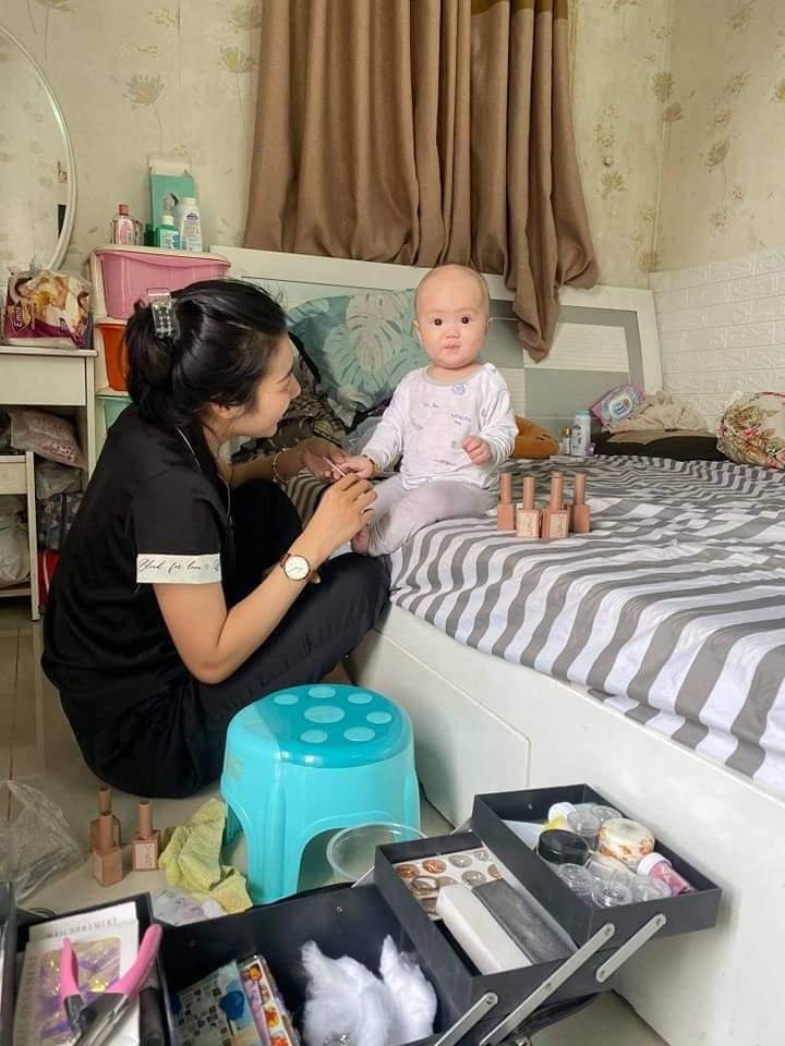 Khi mình có bà Dì học nghề nail thất nghiệp mùa dịch 😅
Hơn 6 tháng ra đời lần đầu trải sự đời no nắng ghê😂Mia say☺️
Cre: Suong Nguyen.