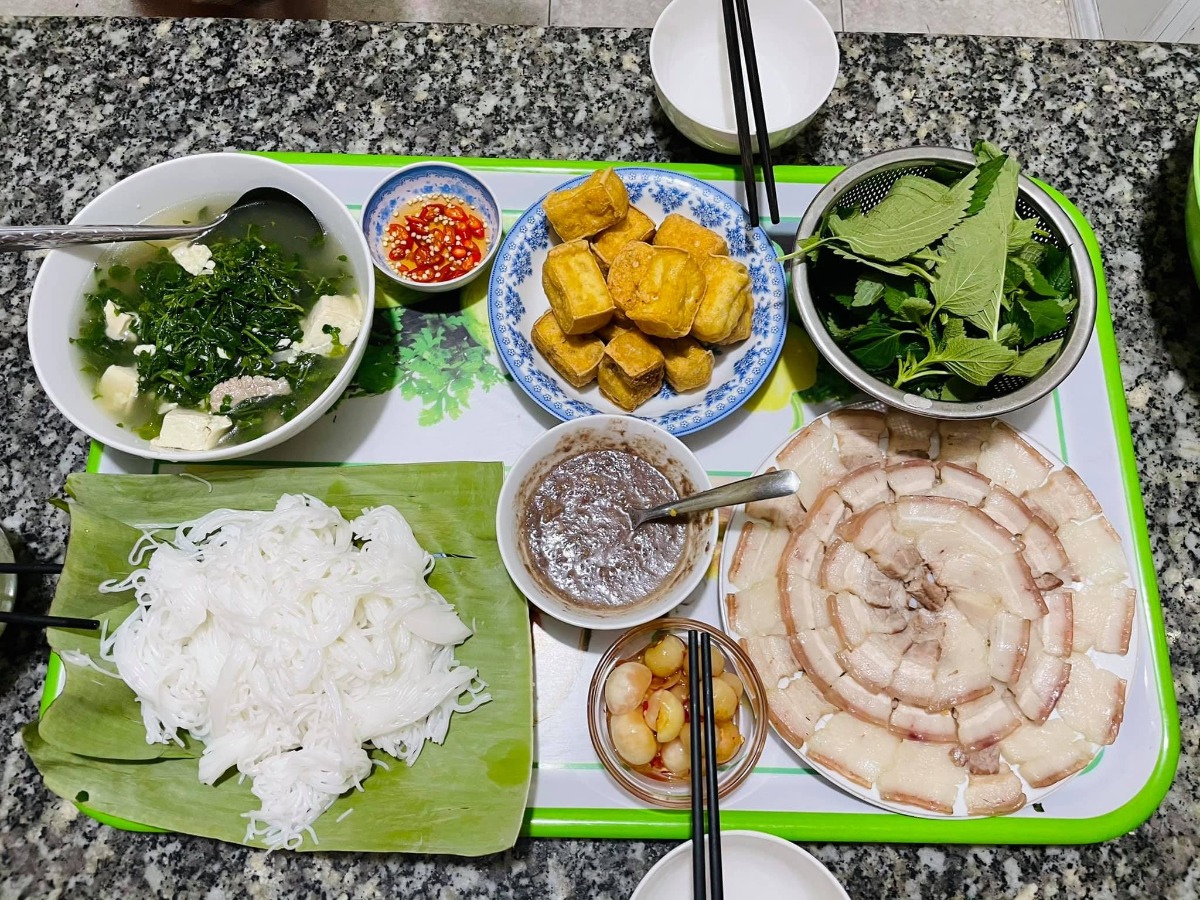 3 bữa chính và 3 bữa phụ 1 ngày của em.

Dạo này tình hình covid phức tạp quá rồi nên các chị bầu xinh đẹp mình nhớ hạn chế ra đường, nếu có đi đâu thì nhớ mang khẩu trang đầy đủ nhé.

Chúc các chị luôn có tinh thần thoải mái và vui vẻ và các chị nhớ thử đa dạng các loại đồ ăn nha để em bé có đủ chất 🌼