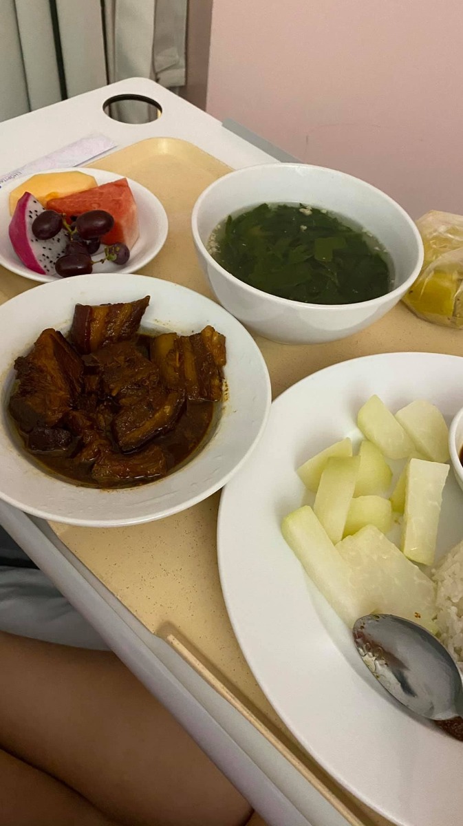 Hôm nay nhân lúc ông con ngủ khì khì mình viết vài dòng review về trải nghiệm đẻ mổ lần 2 tại Việt Pháp. 

Nói qua một chút là lần đầu mình đăng kí sinh thường ở VP, mua gói từ 12w luôn nhưng tới khi chuyển dạ 19 tiếng không đẻ được nên mình phải mổ cấp cứu. Vậy nên lần 2 này mình đăng kí mổ chủ động luôn, có cả chọn bác sĩ, chọn ngày và chọn giờ luôn cho phong thuỷ.

1. Về chuyên môn:

- Khám thai: Suốt quá trình khám thai mình khám bác Hợp. Bác rất nhẹ nhàng cẩn thận, có nhắc nhở nhẹ nhàng đừng tăng cân nhiều quá chứ không hề gắt quá về chuyện cân nặng như 1 số mẹ review trước đây. 
Tới 2 buổi khám cuối sát ngày mổ mình chuyển khám bác Thu do đã book bác mổ cho mình (tin tưởng vì thằng cả nhà mình trước cũng bác Thu mổ và trộm vía mọi thứ rất êm đẹp). Nhìn chung cả 2 bác khám mình đều ưng ý, không có phàn nàn gì nha. Bác Thu đồng ý cho mình mổ chủ động ở 38w2d.

- Lấy ven lúc nhập viện: Lần đẻ thằng cả mình bị ám ảnh khâu lấy ven vì lúc đó không hiểu sao rất đau và cực kì xót nữa, mình đau chảy nước mắt tới nỗi y tá phải đổi kim thành kim em bé thay vì kim người lớn cho mình :)). Lần 2 này thì trộm vía gặp được 1 bạn y tá trẻ rất niềm nở. 
Bạn cũng rất nhẹ nhàng nên lúc lấy ven mình chỉ cảm thấy nhói 1 xíu lúc đưa kim vào chứ không bị đau quá, mình thở phào luôn. Thế nhưng khs khi ra viện thì chỗ rút kim ý vẫn bị thâm tím mất chục ngày :)), chắc do mình không có duyên với lấy ven rồi.

- Gây tê ngoài màng cứng: Ôi cái này lần 1 nhanh bao nhiêu thì lần mổ thứ 2 này mình sợ bấy nhiêu. Các y bác sĩ nói do lưng mình võng quá nên khó chọc, nên chọc đi chọc lại chắc 5-6 lần và mỗi lần đều đau và thốn rất khó tả, mình nhớ 2-3 lần cuối mình còn gào ầm lên, các y bác sĩ phải nắm vai động viên còn mình thì vừa ngồi cong lưng như con tôm vừa nhắm tịt mắt rên rỉ. Nói chung là ám ảnh :((.

- Khi mổ đẻ: Lần mổ này mình cảm nhận được hoàn toàn quá trình mổ. Mình book lịch đẻ 9h sáng thì 9h18’ thằng cu bé nhà mình cất tiếng khóc chào đời rồi. Do đã gây tê nên mình chỉ cthay bác sĩ chọc ngoáy làm thủ thuật đưa bé ra rất nhanh, còn sau đó chủ yếu là vệ sinh và khâu vá lại cho mẹ thì phải. Mình chưa tận mắt nhìn nhưng ai cũng bảo vết mổ mình đẹp và sạch sẽ.

2. Về dịch vụ:

- Các nhân viên bệnh viện đều niềm nở và nhiệt tình từ lúc mình vào viện tới khi out, tuyệt đối không gặp trường hợp khó chịu nào về thái độ. 

- Phòng ốc: ban đầu mới nhập viện mình được các chị y tá xếp cho vào phòng đơn 1 mình 1 phòng ý ạ. Phòng sạch sẽ đủ tiện nghi lắm nhưng mình sợ ở nvay rất buồn do mình phải lưu viện tận 4 đêm. Sau một hồi cân nhắc thì chồng mình qđịnh up lên phòng có người nhà ở lại, thực chất là phòng đôi có 2 giường đó. Phòng rất rộng rãi, có tủ quần áo to chứa váy bệnh nhân, bỉm và băng vệ sinh đầy đủ cho mẹ. Nhà vệ sinh cũng rộng rãi, sạch sẽ nữa. Nói chung về phòng ốc thì mình cũng hài lòng luôn (dù phải trả thêm chi phí kha khá).

- Đồ ăn: Ngày đầu do chưa xì hơi được nên mình chỉ được ăn cháo thui. Sang ngày 2 xì hơi được cái là ăn cơm phở bt. Ở viện mình thấy suất cơm rất chất lượng, nhiều cơm, đồ ăn, có đủ hoa quả và sữa chua tráng miệng nữa. Lần nào mình cũng ăn hết sạch :)). Thích nhất là viện không kiêng cữ quá nên đồ ăn đa dạng, mình thích cơm tôm với thịt kho tàu ở viện lắm 🙂.

- Dịch vụ chăm sóc mẹ và bé: Như mình đã nói các nhân viên, y bác sĩ đều rất niềm nở và ân cần với mình. Mình trông bé ban ngày và cứ tới 11h đêm cho bé bú trực tiếp cữ cuối thì mình gửi các cô trông để mẹ được nghỉ ngơi. Có lúc mình bị cương ngực, hút mãi không kiệt + phòng vắt sữa hơi nóng, các cô cũng hỗ trợ cho mình mượn cái đèn chiếu ngực về tận phòng để mình tự massage trong phòng cho mát nữa. Tới ngày thứ 3 sau mổ là có tận y tá vào phòng tắm gội sấy tóc cho mình rồi (nên mẹ nào muốn kiêng cũng không được nhé :)).

Khi ra viện, mình nhận được quà của bệnh viện là 1 chú trâu vàng bông cho em bé, 1 bình sữa Chicco núm nghiêng rất xinh và bịch bỉm Huggies, 1 túi tote du lịch + 1 chai dầu massage Chicco travel size nữa 🙂. Lúc xuất viện các chị y tá cũng lấy xe đẩy cho mình xuống tận tầng 1 rất chu đáo 🙂.

3. Về chi phí:

- Gói thai đẻ mổ 12w: 61,2tr 
- Chi phí thăm khám + tiền thuốc phát sinh: mình áng chừng 5tr nhé
- Chi phí up phòng có người nhà ở lại: đâu đó hơn 6tr x 4 đêm = hơn 24tr nữa (ngoài gói)
- Chi phí chọn giờ sinh mổ: 12,6tr
- Tổng chi phí đi đẻ khoảng 102,6tr, tuy nhiên mình có bảo hiểm claim và chế độ thai sản ở công ty nên loanh quanh thực chi khoảng 45tr tất cả.

Nhìn chung mình thấy đẻ mổ chủ động lần này ngoại trừ là đau dã man khi tan tê mổ và lúc gây tê ám ảnh thì mọi thứ mình thấy đều ok, có lẽ do may mắn trúng lúc chưa bùng dịch lại nên có người nhà ở lại khiến mình thấy quá trình đi đẻ đỡ buồn hẳn. 

Nếu các mẹ đang có ý định sinh mổ chủ động mà không có nhu cầu cần người nhà ở lại hay cần chọn giờ sinh phong thuỷ mình thấy chi phí sẽ giảm đi nhiều, tuỳ nhu cầu các mom nhé. Cảm ơn cả nhà đã đọc 😻.