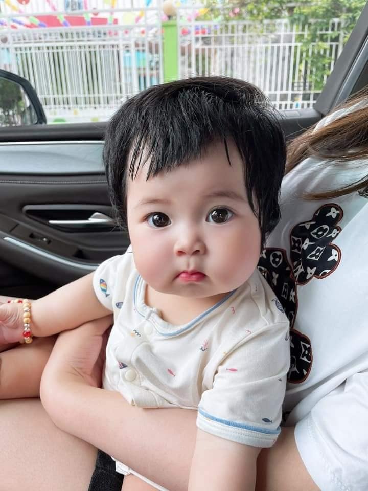 Mong tới ngày con ăn dặm mãi cũng tới, lúc đầu stress dã man vì ko biết bắt đầu ntn, sau có mamibabi đỡ hẳn các mẹ ạ. Giờ cứ mở app ra nấu theo cho con ăn thôi, nhẹ hẳn cái đầu 😆