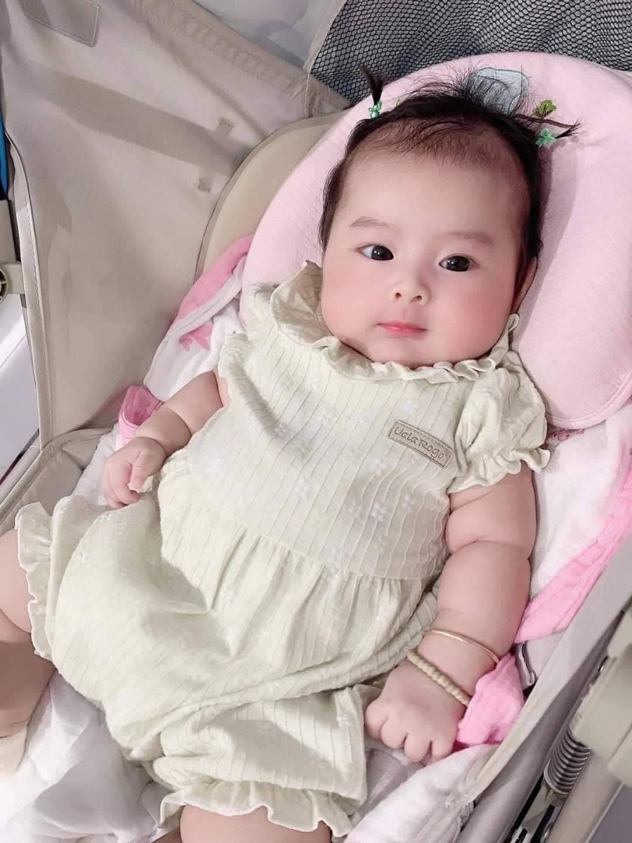 Con là dâu hấu  :3m18d con được 7,8kg ,  trộm vía mẹ con chưa phải chưa phải thức đêm hôm nào với con ☺ , cảm ơn các cô chú ở mamibabi giúp mẹ con thai giáo cho con ngày xưa và giờ thì lại giúp mẹ con nuôi con tốt, sữa mẹ con khá đặc và thơm nên con chỉ thích sữa mẹ thôi a , trộm vía có mom nào xin vía mát tay nuôi con của mẹ con k nào 😘