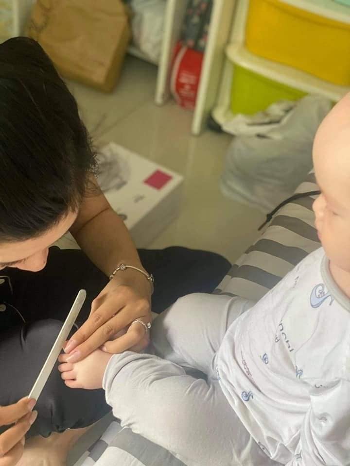 Khi mình có bà Dì học nghề nail thất nghiệp mùa dịch 😅
Hơn 6 tháng ra đời lần đầu trải sự đời no nắng ghê😂Mia say☺️
Cre: Suong Nguyen.