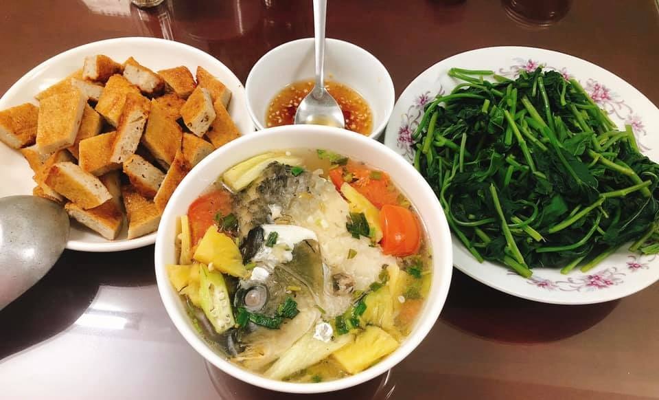 Không biết mn thế nào nhưng mình từ khi xét nghiệm dung nạp đường về lúc đâu rất stress nhưng sau 1 thời gian tìm hiểu cách tập luyện ăn uống, cảm thấy người khoẻ hơn cơ thể cũng săn chắc hơn trước không còn hay đau lưng như ngày trước nữa 

Ăn uống chia rõ ràng bữa chính và bữa phụ, không còn lu xu bù nữa
Cứ rỗi là vợ chồng lôi nhau đi bơi ( bác sĩ bảo bơi rất tốt cho mẹ bầu, ông chú gần nhà bị tiểu đường ông bảo bơi đường giảm hiệu quả) mình thử thấy giảm và người rất khoẻ

Mặc dù cả ngày vận động nhiều, nhưng mỗi tối vợ chồng vẫn dẫn nhau đi bộ vừa đi vừa tâm sự miêu tả mọi thứ xung quanh cho bé con
Từ một người ghét rau, hầu như chỉ ăn cơm với thịt cá nhưng vì em tất cả các bữa ăn của mình không bao giờ thiếu rau còn tinh bột và đồ ngọt giảm hẳn hầu như là không đụng đến ngọt 

Cảm thấy người khoẻ hẳn ra, ai cũng bảo từ lúc mình 4-5 tháng trở đi dáng bắt đầu đẹp hơn và da hồng hào hẳn ra ( do tập luyện và chế độ ăn uống cả ạ) nên các mẹ đừng quá căng thẳng cố gắng ăn uống và tập luyện để có 1 thai kỳ khoẻ mạnh nè 🥰🥰🥰🥰