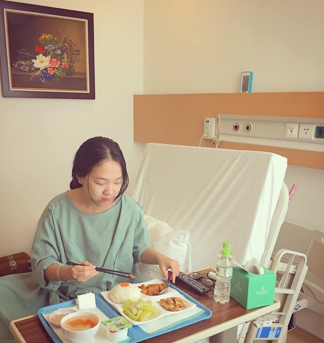 Tâm sự và chia sẻ về sinh non và sinh mổ ở Vinmec Times City Ha noi 
Em chỉ mới và định có một bé thôi mà vô group này làm em có động lực sinh thêm quá ạ ( truớc đây em rất muốn có nhiều bé nhưng do sinh mổ + sinh non lại thêm quá trình chăm bé khiến em thay đổi). Nhiều mẹ có 3 bé trở lên thực sự khiến em ngưỡng mộ và tò mò làm thế nào các mẹ có thể chăm nhiều con cùng lúc được thế? ( em 1 đứa đã chiếm hết thời gian của em rồi 😭 ) . Xin các mẹ chia sẻ và cho em xin kinh nghiệm với ạ? 
Còn đây là tâm sự của em về chuyện sinh non và sinh mổ ở Vinmec Times City Ha noi 
Cả thai kỳ em hoàn toàn khoẻ mạnh, hoạt động sinh hoạt như bình thường, ăn uống ngon miệng, đi du lịch, yoga, kiểm tra gặp bác sĩ theo lịch hẹn đầy đủ. 
Vậy mà, đến tuần 34 của thai kỳ em đi khám thai bác sĩ trưởng khoa Vinmec ( bs Nghĩa ) bác còn khen em và em bé phát triển rất tốt, em bé quay đầu, khung xương chậu phù hợp sinh thường còn bảo em kiểm soát cân nặng bé đừng để to quá khó sinh. Và ngay tối hôm ấy khoảng 10 giờ em vào toilet trước khi ngủ thì bỗng dưng nước xối xả chảy xuống, em hốt hoảng nghĩ thôi chết xong rồi ( vì em có đọc sách đuợc biết vỡ ối là chuẩn bị sinh ). Em bảo chồng xong gọi cho bác Nghĩa bác bảo vào viện luôn. Em có mang tả sau sinh. Và 2 vc gọi taxi vào viện, trên taxi em cảm giác nước cứ chảy xối xả. Đến viện em vô phòng cấp cứu có 2 bạn trực hỏi em các câu hỏi căn bản xong bảo chị y tá đưa lên phòng sinh 😲 e hốt hoảng bảo em chưa muốn sinh bây giờ, bạn ấy giải thích là vì thai 34 tuần nên ưu tiên cho bé trước nếu thai nhỏ thì mới ưu tiên mẹ.
Sau khi lên phòng sinh có chị bác sĩ Dung vào kiểm tra, làm các thủ xét nghiệm xong rồi thông báo là có thể em phải sinh luôn không giữ thai được ( lúc này em khóc em cứ nài nĩ là giữ thai thêm cho em được bao lâu hay bấy lâu vì thai em còn non quá ). Bs giải thích ối của em rách lỗ to rồi nên ối chảy ra hết nên không còn cách giữ thai. Bây giờ có hướng là tiêm trưởng thành phổi cho bé mà tiêm phải đủ 2 mũi cách nhau trong bao nhiêu tiếng em quên rồi thì mới có tác dụng mà tiêm mũi này cũng có xác xuất là tăng nhanh nguy cơ nhiễm trùng ( vỡ ối thì sẽ nhiễm trùng vô bào thai ). Vợ chồng cân nhắc và quyết định. Thật ra lúc này bác sĩ nói nhiều lắm mà về chuyên môn nên em không nhớ hết. Bên Vinmec có thông dịch viên nhưng vì tối nên chỉ gọi điện và dịch cho chồng em hiểu ( chồng em người nước ngoài ).
Đây là điều mà cá nhân em không thích nhất ở Vinmec là đưa thông tin rất nhiều và toàn thông tin chuyên môn nghiệp vụ cho thai phụ, người nhà rồi bảo mình quyết định mà k có lời khuyên của Bác sĩ ( cảm giác giống như là mình quyết định thì có gì mình chịu trách nhiệm ý mà mình thì có hiểu gì chuyên môn đâu cơ chứ ) 
Sau một hồi bàn bạc thì Vc em quyết định tiêm trưởng thành phổi cho bé. Cả đêm em khóc suốt không ngủ nỗi. Đến sáng thì có bác sĩ khác vào khám và chỉ định đi siêu âm, siêu âm là bác sĩ người Mỹ bác bảo hết sạch ối rồi, lúc đó em thấy bụng em nhỏ lại con em cử động ntn em đều thấy qua lớp da bụng hết ( trông sợ lắm ) , bác cũng an ủi là 34 tuần cũng không đến nỗi, bạn bác sinh non nhưng rất khoẻ mạnh và thông minh không có gì khác biệt đâu đừng lo. 
Ôi sao em thấy em viết dài dòng quá rồi nhỉ? Thôi chắc em viết tóm gọn lại tý chứ không kể chi tiết nữa sợ mọi người ngán đọc hihi
Vâng, vì đo monitor nhịp tim bé vẫn đập tốt nên bác sĩ vẫn chưa can thiệp gì, em tiêm được mũi truởng thành phổi thứ 2. Em không có cơn đau hay cơn gò nào cả.
Có một bác sĩ nam vào nói với em trước khi làm hồ sơ sinh ở viện là vì bé nguy cơ sinh non nên sau sinh phải ở lồng ấp thì chi phí là 3tr5/1 ngày chỉ là tiền phòng và các chi phí của thuốc, máy móc hỗ trợ nên ít nhất 6 triệu 1 ngày mà bé chưa sinh thì không biết bé ntn để có thể tính được sẽ nằm bao nhiêu ngày. Nhanh thì 5-6 ngày lâu có thể cả tháng hoặc hơn. Chi phí ở viện cao mà chị không có bảo hiểm, vậy chị có muốn chuyển qua viện công không? Nhưng Vc em vẫn quyết định sinh ở đây. 
Vì nguyện vọng của em là sinh thường nên cả ngày em vẫn chờ 1 cơn đau và mở thêm nhưng mãi chỉ 1 phân 🙄. Em có tiêm kích sinh nhưng cũng k đau k mở thêm. Tóm lại là sau khi chờ gần 70 tiếng thì em cũng bắt đầu có cơn gò và rất đau, đau quặng cả đêm đến sáng tầm 6h bác sĩ kiểm tra vẫn k mở và hội chuẩn xong rồi bảo em là giờ phải mổ cấp cứu nếu em không mổ em phải ký giấy miễn trừ trách nhiệm cho viện. 
Đương nhiên em đồng ý mổ vì con trong bụng quá lâu rồi. Nói thêm là bác sĩ có nói đi nói lại vì tim con em đập tốt và ổn định nên để lâu vậy chứ ca khác là mổ gấp rồi. 
Gây tê một phát ăn ngay, nhẹ nhàng không đau gì cả, ekip gây tê có trong phòng mổ cùng và trấn an em liên tục. Bác sĩ khoa Nhi cũng túc trực hỗ trợ, Bác sĩ Thái mổ chính cho em nói một câu với em khién em rất xúc động mặc dù chỉ là câu nói ngắn “ Phải mổ thôi con, không sao đâu con “ cảm giác như bác thấu hiểu tâm can em lúc đó vậy ý.
Rất nhanh sau đó tiếng con em khóc to lên , em thấy con em đem ra bàn cho bé lau hút, cân rồi quấn khăn đem đến cho em, bác sĩ nhi bảo là trộm vía các chỉ số bé đều ổn định, nặng 2kg03g nhưng vì sinh non nên bs phải đem về lồng ấp theo dõi thêm. Em ở lại khâu vết mổ sau đó về phòng hồi sức sau sinh.
Lúc ở phòng này em cứ sợ với cả chuẩn bị tâm lý hết thuốc tê sẽ đau lắm này nọ nhưng có 1 anh bác sĩ lại giới thiệu tên và nói là bác sĩ gây tê giảm đau cho em. Bs nói “ em yên tâm trước khi em cảm nhận được đau bên anh sẽ có cách để ức chế cơn đau của em, em sẽ không cảm thấy đau quá mức gì đâu, không phải sợ” Anh ấy tiêm vào 1 hay 2 bên đùi em cũng k nhớ rõ lắm.  
Rồi em về phòng, những ngày sau đó em hồi phục theo trình tự và không hề có cảm giác đau đớn nào. Cảm thấy thoải mái thư giản vì được nghĩ ngơi, phục vụ và ăn ngon. 
Riêng về phần con em thì bé tự thở, có thể bú bình mà không cần nhờ máy móc nhưng bé bị nhiễm trùng vì vỡ ối lâu nên phải vào thuốc. Và chiếu đèn trị vàng da. 
Em vào thăm con em khóc rất nhiều vì em thấy con bé quá, bé như con mèo ý, cảm giác như xương và da không thôi sợ lắm, cảm thấy tội nghiệp và có lỗi với con. 
Đến giờ em cũng không biết nguyên nhân vì sao lại sinh non mà không hề có dấu hiệu hay cảnh báo nào trước như vậy. Em hỏi bác sĩ cũng nói k biết được lý do chính xác vì vỡ ối non có rất nhiều nguyên nhân 😞 
Tổng kết là em và bé ở Vinmec 5 ngày sau sinh và truớc đó là 72 tiếng chờ sinh. Chi phí mổ đẻ lần 1, sàng lọc sau sinh, chi phí của bé tất cả khoảng hơn 80 triệu. 
Điều em không hài lòng ở Vinmec là như em có kể ở phần đầu rồi và cả thêm là bé em nằm phòng 3tr5 1 ngày là được 1 phòng cho người nhà bên khoa nhi mà không thông báo em biết để em nhận phòng cho mẹ và dì em từ Sài gòn ra ở. 
Còn tất cả về bác sĩ, y tá, dịch vụ chăm sóc , cơ sở vật chất ở bệnh viện em rất rất hài lòng và cảm thấy quyết định đúng đắn khi chọn sinh ở đây lẫn biết ơn đội ngũ y bác sĩ nhiều lắm. 
Cho em kể thêm là chị y tá trực phòng em lúc truớc mổ có nói bác sĩ Thái mổ cho em là nguời có kinh nghiệm hơn 30 năm và là truởng khoa đẻ bv phụ sản trung uơng nên em yên tâm, cả người nhà em bên ngoài có gặp người nhà của thai phụ khác và họ đều nói bác sĩ là nổi tiếng mát tay và đặt lịch hẹn bác mổ cho vì bác chỉ làm thứ 7 ở Vinmec thôi. Làm em cảm thấy thật may mắn ý. 
Con em trộm vía rất dễ nuôi hay cười, không khóc dai, khoẻ mạnh và các cột mốc phát triển ngang với bé đủ ngày đủ tháng, không biết có phải do vía bác đỡ bé ra không nữa ạ hihi
Tâm sự chia sẻ của em dài quá rồi. Cám ơn các mẹ đã đọc ạ.