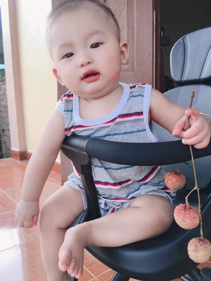 Bé nhà các mẹ ăn dặm hết chưa, bé nhà em chỉ thíh ăn bốc thôi