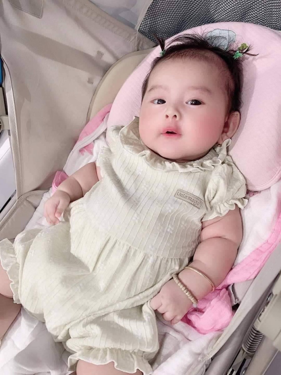 Con là dâu hấu  :3m18d con được 7,8kg ,  trộm vía mẹ con chưa phải chưa phải thức đêm hôm nào với con ☺ , cảm ơn các cô chú ở mamibabi giúp mẹ con thai giáo cho con ngày xưa và giờ thì lại giúp mẹ con nuôi con tốt, sữa mẹ con khá đặc và thơm nên con chỉ thích sữa mẹ thôi a , trộm vía có mom nào xin vía mát tay nuôi con của mẹ con k nào 😘