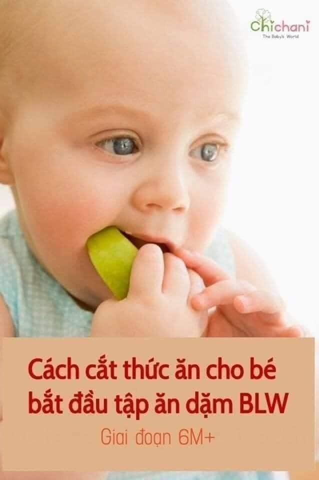 CÁCH CẮT THỨC ĂN CHO BÉ ĂN DẶM THEO PHƯƠNG PHÁP BLW

Trên App có rất nhiều công thức ăn dặm BLW để các mẹ vào xem và nấu cho bé nhé: https://mamibabi.com.vn/thuc-don-an-dam?type=5

👼 GIAI ĐOẠN 6M+ 👼

Ăn dặm BLW (Baby Lead Weaning) là cách bé tự cầm thức ăn, tự ăn khi bắt đầu ăn dặm. Đối với bé mới bắt đầu ăn dặm, dưới đây là hướng dẫn giúp bố mẹ đảm bảo rằng các loại thực phẩm bạn đưa cho bé đều an toàn, dễ ăn và phù hợp với bé.

✋ Vào khoảng 6 tháng tuổi, hầu hết các bạn nhỏ đều thích khám phá cảm giác, ngửi và nếm đồ ăn. Để chọn thực phẩm hoặc muốn lấy thứ gì đó trẻ thường sử dụng cả bàn tay.

✋ Để hỗ trợ phát triển kĩ năng ở giai đoạn này, bạn nên cắt thức ăn thành những que dài và mỏng (tham khảo hình bên dưới).

✋ Các loại thực phẩm có thể giới thiệu cho bé ở giai đoạn này: rau củ, trái cây, thịt, thịt gia cầm...

Nguồn ảnh: pinterest 
Nguồn st