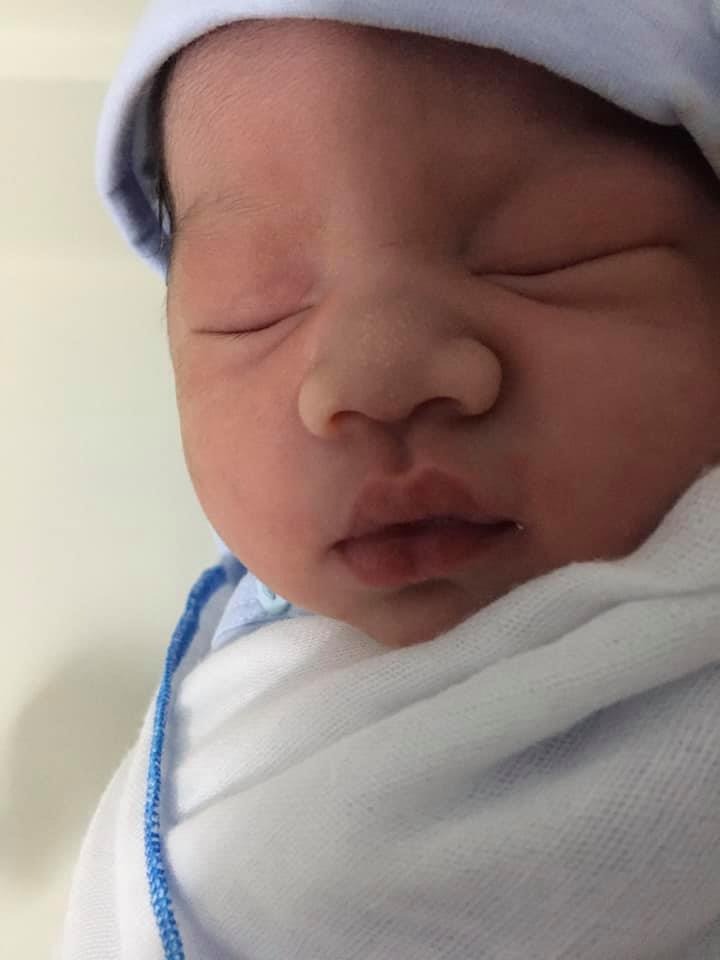 Mổ đẻ lần 2....

Em mới xuống bàn đẻ được tròn 2 ngày rưỡi. Và thực sự phải nói là đẻ mổ lần 2...không hề đáng sợ như lời đồn mọi người ạ :))) 

Em lên bàn mổ lúc 12h trưa ngày 11/5. Sau mổ khoảng hơn 2h, em dùng 1 viên giảm đau đặt hậu môn và 1 viên nữa sau đó khoảng 12 tiếng ( tuỳ ngưỡng chịu đựng của mỗi người).

6h sáng hôm sau, em đã tự đi được ra nhà vệ sinh để đánh răng. Lần đẻ trước, em đã mất 2 ngày để lê từng bước bước một, mà không hiểu sao lần này em lại khoẻ như con zoi luôn :))) 

Do đã đi vèo vèo, với vết mổ khô nhanh, siêu âm kiểm tra thấy mọi thứ đều ổn, nên ngày thứ 3 sau khi có kết quả âm tính với Covid, em xin về luôn vì còn bé đầu đang ngóng ở nhà.

Nếu chị em nào đang chuẩn bị đi đẻ, hãy yên tâm xách túi tới viện 103 để hưởng cảm giác đi nghỉ dưỡng ở resort 5* nhé :))) 

Tất cả các a/c bác sĩ, điều dưỡng ở khoa đều siêu nhẹ nhàng, thân thiện mọi người ạ. Ai cần gì thì cứ ra quầy ới 1 tiếng, các chị sẽ tới tận phòng giúp liền.

Với em, khi em lên bàn mổ thì người nhà chưa tới nơi. Bác sĩ Trung khi ấy nói: “Cháu yên tâm nhé, không có gì phải lo đâu, có các bác sĩ ở đây rồi”. Nghe xong, mình suýt khóc vì thấy cảm động 😞 Rồi chị Nhung cũng giúp đỡ mình từ lúc mình vào tới khi mình xuất viện, làm mình cảm giác nơi này quá thân thương luôn ấy. Còn rất nhiều a/c khác nữa mà mình không biết tên, cũng không thể nhớ mặt ( vì chiếc khẩu trang mùa covid ) , nhưng mình sẽ chẳng bao giờ quên sự ân cần và nhiệt tình của các a/c ấy được.

Cơ sở vật chật thì trên cả toẹt vời. Khoa sản nằm ở tầng 5 của 1 toà nhà mới xây đẹp mê li, phòng ốc rộng thoáng, nhà vệ sinh sạch đẹp khỏi bàn luôn ạ. 

Nếu có bị chồng lừa thêm đứa nữa, chắc chắn em sẽ tiếp tục chọn 103 😘😘😘😘😘😘