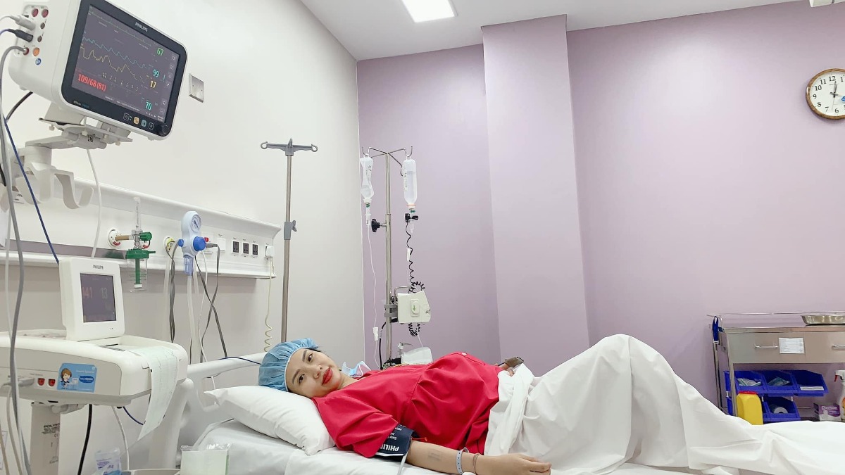 Review sinh tại Việt Pháp

Chào các mẹ, mình đã sinh được gần một tuần. Nay mình đã vượt cạn thành công, viết một chút review cho các mẹ sắp sinh mùa dịch giống mình.

Lần 1 đẻ ở Vinmec Times City nằm chờ sinh + đau hơn 14 tiếng vật vã mới đẻ xong. Lần 2 đúng là con dạ, siêu nhanh chóng và nhẹ nhàng. 10h kém vào viện với bà ngoại, khai báo y tế online trước cho nhanh nhưng mà lúc bước qua cổng bà ngoại vẫn không được vào, đội ngũ y tế nói nếu mình có chỉ định nhập viện sinh bà mới được vào cùng, lúc ý đang đau rồi mà vẫn phải đi 1 mình vào lối cổng cấp cứu, sáng chủ nhật nên viện vắng, vào khoa cấp cứu báo em đau bụng sắp sinh rồi, yêu cầu đẩy xe lăn lên khoa sản đi thì được đưa lên tầng 4. Vẫn là khu khám quen thuộc mà hôm nay vắng quá, vào phòng đo monitor, chị hộ sinh khám trong xong cho nhập viện luôn. Mình có hỏi quy định đi sinh mùa dịch thì được trả lời là, nếu người nhà có nguyện vọng ở lại chăm thì làm xét nghiệm covid và đóng thêm 1300k tiền phí người nhà ở lại, tiền up phòng sẽ được free (không mất thêm 2tr như bình thường), tuy nhiên ở viện không làm xét nghiệm nên mình có tìm 1 số chỗ xét nghiệm, nhọ cái đúng lúc dịch căng thẳng nên medlatec báo sau 2 ngày mới có kết quả, và không phải ai người ta cũng xét nghiệm cho. Thôi xác định không có người nhà ở lại chăm vậy 😭😭😭.

Cơn gò dồn dập đau khủng khiếp, giục chị hộ sinh cho người nhà em lên đi chị, nhưng chị bảo đo monitor xong, em nhận phòng tắm rồi đợi lên phòng đẻ gây tê ngoài màng cứng xong người nhà sẽ được lên nhé. Huhu thế hoá ra lúc đau đẻ một mình là có thật. Nhưng vì đây là tập 2 rồi cộng với việc chị hộ sinh đón mình lúc rất nhiệt tình, thân thiện hỏi han nên cũng được an ủi phần nào.

Bác sỹ gây mê cho mình hình như tên là Hà =.=. Mình kể với bác sỹ là lần trước em gây tê vẫn bị buốt lưng từng cơn không khác gì đau đẻ. Chị bảo uh để c xem, cột sống của mình lại còn hơi vẹo, chọc mãi mới cho thuốc vào được, chị xử lý cả vùng lưng nên mình không bị đau vật vã như lần trước. Lúc làm giảm đau là mình đang đau lắm rồi vì mở nhanh, bác sỹ vừa làm vừa dỗ dành. Và cuối cùng nhờ có chị mà em đẻ xong vẫn có sức selfie 1001  bức ảnh tươi tắn :))

Hôm mình sinh là bác Yến trực, mọi người cứ bảo bác lạnh lùng nhưng mà mình thấy bác chỉ hơi ít nói chút thôi, tập trung chuyên môn đỡ đẻ nhanh gọn và khâu cho mình cẩn thận. 

Điều ấn tượng sau khi sinh xong ở VF đối với mình đó là đội ngũ nữ hộ sinh cực kỳ chuyên nghiệp, tận tình. Mùa dịch nên sau khi sinh xong người nhà phải về luôn nhưng các nữ hộ sinh luôn chủ động take care. Ban đầu khi đăng ký VF mình cũng hơi băn khoăn, xác định sẽ up phòng và thêm phí cho người nhà ở lại chăm nhưng rồi dịch tới không cản được :))  Sau khi trải nghiệm thực tế thì đúng là sinh thường ở VF không cần người nhà chăm (sinh mổ thì mẹ cháu chưa trải qua nên không biết). Sản phụ có thời gian yên tĩnh, nghỉ ngơi, tối mình gửi em bé cho các cô và lúc nào con muốn ăn thì các cô lại bế vào cho ti mẹ, hôm mình sinh mọi vấn đề đều được hỗ trợ tận tình, cô nào cũng xinh đẹp, tươi tắn ban ngày cũng như ban đêm nên mình khá hài lòng. Tối sợ con hạ đường huyết (lúc chiều bé đo đường huyết hơi thấp) mình nhờ các cô pha sữa thì các cô động viên bảo mẹ có sữa mà và hướng dẫn cho bé ti mẹ.

Mình còn ấn tượng với cô Kiều Lan - hộ sinh trưởng, mấy lần đi khám thấy cô đi qua đi lại thấy mẹ bầu vắt chéo chân là cô cười nhắc đừng ngồi như thế không tốt cho e bé. Có một lần đi khám được cô mắc monitor và gặp cô đi khám buồng sau sinh cùng bác sỹ. Vì cô lúc nào cũng tươi tắn hỏi han nên cảm thấy được cưng chiều lắm ấy. Cô còn trêu lần sau đẻ vẫn chọn VF chứ hehe. 

Các mom cứ tự tin đi sinh mùa dịch nhé ^^