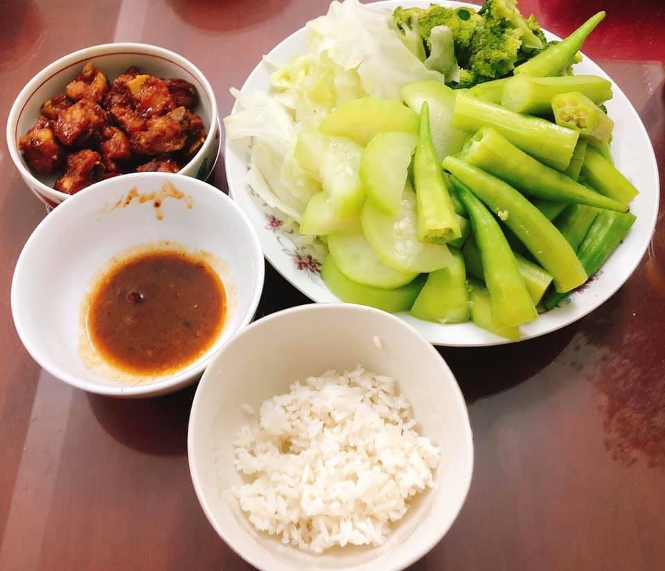 Không biết mn thế nào nhưng mình từ khi xét nghiệm dung nạp đường về lúc đâu rất stress nhưng sau 1 thời gian tìm hiểu cách tập luyện ăn uống, cảm thấy người khoẻ hơn cơ thể cũng săn chắc hơn trước không còn hay đau lưng như ngày trước nữa 

Ăn uống chia rõ ràng bữa chính và bữa phụ, không còn lu xu bù nữa
Cứ rỗi là vợ chồng lôi nhau đi bơi ( bác sĩ bảo bơi rất tốt cho mẹ bầu, ông chú gần nhà bị tiểu đường ông bảo bơi đường giảm hiệu quả) mình thử thấy giảm và người rất khoẻ

Mặc dù cả ngày vận động nhiều, nhưng mỗi tối vợ chồng vẫn dẫn nhau đi bộ vừa đi vừa tâm sự miêu tả mọi thứ xung quanh cho bé con
Từ một người ghét rau, hầu như chỉ ăn cơm với thịt cá nhưng vì em tất cả các bữa ăn của mình không bao giờ thiếu rau còn tinh bột và đồ ngọt giảm hẳn hầu như là không đụng đến ngọt 

Cảm thấy người khoẻ hẳn ra, ai cũng bảo từ lúc mình 4-5 tháng trở đi dáng bắt đầu đẹp hơn và da hồng hào hẳn ra ( do tập luyện và chế độ ăn uống cả ạ) nên các mẹ đừng quá căng thẳng cố gắng ăn uống và tập luyện để có 1 thai kỳ khoẻ mạnh nè 🥰🥰🥰🥰