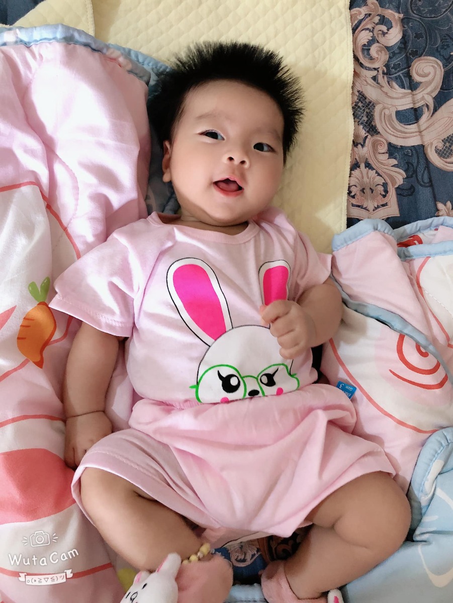 Đăng lấy động lực cho các mẹ đang trên con đường đón con yêu về nhà. 5 năm mới đón đc con yêu

Bé nhà e hnay tròn 3m10.
Kq chuyển phôi lần 3, phôi N3 trung bình.

Mẹ buồng trứng đa nang, polyp cổ tử cung đã mổ nội sôi 1 lần. Hôm cp bs nói polyp vẫn mọc lại, nghe mà lo nhưng trộm vía con đã khoẻ mạnh và về bên e. Đc 21nscp thì bị ra máu và nằm viện 1 tuần, sau trận đấy thì trộm vía cả thai kỳ của e rất khoẻ. 2 mẹ con lúc bầu đc 5m đã đi tàu vào Thanh Hoá vi vu rồi ạh, đc 26w đi test tiểu đường thì bị dính. Mẹ tự ăn kiêng theo chế độ, trộm vía con sinh mổ chủ động ở 40w1d và đc 3,6kg. Các mẹ cố lên nhé