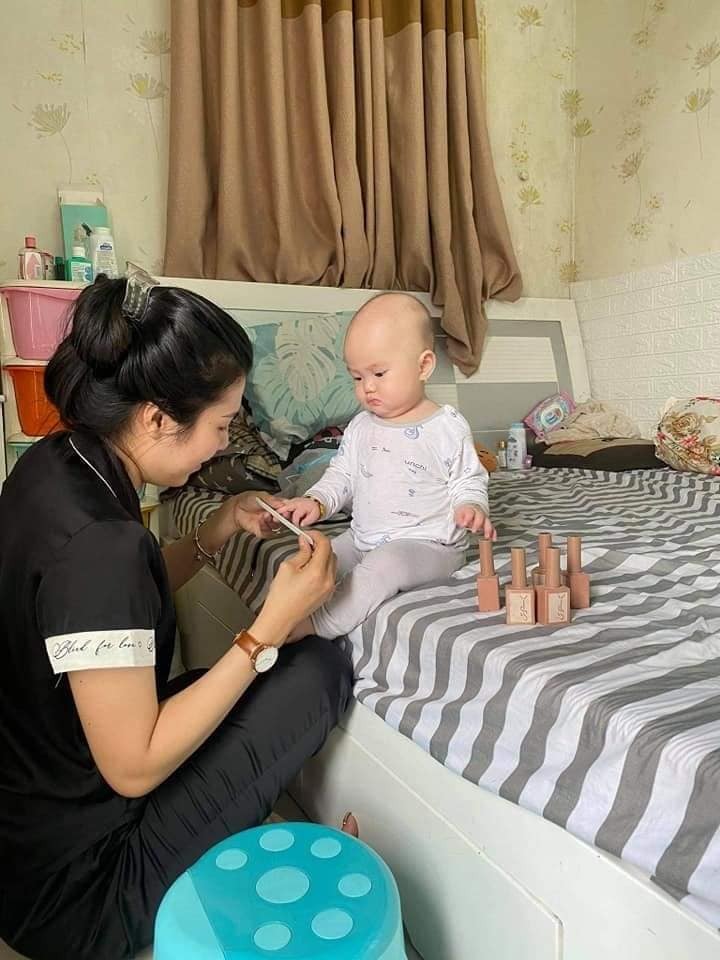 Khi mình có bà Dì học nghề nail thất nghiệp mùa dịch 😅
Hơn 6 tháng ra đời lần đầu trải sự đời no nắng ghê😂Mia say☺️
Cre: Suong Nguyen.