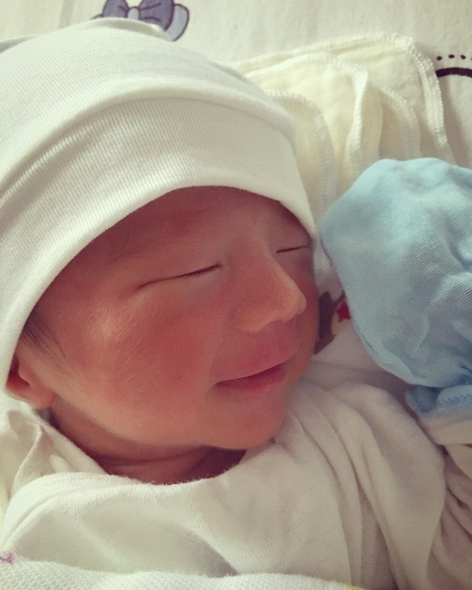 Tâm sự và chia sẻ về sinh non và sinh mổ ở Vinmec Times City Ha noi 
Em chỉ mới và định có một bé thôi mà vô group này làm em có động lực sinh thêm quá ạ ( truớc đây em rất muốn có nhiều bé nhưng do sinh mổ + sinh non lại thêm quá trình chăm bé khiến em thay đổi). Nhiều mẹ có 3 bé trở lên thực sự khiến em ngưỡng mộ và tò mò làm thế nào các mẹ có thể chăm nhiều con cùng lúc được thế? ( em 1 đứa đã chiếm hết thời gian của em rồi 😭 ) . Xin các mẹ chia sẻ và cho em xin kinh nghiệm với ạ? 
Còn đây là tâm sự của em về chuyện sinh non và sinh mổ ở Vinmec Times City Ha noi 
Cả thai kỳ em hoàn toàn khoẻ mạnh, hoạt động sinh hoạt như bình thường, ăn uống ngon miệng, đi du lịch, yoga, kiểm tra gặp bác sĩ theo lịch hẹn đầy đủ. 
Vậy mà, đến tuần 34 của thai kỳ em đi khám thai bác sĩ trưởng khoa Vinmec ( bs Nghĩa ) bác còn khen em và em bé phát triển rất tốt, em bé quay đầu, khung xương chậu phù hợp sinh thường còn bảo em kiểm soát cân nặng bé đừng để to quá khó sinh. Và ngay tối hôm ấy khoảng 10 giờ em vào toilet trước khi ngủ thì bỗng dưng nước xối xả chảy xuống, em hốt hoảng nghĩ thôi chết xong rồi ( vì em có đọc sách đuợc biết vỡ ối là chuẩn bị sinh ). Em bảo chồng xong gọi cho bác Nghĩa bác bảo vào viện luôn. Em có mang tả sau sinh. Và 2 vc gọi taxi vào viện, trên taxi em cảm giác nước cứ chảy xối xả. Đến viện em vô phòng cấp cứu có 2 bạn trực hỏi em các câu hỏi căn bản xong bảo chị y tá đưa lên phòng sinh 😲 e hốt hoảng bảo em chưa muốn sinh bây giờ, bạn ấy giải thích là vì thai 34 tuần nên ưu tiên cho bé trước nếu thai nhỏ thì mới ưu tiên mẹ.
Sau khi lên phòng sinh có chị bác sĩ Dung vào kiểm tra, làm các thủ xét nghiệm xong rồi thông báo là có thể em phải sinh luôn không giữ thai được ( lúc này em khóc em cứ nài nĩ là giữ thai thêm cho em được bao lâu hay bấy lâu vì thai em còn non quá ). Bs giải thích ối của em rách lỗ to rồi nên ối chảy ra hết nên không còn cách giữ thai. Bây giờ có hướng là tiêm trưởng thành phổi cho bé mà tiêm phải đủ 2 mũi cách nhau trong bao nhiêu tiếng em quên rồi thì mới có tác dụng mà tiêm mũi này cũng có xác xuất là tăng nhanh nguy cơ nhiễm trùng ( vỡ ối thì sẽ nhiễm trùng vô bào thai ). Vợ chồng cân nhắc và quyết định. Thật ra lúc này bác sĩ nói nhiều lắm mà về chuyên môn nên em không nhớ hết. Bên Vinmec có thông dịch viên nhưng vì tối nên chỉ gọi điện và dịch cho chồng em hiểu ( chồng em người nước ngoài ).
Đây là điều mà cá nhân em không thích nhất ở Vinmec là đưa thông tin rất nhiều và toàn thông tin chuyên môn nghiệp vụ cho thai phụ, người nhà rồi bảo mình quyết định mà k có lời khuyên của Bác sĩ ( cảm giác giống như là mình quyết định thì có gì mình chịu trách nhiệm ý mà mình thì có hiểu gì chuyên môn đâu cơ chứ ) 
Sau một hồi bàn bạc thì Vc em quyết định tiêm trưởng thành phổi cho bé. Cả đêm em khóc suốt không ngủ nỗi. Đến sáng thì có bác sĩ khác vào khám và chỉ định đi siêu âm, siêu âm là bác sĩ người Mỹ bác bảo hết sạch ối rồi, lúc đó em thấy bụng em nhỏ lại con em cử động ntn em đều thấy qua lớp da bụng hết ( trông sợ lắm ) , bác cũng an ủi là 34 tuần cũng không đến nỗi, bạn bác sinh non nhưng rất khoẻ mạnh và thông minh không có gì khác biệt đâu đừng lo. 
Ôi sao em thấy em viết dài dòng quá rồi nhỉ? Thôi chắc em viết tóm gọn lại tý chứ không kể chi tiết nữa sợ mọi người ngán đọc hihi
Vâng, vì đo monitor nhịp tim bé vẫn đập tốt nên bác sĩ vẫn chưa can thiệp gì, em tiêm được mũi truởng thành phổi thứ 2. Em không có cơn đau hay cơn gò nào cả.
Có một bác sĩ nam vào nói với em trước khi làm hồ sơ sinh ở viện là vì bé nguy cơ sinh non nên sau sinh phải ở lồng ấp thì chi phí là 3tr5/1 ngày chỉ là tiền phòng và các chi phí của thuốc, máy móc hỗ trợ nên ít nhất 6 triệu 1 ngày mà bé chưa sinh thì không biết bé ntn để có thể tính được sẽ nằm bao nhiêu ngày. Nhanh thì 5-6 ngày lâu có thể cả tháng hoặc hơn. Chi phí ở viện cao mà chị không có bảo hiểm, vậy chị có muốn chuyển qua viện công không? Nhưng Vc em vẫn quyết định sinh ở đây. 
Vì nguyện vọng của em là sinh thường nên cả ngày em vẫn chờ 1 cơn đau và mở thêm nhưng mãi chỉ 1 phân 🙄. Em có tiêm kích sinh nhưng cũng k đau k mở thêm. Tóm lại là sau khi chờ gần 70 tiếng thì em cũng bắt đầu có cơn gò và rất đau, đau quặng cả đêm đến sáng tầm 6h bác sĩ kiểm tra vẫn k mở và hội chuẩn xong rồi bảo em là giờ phải mổ cấp cứu nếu em không mổ em phải ký giấy miễn trừ trách nhiệm cho viện. 
Đương nhiên em đồng ý mổ vì con trong bụng quá lâu rồi. Nói thêm là bác sĩ có nói đi nói lại vì tim con em đập tốt và ổn định nên để lâu vậy chứ ca khác là mổ gấp rồi. 
Gây tê một phát ăn ngay, nhẹ nhàng không đau gì cả, ekip gây tê có trong phòng mổ cùng và trấn an em liên tục. Bác sĩ khoa Nhi cũng túc trực hỗ trợ, Bác sĩ Thái mổ chính cho em nói một câu với em khién em rất xúc động mặc dù chỉ là câu nói ngắn “ Phải mổ thôi con, không sao đâu con “ cảm giác như bác thấu hiểu tâm can em lúc đó vậy ý.
Rất nhanh sau đó tiếng con em khóc to lên , em thấy con em đem ra bàn cho bé lau hút, cân rồi quấn khăn đem đến cho em, bác sĩ nhi bảo là trộm vía các chỉ số bé đều ổn định, nặng 2kg03g nhưng vì sinh non nên bs phải đem về lồng ấp theo dõi thêm. Em ở lại khâu vết mổ sau đó về phòng hồi sức sau sinh.
Lúc ở phòng này em cứ sợ với cả chuẩn bị tâm lý hết thuốc tê sẽ đau lắm này nọ nhưng có 1 anh bác sĩ lại giới thiệu tên và nói là bác sĩ gây tê giảm đau cho em. Bs nói “ em yên tâm trước khi em cảm nhận được đau bên anh sẽ có cách để ức chế cơn đau của em, em sẽ không cảm thấy đau quá mức gì đâu, không phải sợ” Anh ấy tiêm vào 1 hay 2 bên đùi em cũng k nhớ rõ lắm.  
Rồi em về phòng, những ngày sau đó em hồi phục theo trình tự và không hề có cảm giác đau đớn nào. Cảm thấy thoải mái thư giản vì được nghĩ ngơi, phục vụ và ăn ngon. 
Riêng về phần con em thì bé tự thở, có thể bú bình mà không cần nhờ máy móc nhưng bé bị nhiễm trùng vì vỡ ối lâu nên phải vào thuốc. Và chiếu đèn trị vàng da. 
Em vào thăm con em khóc rất nhiều vì em thấy con bé quá, bé như con mèo ý, cảm giác như xương và da không thôi sợ lắm, cảm thấy tội nghiệp và có lỗi với con. 
Đến giờ em cũng không biết nguyên nhân vì sao lại sinh non mà không hề có dấu hiệu hay cảnh báo nào trước như vậy. Em hỏi bác sĩ cũng nói k biết được lý do chính xác vì vỡ ối non có rất nhiều nguyên nhân 😞 
Tổng kết là em và bé ở Vinmec 5 ngày sau sinh và truớc đó là 72 tiếng chờ sinh. Chi phí mổ đẻ lần 1, sàng lọc sau sinh, chi phí của bé tất cả khoảng hơn 80 triệu. 
Điều em không hài lòng ở Vinmec là như em có kể ở phần đầu rồi và cả thêm là bé em nằm phòng 3tr5 1 ngày là được 1 phòng cho người nhà bên khoa nhi mà không thông báo em biết để em nhận phòng cho mẹ và dì em từ Sài gòn ra ở. 
Còn tất cả về bác sĩ, y tá, dịch vụ chăm sóc , cơ sở vật chất ở bệnh viện em rất rất hài lòng và cảm thấy quyết định đúng đắn khi chọn sinh ở đây lẫn biết ơn đội ngũ y bác sĩ nhiều lắm. 
Cho em kể thêm là chị y tá trực phòng em lúc truớc mổ có nói bác sĩ Thái mổ cho em là nguời có kinh nghiệm hơn 30 năm và là truởng khoa đẻ bv phụ sản trung uơng nên em yên tâm, cả người nhà em bên ngoài có gặp người nhà của thai phụ khác và họ đều nói bác sĩ là nổi tiếng mát tay và đặt lịch hẹn bác mổ cho vì bác chỉ làm thứ 7 ở Vinmec thôi. Làm em cảm thấy thật may mắn ý. 
Con em trộm vía rất dễ nuôi hay cười, không khóc dai, khoẻ mạnh và các cột mốc phát triển ngang với bé đủ ngày đủ tháng, không biết có phải do vía bác đỡ bé ra không nữa ạ hihi
Tâm sự chia sẻ của em dài quá rồi. Cám ơn các mẹ đã đọc ạ.