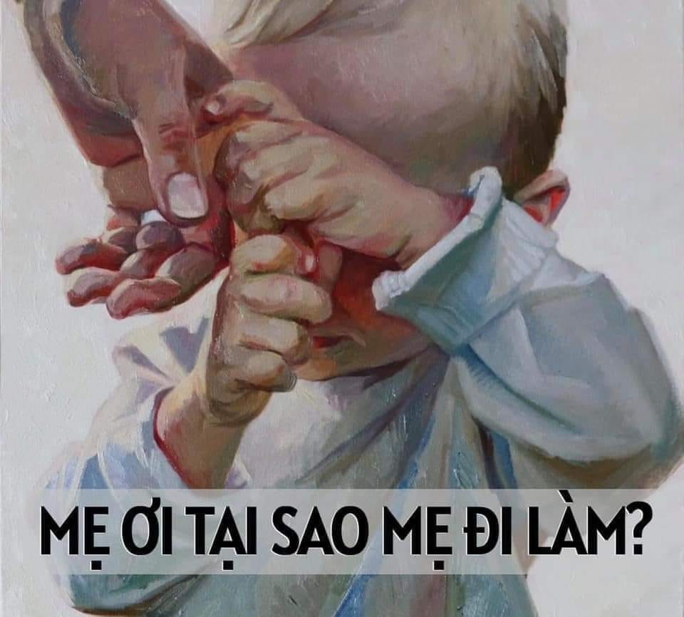 ĐỪNG XEM THƯỜNG CÂU HỎI: "VÌ SAO MẸ ĐI LÀM?"

"Mẹ ơi tại sao mẹ đi làm. Sao mẹ không ở nhà với con?”, khi gặp phải câu hỏi này, bạn sẽ trả lời con mình thế nào?

Gần đây trên mạng xã hội có một câu chuyện thế này. Một đứa trẻ hỏi: “Mẹ ơi, tại sao mẹ bỏ con để đi làm?”. Người mẹ trả lời: “Mẹ cần kiếm tiền để mua thức ăn và đóng học cho con”. Đứa trẻ nghe xong chỉ lặng lẽ cúi đầu: “Hóa ra con gây ra sự mệt mỏi cho mẹ”.

Cũng với câu hỏi này, một bà mẹ khác đáp: “Mẹ đi làm để học kiến thức mới, để kết bạn và tìm niềm vui. Giống như con là học sinh, con phải học tập chăm chỉ và hòa đồng với bạn bè”. Đứa trẻ nghe xong lại mỉm cười nói “Vâng, con hiểu rồi”.

Adele Farber, nhà tâm lý học nổi tiếng người Mỹ từng nói: “Đừng đánh giá thấp tác động của lời nói đến cuộc sống của trẻ”.

Hai câu trả lời trên phản ánh hai giá trị khác nhau. Khi đứa trẻ đặt câu hỏi “Tại sao bố mẹ phải đi làm” nó phản ánh suy nghĩ của trẻ về thế giới bên ngoài. Câu trả lời của cha mẹ sẽ ảnh hưởng đến quan điểm ban đầu của trẻ về nghề nghiệp và cuộc sống sau này.

Có lẽ, khi đề cập đến vấn đề này, nhiều phụ huynh sẽ thấy buồn cười và cho rằng nó không đáng mang ra bàn luận. Nhiều người cảm thấy con cái đang gây rắc rối một cách vô lý bởi câu hỏi đã có đáp án hiển nhiên.

“Nếu không đi làm, lấy tiền đâu mà tiêu. Đồ ăn, đồ chơi của con chắc từ trên trời rơi xuống chắc” hay “Những cuốn sách con đọc, quần áo con mặc và ngôi nhà con sống đều được mua bằng tiền? Mẹ không đi làm, tiền đâu để mua những thứ đó”…, nhiều người sẽ trả lời như vậy.

Thế nhưng hãy suy nghĩ kỹ, con bạn sẽ cảm thấy thế nào khi nghe câu trả lời “phũ phàng” như thế.

Một bé gái 5 tuổi đã khóc thét và ném kẹo về phía mẹ khi nhận được câu trả lời “Mẹ đi làm để mua kẹo cho con”. Vừa ném cô bé vừa hét: “Từ giờ trở đi con sẽ không ăn kẹo nữa”.

Cảnh tượng như vậy thật đáng buồn. Trong tâm trí trẻ, chúng chỉ mong muốn cha mẹ ở bên mình nhiều hơn. Bởi vậy khi người lớn đi làm, trẻ không được gặp thường xuyên, trong lòng sẽ cảm thấy bất an.

Với câu hỏi này, bạn có thể trả lời con: "Mẹ không muốn bỏ con ở lại nhưng mẹ phải đi làm, và mẹ sẽ trở về nhà với con vào buổi chiều. Chúng mình sẽ ôm nhau và rất vui, nhớ kể cho mẹ xem con đã chơi những trò gì ở nhà khi mẹ đi làm nhé!". Hay: "Bố mẹ thích làm việc, có thể học những kiến thức mới lạ và mang lại hạnh phúc cho người khác. Bố mẹ không thể mang con đi làm cùng nhưng sẽ luôn nhớ tới con".

Một câu trả lời như vậy có thể không thỏa mãn mong muốn luôn ở cùng bố mẹ, nhưng nó sẽ mang lại cho trẻ cảm giác an toàn và được yêu thương. Đồng thời bằng cách này, trẻ sẽ có động lực hơn trong học tập, khi mong muốn có được niềm hạnh phúc khi đi làm như bố mẹ mình.

Trong lá thư gửi con gái, một người cha đã từng viết: "Bố không bao giờ nói rằng đi làm để kiếm tiền, vì bố sợ con sẽ nghĩ tiền quan trọng hơn con". Bức thư này sau đó được người con lưu giữ nhiều năm, kể cả sau khi người cha mất vì một tai nạn lao động.

"Bố luôn cho tôi cảm giác rằng, dù ông làm gì, đi đâu thì tình yêu dành cho con vẫn luôn trọn vẹn", cô con gái chia sẻ.

Hãy để trẻ biết, ngay cả khi bố mẹ làm việc, họ vẫn yêu con!

Trong chương trình "Thiếu niên nói" gần đây, một cô bé đã hét lên: "Mẹ ơi mẹ có yêu con không? Tại sao mẹ có thể nói nhiều chuyện với người lạ nhưng không thể nói chuyện với con. Khi con muốn nói chuyện, mẹ lại luôn bận rộn và chỉ hỏi con những câu hỏi lạnh lùng. Con không biết mẹ có còn yêu con nữa không"?

Tiếng khóc của cô bé đã khiến khán giả rơi nước mắt. Trên thực tế, nhiều phụ huynh vất vả làm việc với mong muốn cho con có cuộc sống và điều kiện giáo dục tốt nhất. Tuy nhiên không phải sự cố gắng nào cũng được trẻ thấu hiểu. Bởi những gì trẻ nhìn thấy là cha mẹ chỉ quan tâm tới công việc mà nhiều khi quên mất sự có mặt của chúng.

Trong mắt trẻ, cha mẹ là cả thế giới. Với mong muốn luôn được đồng hành cùng cha mẹ, đừng vì công việc mà bỏ qua thái độ của con. Chỉ cần một cái ôm, một lời nói nhẹ nhàng: "Mặc dù mẹ rất bận rộn, nhưng con sẽ là người mẹ luôn yêu thương nhất", khiến trẻ cảm thấy cả thế giới này đều thuộc về chúng.

Cha mẹ thường phàn nàn về công việc khó khăn trước mặt con cái. Nó sẽ gây ra tác động gì?

Có một câu chuyện được chia sẻ trên Weibo gần đây. Một người mẹ hay than phiền mệt mỏi sau giờ làm trước mặt con gái. Lúc thì cô chê người sếp mới khó tính, bắt làm thêm không có lương. Lúc thì cô than đau đầu vì công việc căng thẳng.

Một ngày cô con gái nói với mẹ. "Mẹ ơi học nhiều khiến con đau đầu. Giáo viên toán của con giao rất nhiều bài tập về nhà, con thực sự ghét đi học. Thật tuyệt nếu không phải đến trường mẹ ạ".

Người mẹ tức giận nói với con: "Con còn nhỏ mà đã không muốn đi học. Con thật hư đốn". Ngay lập tức, con gái hỏi mẹ: "Tại sao mẹ được phép ghét đi làm còn con thì không?".

Bởi vậy mới nói, truyền áp lực công việc cho con cái sẽ chỉ tạo ra một khối u ác tính trong trái tim của trẻ.

"Đừng nên truyền năng lượng tiêu cực của cuộc sống cho con bạn bởi nó sẽ làm sâu sắc thêm sự ác cảm của trẻ với việc học hành và ảnh hưởng tới tương lai của chúng", một nhà xã hội học Trung Quốc từng nói.

Tôi từng chứng kiến câu chuyện của một người lao công gần nhà.

Sáng sớm mùa đông khi trời vẫn lờ mờ tối, người mẹ chia tay con trai đi làm.

Đứa con 5 tuổi với đôi mắt còn ngái ngủ, mếu máo khóc: "Mẹ ơi, tại sao mẹ bỏ con để đi làm sớm như thế?".

Người mẹ ôm con vào lòng, mỉm cười giải thích: "Con có phải đi bộ trên đường mỗi ngày để đến trường không? Con có thích con đường mình đi đầy bùn đất và rác thải không?"

Đứa trẻ nói: "Không ạ". Bà mẹ xoa đầu con: "Một đứa trẻ thích sạch sẽ như con luôn là một đứa con ngoan". Rồi bà tiếp lời: "Bởi vậy mẹ phải ra ngoài sớm để dọn đường. Bằng cách này, những bạn nhỏ như con sẽ rất sạch sẽ và hạnh phúc mỗi khi bước qua con đường đó hàng ngày".

Cậu con trai 5 tuổi cười tít mắt khi nghe câu trả lời của mẹ. Cậu đưa ngón tay cái lên hào hứng: "Mẹ ơi, mẹ thật vĩ đại".

Đôi khi thái độ của cha mẹ với công việc cũng là thái độ của họ với cuộc sống. Những người có cách nhìn hạn chế luôn bị ám ảnh bởi hiện trạng của chính họ, phàn nàn về bản thân và những bất công trong xã hội.

Trái lại, những người có kiến thức rộng, thậm chí khi ở những vị trí bình thường nhất, họ lại có thể tạo ra những thành tựu vượt quá tầm hiểu biết của người thường và có được hạnh phúc mà họ mong muốn.

Như câu chuyện trên, đứa trẻ rất hạnh phúc khi nghe câu trả lời của mẹ mình. Trẻ em chính là tấm gương phản chiếu hình ảnh của cha mẹ. Như mẹ của tỷ phú Mỹ Elon Musk từng nói: "Hãy để những đứa trẻ lớn lên trong môi trường mà cha mẹ luôn chăm chỉ làm việc. Để chúng hiểu được càng làm việc chăm chỉ sẽ đạt được thành tích càng lớn và có cơ hội thành công càng nhiều".

Cha mẹ là người hướng dẫn cuộc sống của trẻ. Bất kỳ lời nào cha mẹ nói sẽ để lại dấu ấn trên hành trình trưởng thành của mỗi đứa con.

Do đó khi con hỏi "Mẹ ơi, tại sao mẹ lại đi làm", xin hãy cúi xuống và giải thích một cách kiên nhẫn. Câu trả lời và thái độ của bạn đối với công việc sẽ quyết định thái độ và ý thức tương lai của con đối với nghề nghiệp và cuộc sống.

Ngay cả khi có một chút mệt mỏi, bạn cũng nên tạo ra một câu chuyện cổ tích đẹp cho đứa con của mình, để chúng có cơ hội nắm lấy thế giới tương lai bằng chính tình yêu thương của cha mẹ mình.

Bài viết của tác giả Khải Thúc, đăng trên một diễn đàn dành cho cha mẹ tại Trung Quốc.

Nguồn: Hải Hiền dịch