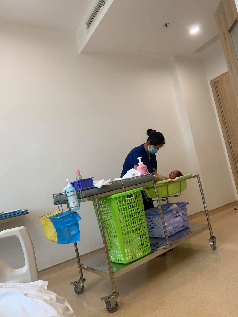 Hôm nay mình mới có time rảnh xíu để lên đây review cho các mom về dịch vụ ở Vinmec Nha Trang vì mình nghĩ có nhiều bạn sẽ cần tham khảo.
-Mình quyết đinh sinh ở Vinmec Nha Trang vào tuần thứ 31 vì vậy mình không mua gói với lại mình ở Phú yên nữa nên ra vô không tiện.Tuần 31 mình vào thăm khám mốc quan trọng cuối cùng được 1 chi gioi thiệu khám bác Uyên.Bác rất nhẹ nhàng tư vấn nhiệt tình vì mình sinh mổ nên chắc chắn l2 cũng sẽ mổ.Vì mình ở xa nên Bác hẹn w36 minh vào khám lần nữa và làm các xett nghiệm mở hồ sơ sinh luôn.Bác có hẹn là tầm w39 trở đi là mình vào mổ nhưng hỡi ôi mới có 38ư5d là cu cậu đã đòi ra rồi.
-2h chiều hôm đó mình đau lâm râm va thỉnh thoảng co cơn gò nhẹ mình đi siêu âm ở gần nhà bs bảo mổ đuoc rồi nuoc ối cặn voi đầu em bé tụt sâu rồi.4h chiều mình gọi bác Uyên bác bảo em vào nhập viện đi lúc đó mình cũng hoang mang tuy muốn bác Uyên mổ nhung nếu yêu cầu bs mổ thì tốn đến mấy triệu nữa nên mình nói thôi hên xui vô trúng ca truc bác nào bác đo mổ cũng được vì ở Vin bác nào cũng giỏi mà.Xui là chiu đó các vé xe đều hết vì hôm đó là chủ nhật voi mình nghĩ cũng chưa đau j lắm nên chủ quan đi tàu(khúc này nghĩ lại thấy cũng gan) vô đến nơi là gần 9h đêm,đặc biệt trên đường vô mình có nhắn tin cho chị Hạnh va đuoc hổ trợ rất nhiet tinh nên khi mình vào thẳng cấp cuu khai tên là các y tá biết ngay là đã đuoc báo rồi.Mình đuoc ngồi xe lăn đẩy lên khu sản.
-Vào đây đuọc đo cơn gò và làm thủ tục tạm ứng nhập viện mình có hỏi chị y tá là tối nay Bác nào trực thì c ý nói bác Hoàng nhưng bác Uyên sẽ mổ cho chị lúc đó mình mừng lắm luôn.Mình đươc vào nhận phòng thụt rửa vệ sinh sạch sẽ thay đồ,bvien tặng cho 1 túi đồ to đùng sịn sò gôm:quần áo bao tay chân của nouse,khăn ủ,khăn sửa,khăn uot,xà phòng tắm gội bé,đồ của mẹ nói chung gần như đầy đủ cả ko phải dùng cái j của mình ngoài bình sữa.10h bác Hoàng vào khán trong thực sự rất nhẹ nhàng lun ko đau như tập 1 mình sinh ở bv tỉnh bác bảo mở 1 phân rồi 30ph nữa mổ nhé.Mình đuoc đẩy cả giuonng vào phòng mổ gặp các y tá và bs gây tê mặc dù là 10h30 đêm nhưng ekip làm việc rất vui vẻ nhanh chóng và chuyên nghiệp khi mọi thứ xong xui thì bác Uyên vào và mổ cho mình rất nhanh chóng em bé ra khóc oe oe đặc biệt mình còn đuoc xem khoảnh khắc mổ lấy bé ra luôn thiêng liêng lắm ạ ck mình ở phòng chờ cũng co tivi và được thấy đoạn này luôn nhé.Mình mổ ra được da kề da voi bé cho bé mút ti mẹ 1 xíu sữa non về luôn chứ k như tập 1 3 ngày sau moi có sữa.Nằm hồi sức 1 tiếng đuoc tiêm mũi gây tê vuông thắc lưng dặc sản của Vin rồi đẩy về phong gap con.Phải nói là lúc này khoẻ lắm ạ mình còn nghĩ mổ khoẻ vày làm tập 3 cũng dc nữa.Trên giuong có 1 chuồn bấm cần j cứ bấm la các cô y tá sẽ vào hổ trợ ngay bất kể lúc nào.Vì sinh trúng dịch nên chỉ đuoc 1 nguoi nhà chăm nhưng vk ck mình vẫn nhàn tênh vì các cô o đây cần j la co ngay hướng dẫn nhiệt tình luôn.Cơm viện thì rất là ngon thực đơn phong phú.Hàng ngày các cô tắm bé tại phòng,có bác sĩ tới thăm khám cho mẹ và bé.Đặc biệt mình ko phải tiêm bất kì muỗi kháng sinh nào trong khi tập 1 ngày tiêm 2 mũi tiêm đến 7 ngày o viện mình ám ảnh luôn.Ở đây lúc hết thuốc tê mình co đau 1 xíu thì đuoc truyền 1 chai giảm đau sau đó còn đau nưa thì uống thuốc efanagan.Chỉ đau và thốn nhất lúc ngồi dậy tập đi thôi còn tất cả đeu nhẹ nhàng.Nằm viện 4 ngay là mẹ con khoẻ ru và xuất vien thôi.
-Về chi phí thì mình sinh mổ lần 2:sử dụng giảm đau cơ vuông và bắn tia plasma tất cả là 28tr vì mình có thẻ bh bảo việt của cty nên đuoc bh bảo lãnh chi phí mổ và nằm viện hết 21tr rồi mình chỉ mất 7tr thôi.
Đẻ ở Vinmec đúng thiệt là như đi nghỉ duong ở 5 sao luôn các mom ạ.Đặc biệt em cũng cảm ơn chị Hạnh đã takecare em rất nhiều từ trước trong và sau khi ra viện nhé!