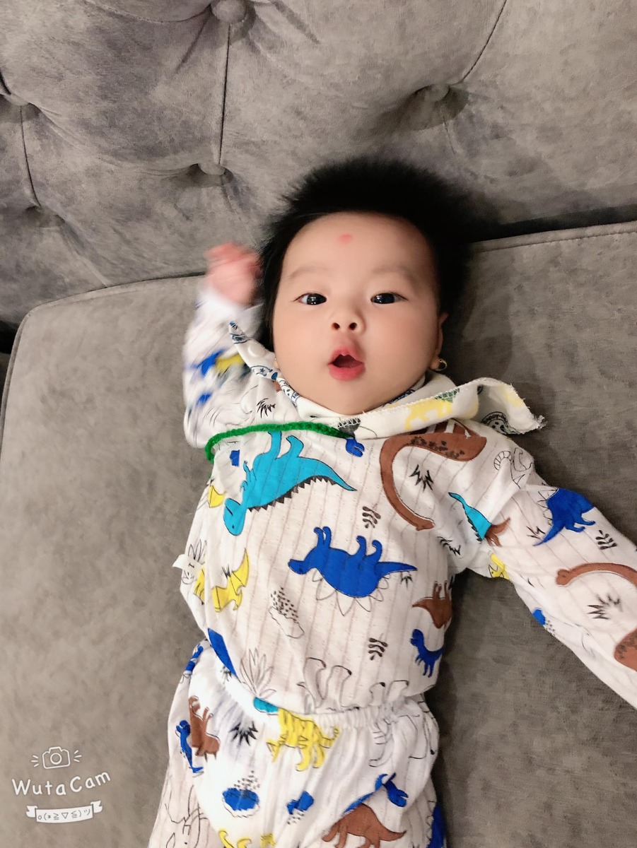 Đăng lấy động lực cho các mẹ đang trên con đường đón con yêu về nhà. 5 năm mới đón đc con yêu

Bé nhà e hnay tròn 3m10.
Kq chuyển phôi lần 3, phôi N3 trung bình.

Mẹ buồng trứng đa nang, polyp cổ tử cung đã mổ nội sôi 1 lần. Hôm cp bs nói polyp vẫn mọc lại, nghe mà lo nhưng trộm vía con đã khoẻ mạnh và về bên e. Đc 21nscp thì bị ra máu và nằm viện 1 tuần, sau trận đấy thì trộm vía cả thai kỳ của e rất khoẻ. 2 mẹ con lúc bầu đc 5m đã đi tàu vào Thanh Hoá vi vu rồi ạh, đc 26w đi test tiểu đường thì bị dính. Mẹ tự ăn kiêng theo chế độ, trộm vía con sinh mổ chủ động ở 40w1d và đc 3,6kg. Các mẹ cố lên nhé