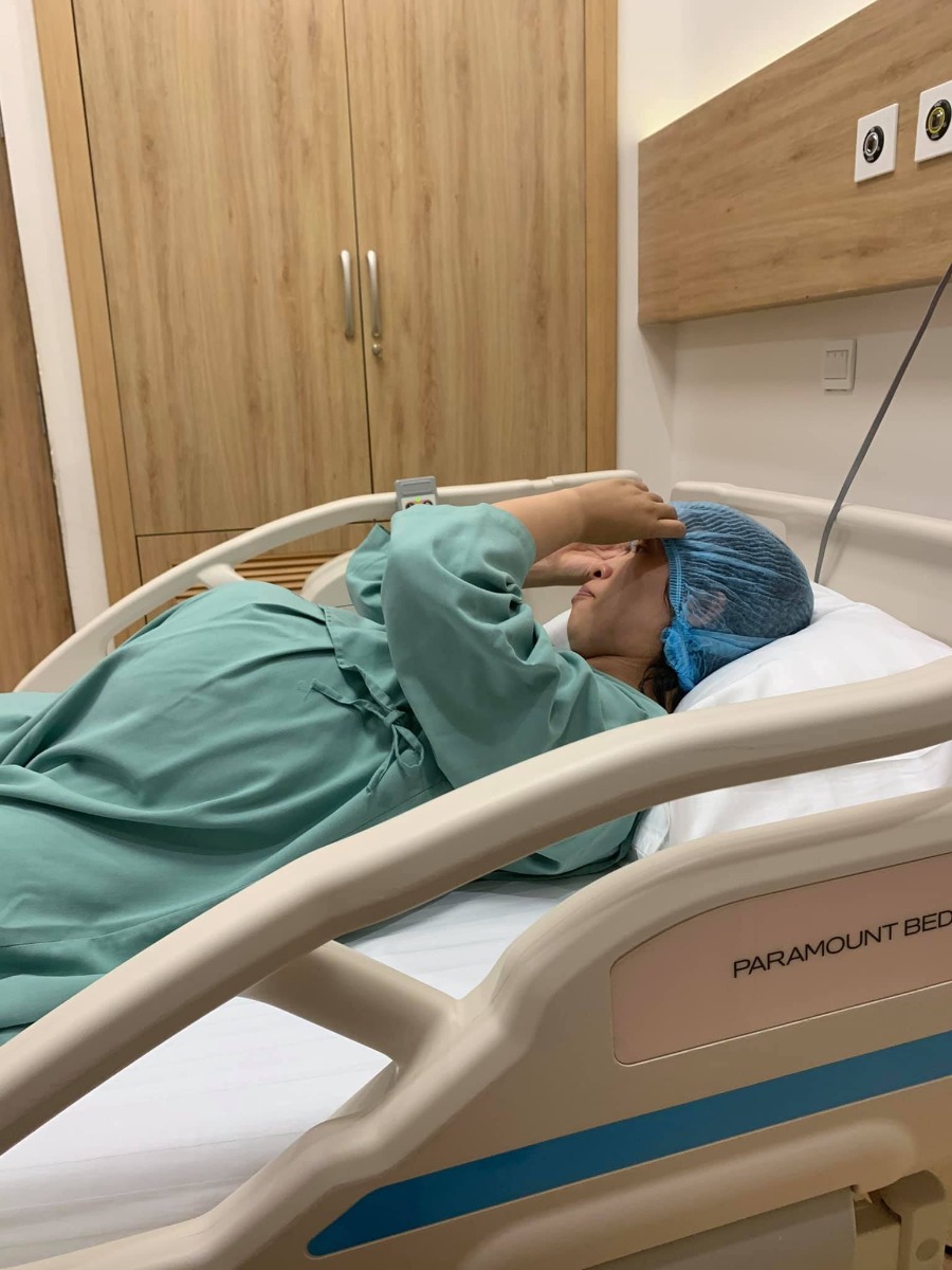 Hôm nay mình mới có time rảnh xíu để lên đây review cho các mom về dịch vụ ở Vinmec Nha Trang vì mình nghĩ có nhiều bạn sẽ cần tham khảo.
-Mình quyết đinh sinh ở Vinmec Nha Trang vào tuần thứ 31 vì vậy mình không mua gói với lại mình ở Phú yên nữa nên ra vô không tiện.Tuần 31 mình vào thăm khám mốc quan trọng cuối cùng được 1 chi gioi thiệu khám bác Uyên.Bác rất nhẹ nhàng tư vấn nhiệt tình vì mình sinh mổ nên chắc chắn l2 cũng sẽ mổ.Vì mình ở xa nên Bác hẹn w36 minh vào khám lần nữa và làm các xett nghiệm mở hồ sơ sinh luôn.Bác có hẹn là tầm w39 trở đi là mình vào mổ nhưng hỡi ôi mới có 38ư5d là cu cậu đã đòi ra rồi.
-2h chiều hôm đó mình đau lâm râm va thỉnh thoảng co cơn gò nhẹ mình đi siêu âm ở gần nhà bs bảo mổ đuoc rồi nuoc ối cặn voi đầu em bé tụt sâu rồi.4h chiều mình gọi bác Uyên bác bảo em vào nhập viện đi lúc đó mình cũng hoang mang tuy muốn bác Uyên mổ nhung nếu yêu cầu bs mổ thì tốn đến mấy triệu nữa nên mình nói thôi hên xui vô trúng ca truc bác nào bác đo mổ cũng được vì ở Vin bác nào cũng giỏi mà.Xui là chiu đó các vé xe đều hết vì hôm đó là chủ nhật voi mình nghĩ cũng chưa đau j lắm nên chủ quan đi tàu(khúc này nghĩ lại thấy cũng gan) vô đến nơi là gần 9h đêm,đặc biệt trên đường vô mình có nhắn tin cho chị Hạnh va đuoc hổ trợ rất nhiet tinh nên khi mình vào thẳng cấp cuu khai tên là các y tá biết ngay là đã đuoc báo rồi.Mình đuoc ngồi xe lăn đẩy lên khu sản.
-Vào đây đuọc đo cơn gò và làm thủ tục tạm ứng nhập viện mình có hỏi chị y tá là tối nay Bác nào trực thì c ý nói bác Hoàng nhưng bác Uyên sẽ mổ cho chị lúc đó mình mừng lắm luôn.Mình đươc vào nhận phòng thụt rửa vệ sinh sạch sẽ thay đồ,bvien tặng cho 1 túi đồ to đùng sịn sò gôm:quần áo bao tay chân của nouse,khăn ủ,khăn sửa,khăn uot,xà phòng tắm gội bé,đồ của mẹ nói chung gần như đầy đủ cả ko phải dùng cái j của mình ngoài bình sữa.10h bác Hoàng vào khán trong thực sự rất nhẹ nhàng lun ko đau như tập 1 mình sinh ở bv tỉnh bác bảo mở 1 phân rồi 30ph nữa mổ nhé.Mình đuoc đẩy cả giuonng vào phòng mổ gặp các y tá và bs gây tê mặc dù là 10h30 đêm nhưng ekip làm việc rất vui vẻ nhanh chóng và chuyên nghiệp khi mọi thứ xong xui thì bác Uyên vào và mổ cho mình rất nhanh chóng em bé ra khóc oe oe đặc biệt mình còn đuoc xem khoảnh khắc mổ lấy bé ra luôn thiêng liêng lắm ạ ck mình ở phòng chờ cũng co tivi và được thấy đoạn này luôn nhé.Mình mổ ra được da kề da voi bé cho bé mút ti mẹ 1 xíu sữa non về luôn chứ k như tập 1 3 ngày sau moi có sữa.Nằm hồi sức 1 tiếng đuoc tiêm mũi gây tê vuông thắc lưng dặc sản của Vin rồi đẩy về phong gap con.Phải nói là lúc này khoẻ lắm ạ mình còn nghĩ mổ khoẻ vày làm tập 3 cũng dc nữa.Trên giuong có 1 chuồn bấm cần j cứ bấm la các cô y tá sẽ vào hổ trợ ngay bất kể lúc nào.Vì sinh trúng dịch nên chỉ đuoc 1 nguoi nhà chăm nhưng vk ck mình vẫn nhàn tênh vì các cô o đây cần j la co ngay hướng dẫn nhiệt tình luôn.Cơm viện thì rất là ngon thực đơn phong phú.Hàng ngày các cô tắm bé tại phòng,có bác sĩ tới thăm khám cho mẹ và bé.Đặc biệt mình ko phải tiêm bất kì muỗi kháng sinh nào trong khi tập 1 ngày tiêm 2 mũi tiêm đến 7 ngày o viện mình ám ảnh luôn.Ở đây lúc hết thuốc tê mình co đau 1 xíu thì đuoc truyền 1 chai giảm đau sau đó còn đau nưa thì uống thuốc efanagan.Chỉ đau và thốn nhất lúc ngồi dậy tập đi thôi còn tất cả đeu nhẹ nhàng.Nằm viện 4 ngay là mẹ con khoẻ ru và xuất vien thôi.
-Về chi phí thì mình sinh mổ lần 2:sử dụng giảm đau cơ vuông và bắn tia plasma tất cả là 28tr vì mình có thẻ bh bảo việt của cty nên đuoc bh bảo lãnh chi phí mổ và nằm viện hết 21tr rồi mình chỉ mất 7tr thôi.
Đẻ ở Vinmec đúng thiệt là như đi nghỉ duong ở 5 sao luôn các mom ạ.Đặc biệt em cũng cảm ơn chị Hạnh đã takecare em rất nhiều từ trước trong và sau khi ra viện nhé!