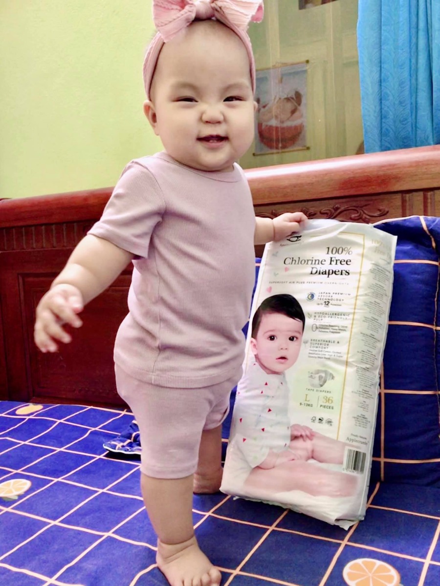 Review bỉm Applecrumby 

Dạo này thấy có bỉm Applecrumby này mới ra quảng cáo là loại bỉm an toàn nhất vì ko sử dụng chrorine để tẩy trắng nên mẹ Dâu cũng ham hố mua về cho Dâu thẩm bỉm :)) hôm nay quyết tâm viết tí review cho các đồng nghiệp bỉm sữa tham khảo 😆 văn nêu cảm nhận chứ em ko bán bỉm đâu nhé các mẹ :))))

* Xuất xứ: Malaysia
* Giá: ~10k/1miếng (giá size L dán em đang dùng)

ƯU ĐIỂM

- Cái em ưng nhất của bỉm này cũng chính là đặc điểm nổi bật của bỉm: Hoàn toàn ko tẩy trắng bằng chlorine nên tuyệt đối an toàn. Em là đứa dùng gì cho con cũng cực kì cẩn thận nên cái này đánh trúng tâm lý bà mẹ nhìn đâu cũng thấy nguy hiểm như em :)) Nếu tẩy trắng bằng Clo sẽ tạo ra Dioxin, mà Dioxin nó khủng khiếp như nào thì chắc ai cũng biết, ai chưa biết google ra luôn mọi người nha 😌

- Mẫu mã: đẹp, sang xịn mịn, hình đơn giản ko loè loẹt hợp gu em

- Cảm nhận khi dùng: bỉm rất mềm, chun lưng SIÊU SIÊU MỀM, phải nhấn mạnh vì thực sự nó rất mềm các mẹ ạ. Dâu nhà em đang dùng Momo và Nature Love Mere nhưng phần chun lưng vẫn cứng hơn em này. Chun mềm nên hạn chế được rất nhiều tình trạng hằn lưng bụng và hằn đùi (Dâu đùi ếch nên em cũng rất quan trọng cái này luôn)

- Độ thấm hút nhanh, ko bị ẩm mông, em chưa thử đóng đêm nhưng nghe hãng quảng cáo thì có thể đóng xuyên 12 tiếng đêm oke 😌

NHƯỢC ĐIỂM:

Đấy đúng là ông trời ko cho ai hết cái gì bao giờ các mẹ ạ 😂😂😂😂😂 được cái nọ là ắt hẳn sẽ mất đi cái kia. Nhược điểm duy nhất của em này em thấy là DÀY! 😂 Dày lắm các mẹ ạ 😂 dùng quen bỉm mỏng rồi sang bỉm dày thật sự là khó chịu 😂 dùng mùa hè thì ko được lý tưởng cho lắm mọi người ạ, chắc mùa đông dùng hợp hơn. Em có chụp ảnh độ dày 3 loại cho các mẹ so sánh.

Nhưng mua xong em mới biết là bỉm này còn bản Slim nữa, bản em mua là bản thường. Có lẽ bản Slim thì sẽ tuyệt vời ông mặt trời cho các mẹ thích bỉm mỏng như em 😍

Hết rùi ạ, nói chung nếu để chấm điểm thì em chấm bỉm này 8.5/10. Chất lượng tương xứng giá tiền 🤩

Nhưng thoai chắc em phải mua bản Slim, hoặc lại quay về với Momo và Nature Love Mere 😂😂