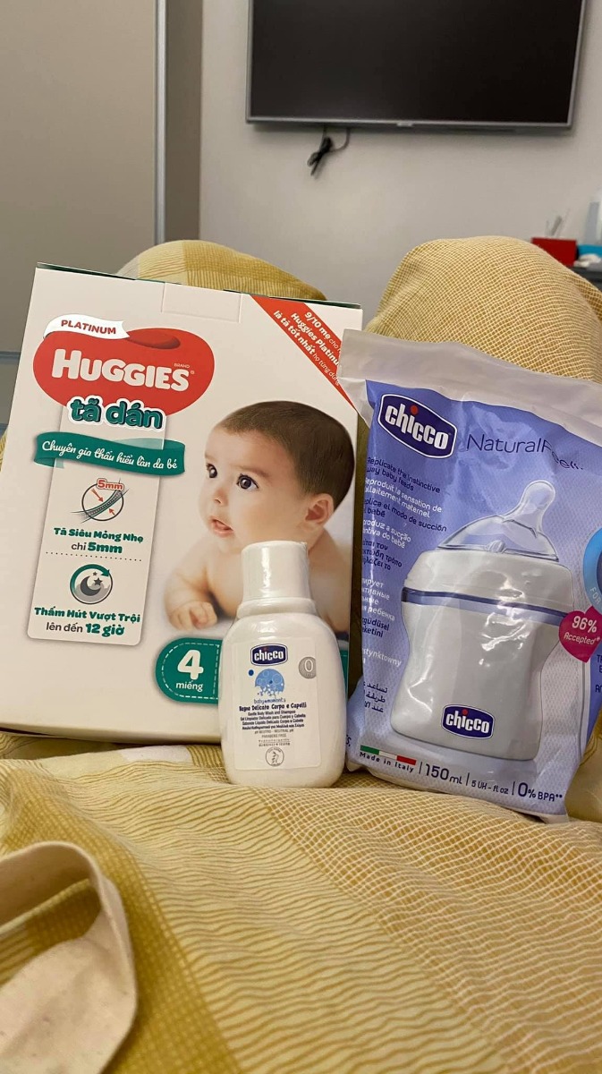 Hôm nay nhân lúc ông con ngủ khì khì mình viết vài dòng review về trải nghiệm đẻ mổ lần 2 tại Việt Pháp. 

Nói qua một chút là lần đầu mình đăng kí sinh thường ở VP, mua gói từ 12w luôn nhưng tới khi chuyển dạ 19 tiếng không đẻ được nên mình phải mổ cấp cứu. Vậy nên lần 2 này mình đăng kí mổ chủ động luôn, có cả chọn bác sĩ, chọn ngày và chọn giờ luôn cho phong thuỷ.

1. Về chuyên môn:

- Khám thai: Suốt quá trình khám thai mình khám bác Hợp. Bác rất nhẹ nhàng cẩn thận, có nhắc nhở nhẹ nhàng đừng tăng cân nhiều quá chứ không hề gắt quá về chuyện cân nặng như 1 số mẹ review trước đây. 
Tới 2 buổi khám cuối sát ngày mổ mình chuyển khám bác Thu do đã book bác mổ cho mình (tin tưởng vì thằng cả nhà mình trước cũng bác Thu mổ và trộm vía mọi thứ rất êm đẹp). Nhìn chung cả 2 bác khám mình đều ưng ý, không có phàn nàn gì nha. Bác Thu đồng ý cho mình mổ chủ động ở 38w2d.

- Lấy ven lúc nhập viện: Lần đẻ thằng cả mình bị ám ảnh khâu lấy ven vì lúc đó không hiểu sao rất đau và cực kì xót nữa, mình đau chảy nước mắt tới nỗi y tá phải đổi kim thành kim em bé thay vì kim người lớn cho mình :)). Lần 2 này thì trộm vía gặp được 1 bạn y tá trẻ rất niềm nở. 
Bạn cũng rất nhẹ nhàng nên lúc lấy ven mình chỉ cảm thấy nhói 1 xíu lúc đưa kim vào chứ không bị đau quá, mình thở phào luôn. Thế nhưng khs khi ra viện thì chỗ rút kim ý vẫn bị thâm tím mất chục ngày :)), chắc do mình không có duyên với lấy ven rồi.

- Gây tê ngoài màng cứng: Ôi cái này lần 1 nhanh bao nhiêu thì lần mổ thứ 2 này mình sợ bấy nhiêu. Các y bác sĩ nói do lưng mình võng quá nên khó chọc, nên chọc đi chọc lại chắc 5-6 lần và mỗi lần đều đau và thốn rất khó tả, mình nhớ 2-3 lần cuối mình còn gào ầm lên, các y bác sĩ phải nắm vai động viên còn mình thì vừa ngồi cong lưng như con tôm vừa nhắm tịt mắt rên rỉ. Nói chung là ám ảnh :((.

- Khi mổ đẻ: Lần mổ này mình cảm nhận được hoàn toàn quá trình mổ. Mình book lịch đẻ 9h sáng thì 9h18’ thằng cu bé nhà mình cất tiếng khóc chào đời rồi. Do đã gây tê nên mình chỉ cthay bác sĩ chọc ngoáy làm thủ thuật đưa bé ra rất nhanh, còn sau đó chủ yếu là vệ sinh và khâu vá lại cho mẹ thì phải. Mình chưa tận mắt nhìn nhưng ai cũng bảo vết mổ mình đẹp và sạch sẽ.

2. Về dịch vụ:

- Các nhân viên bệnh viện đều niềm nở và nhiệt tình từ lúc mình vào viện tới khi out, tuyệt đối không gặp trường hợp khó chịu nào về thái độ. 

- Phòng ốc: ban đầu mới nhập viện mình được các chị y tá xếp cho vào phòng đơn 1 mình 1 phòng ý ạ. Phòng sạch sẽ đủ tiện nghi lắm nhưng mình sợ ở nvay rất buồn do mình phải lưu viện tận 4 đêm. Sau một hồi cân nhắc thì chồng mình qđịnh up lên phòng có người nhà ở lại, thực chất là phòng đôi có 2 giường đó. Phòng rất rộng rãi, có tủ quần áo to chứa váy bệnh nhân, bỉm và băng vệ sinh đầy đủ cho mẹ. Nhà vệ sinh cũng rộng rãi, sạch sẽ nữa. Nói chung về phòng ốc thì mình cũng hài lòng luôn (dù phải trả thêm chi phí kha khá).

- Đồ ăn: Ngày đầu do chưa xì hơi được nên mình chỉ được ăn cháo thui. Sang ngày 2 xì hơi được cái là ăn cơm phở bt. Ở viện mình thấy suất cơm rất chất lượng, nhiều cơm, đồ ăn, có đủ hoa quả và sữa chua tráng miệng nữa. Lần nào mình cũng ăn hết sạch :)). Thích nhất là viện không kiêng cữ quá nên đồ ăn đa dạng, mình thích cơm tôm với thịt kho tàu ở viện lắm 🙂.

- Dịch vụ chăm sóc mẹ và bé: Như mình đã nói các nhân viên, y bác sĩ đều rất niềm nở và ân cần với mình. Mình trông bé ban ngày và cứ tới 11h đêm cho bé bú trực tiếp cữ cuối thì mình gửi các cô trông để mẹ được nghỉ ngơi. Có lúc mình bị cương ngực, hút mãi không kiệt + phòng vắt sữa hơi nóng, các cô cũng hỗ trợ cho mình mượn cái đèn chiếu ngực về tận phòng để mình tự massage trong phòng cho mát nữa. Tới ngày thứ 3 sau mổ là có tận y tá vào phòng tắm gội sấy tóc cho mình rồi (nên mẹ nào muốn kiêng cũng không được nhé :)).

Khi ra viện, mình nhận được quà của bệnh viện là 1 chú trâu vàng bông cho em bé, 1 bình sữa Chicco núm nghiêng rất xinh và bịch bỉm Huggies, 1 túi tote du lịch + 1 chai dầu massage Chicco travel size nữa 🙂. Lúc xuất viện các chị y tá cũng lấy xe đẩy cho mình xuống tận tầng 1 rất chu đáo 🙂.

3. Về chi phí:

- Gói thai đẻ mổ 12w: 61,2tr 
- Chi phí thăm khám + tiền thuốc phát sinh: mình áng chừng 5tr nhé
- Chi phí up phòng có người nhà ở lại: đâu đó hơn 6tr x 4 đêm = hơn 24tr nữa (ngoài gói)
- Chi phí chọn giờ sinh mổ: 12,6tr
- Tổng chi phí đi đẻ khoảng 102,6tr, tuy nhiên mình có bảo hiểm claim và chế độ thai sản ở công ty nên loanh quanh thực chi khoảng 45tr tất cả.

Nhìn chung mình thấy đẻ mổ chủ động lần này ngoại trừ là đau dã man khi tan tê mổ và lúc gây tê ám ảnh thì mọi thứ mình thấy đều ok, có lẽ do may mắn trúng lúc chưa bùng dịch lại nên có người nhà ở lại khiến mình thấy quá trình đi đẻ đỡ buồn hẳn. 

Nếu các mẹ đang có ý định sinh mổ chủ động mà không có nhu cầu cần người nhà ở lại hay cần chọn giờ sinh phong thuỷ mình thấy chi phí sẽ giảm đi nhiều, tuỳ nhu cầu các mom nhé. Cảm ơn cả nhà đã đọc 😻.