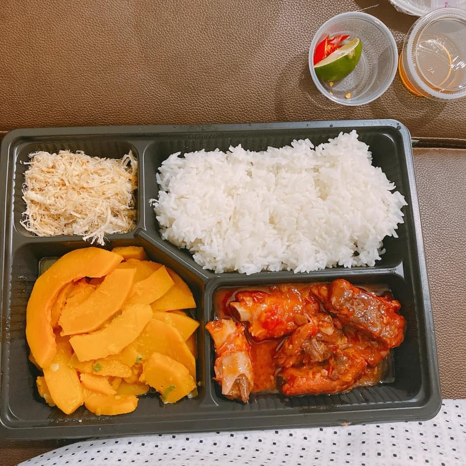 Ngày thứ 4 ở thu cúc , ở viện mà cứ như ở nhà. 

Dịch vụ sau sinh ở viện rất tốt  về sự phục vụ tận tình chu đáo. Đẻ xong 1 cái là cơm y tá bưng tận giường đa dạng các món và đặc biệt là cơm bà đẻ mà ko kiêng khem cái gì ăn thoải mái bò - tôm - gà ... 

Đêm đầu tiên các cô y tá trông bé cả đêm cho bố mẹ nghỉ ngơi , và hàng ngày bé đc các cô đưa đi tắm cho bé, cô nào cũng nhẹ nhàng tình cảm dễ chịu vô cùng. Trvia các bác sĩ mát tay, cơ địa mẹ cũng phục hồi tốt sau 1 hôm sinh mẹ đã đi lại bt  .😁😁😁

Chị em phụ nữ mình cả 1 đời hi sinh cho ck con đã quá thiệt thòi r, nghèo cũng phải cho thằng tèo đi học đứa sau phấn đấu đẻ tiếp Thucuc  vì đời đẻ đến mấy lần đâu chị em ơiii🥰🥰🥰