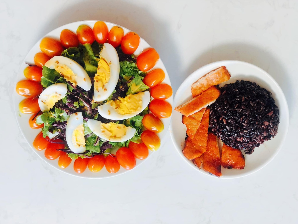 Sửu nhi bánh bèo của mẹ được 26w. Trộm vía mẹ ko nghén, nhờ ăn uống healthy mà mẹ tăng cân trong mức cho phép, con thì lại trong mức cân nặng bình thường. 
Bên dưới là một bữa ăn của mẹ. Vẫn ăn chuẩn chỉnh theo chế độ. 😀