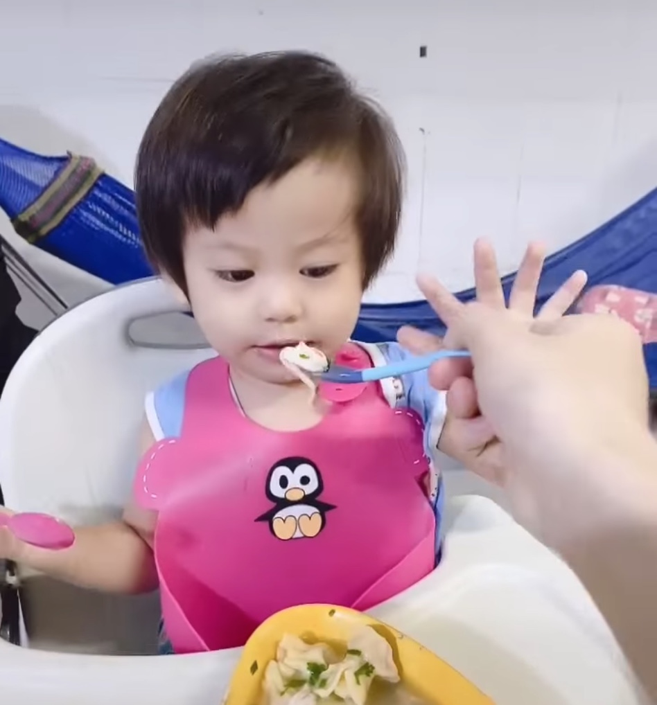 Mưa gió sáng nay mẹ làm cho tô hoành thánh ngon xuất sắc luôn nha
Ăn xong còn đc bonus cho gói snack, uống thêm hủ sữa nữa đó  ❤️❤️
Các mẹ hay hỏi em xem công thức ăn dặm ở đâu, em xem trên app thôi nè, đâu cần kiếm đâu xa  ❤️❤️