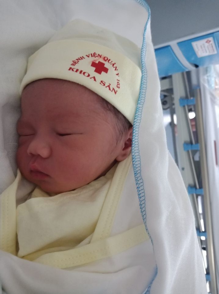 Góc cảm ơn bv 103! 
Bé nhà mình hôm nay sinh được 9 ngày rồi, mình mới ngoi lên viết đôi lời cảm ơn tới toàn thể đội ngũ y bác sĩ khoa sản, đặc biệt ekip đỡ đẻ cho mình . 
👉 Thật sự nếu ai còn lăn tăn chưa biết sinh ở đâu thì mau chóng đăng ký viện 103 thôi, đừng lăn tăn nữa. 
👏 Điều mình cảm thấy tuyệt vời ở đây là khi mình đang rất đau, không còn sức rặn nữa nhưng ekip đỡ cho mình vẫn rất nhẹ nhàng, động viên và hỗ trợ mình hết sức để sinh bé. Còn nữa lúc mình đau mình cứ lảm nhảm chị ơi cho em đi vs, chị ơi em buồn ị 😂 nhưng chị điều dưỡng vẫn rất nhẹ nhàng bảo em cứ đi ra bỉm đi chị sẽ dọn cho em 😆.
👌Thật sự sinh ở đây là một cảm giác tuyệt vời và an toàn lắm, an toàn bởi sự tận tâm, nhiệt tình, quan tâm hỏi han tới từng chi tiết nhỏ luôn. Nhẹ nhàng với tất cả mọi người kể cả người nhà bệnh nhân. Không biết gì thì cứ hỏi thoải mái đừng sợ hay lo lắng này nọ.😉 
Về trang thiết bị và phòng ốc thì lại càng yên tâm nhé. Phòng sạch sẽ, rộng rãi, điều hòa âm, sáng nào các cô vs cũng đến lau nhà bằng hương quế thơm đến tận chiều.😊 
Một lần nữa em xin được cảm ơn tới tất cả các y bác sĩ, ddv, ekip đã hỗ trợ em trong ca sinh lần này ạ!