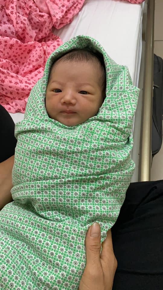 ❤️❤️❤️em sinh thường sau mổ thành công rùi ạ❤️ chia sẻ thêm động lực cho các mẹ ạ❤️❤️❤️

Sau 10 ngày sau sinh mẹ cháu mới hồi lại sức khoẻ để viết lời cảm ơn chân thành nhất đến bác sĩ Đính cùng ekip đỡ đẻ thường khoa D3 viện pshn ạ. Hành trình gian nan nếu không có bác Đính có tâm , có tầm, chuyên môn giỏi  thì chắc chắn mẹ con cháu  sẽ không được hưởng hết những điều tuyệt vời mà phương pháp sinh thường mang lại. 

❤️ em sinh mổ bé l1- năm 2013( bé 2kg) 
❤️ em sinh thường bé l2- năm 2019( bé 3,3kg- em sinh viện 198- bsi huệ nhận đỡ❤️) 
❤️ lần 3 này là em thai ivf và bé lúc nào cũng vượt chuẩn cân nặng( em ko bị tiểu đường thai kì) . Đến lúc sinh là bé 3,9kg ( siêu âm 3,8kg +_ rùi ạ. Nên mẹ cháu cũng xác định cháu tầm 4kg.  Mặc dù mẹ cháu xác định đẻ thường ngay từ đầu là hạn chế tinh bột, đồ ngọt, ko uống sữa bầu, bổ sung đầy đủ vitamin, sắt, canxi. Nhưng trộm vía cháu vẫn lên vèo vèo🤣🤣🤣) 

❤❤❤Hành trình gian nan nhờ Tâm bác sĩ: 
Nếu nói đến thai ivf thì đa phần các sản phụ và cũng nhiều bác sĩ khuyên nên đẻ mổ. Nhưng em vẫn mong muốn được sinh thường nên 30 tuần là em đến phòng khám bs Đính thăm khám và hỏi. A bảo thai ivf vẫn đẻ thường như bình thường, ko khác gì cả. Đẻ thường trên nền vết mổ cũ, với thai của em khá to( siêu âm lúc nào bé cũng vượt chuẩn dã man 😩 bsi nào cũng bảo bé to ạ. Nên em cũng khá lo lắng( vì cứ đà tăng kg thì em cũng xác định bé 3,7-4kg) . A Đính động viện bảo không sao, đến 39 tuần a khám trong đánh giá , có mẹ a  vẫn đỡ đẻ thường sau mổ bé 4kg. Nghe được lời a đính nhận theo dõi cho em mà mừng khôn xiết các mẹ ạ. Vì thai ivf đa phần mọi người khuyên em mổ 😭.  

Tiếp tục thăm khám theo lịch vì em cũng hiểu là sốt ruột cũng ko làm gì dc. Có bsi Đính nhận theo dõi cho là bác bảo gì làm đấy thui, viện PsHN là đầu ngành rồi nên an tâm đi đẻ thôi🤣
-36 tuần em làm hồ sơ sinh tại phòng khám
-39w khám trong a đánh giá theo dõi đẻ thường được ( lúc này siêu âm bé đã gần 3,8kg rùi ạ😂) 
- 39 tuần 5 ngày ( thứ 3 lịch phòng khám) a Đính lách ối lần 1. 
-2 ngày sau 40w dự kiến sinh 6/5 thứ 5 lịch phòng khám em được lách ối l2. A bảo đêm mà đau thì vào viện. Nếu ko đau thì sáng hôm sau vào viện a cho đẻ. 

Về nhà hôm đó em vẫn ko xi nhê gì 🥲
✌sáng hôm sau 7/5 bon bon lên viện đăng kí thủ tục sinh. 
✌Điều quan trọng ở đây em muốn nhắn nhủ các mẹ muốn theo dõi sinh thường sau mổ là hãy tự tin lên nhé. Vì bsi Đính cực kì nổi tiếng với các ca theo dõi sinh thường trên nền vết mổ cũ rồi=> nên mọi thủ tục, hay theo dõi các chị y tá đều rất rất thuận ạ❤️❤️❤️

Vào phòng chờ sinh từ 8h sáng đến 22h5p thì em sinh bé. Trong quá trình theo dõi có được tiêm thuốc( ca của em theo như c y tá nói là sử dụng tất cả các loại rồi😂)  mà em chỉ nhớ được là có thuốc  làm mềm tử cung, thuốc giảm đau( trải nghiệm khác hoàn toàn lần sinh thường t2 của em=> đỡ đau sướng cực kì các mẹ ạ. Em ko baoh nghĩ đi đẻ mà còn được ngủ 1 giấc lấy sức thế đâu ạ😂) còn lúc ban đầu chưa dc tiêm giảm đau và khi chuyển dạ thì đau vô đối luôn ạ😂😂😂 

❤️ khó khăn trong quá trình chuyển dạ là gần chiều em có sốt nhẹ 38 độ. Các c ý tá chăm cực kì , và quan tâm bệnh nhân lắm, mọi người cũng khuyên em nên mổ vì em có sốt nhẹ, Và ca của em thì mở chậm ( vì thai ivf dùng nhiều thuốc nội tiết- cái này a đính cũng có bảo em vì em hỏi thai ivf sinh thường được ko , và trong lúc rặn đẻ về sau thì  c y tá bảo là thai ivf bám chắc thế😅) 

Mọi Người trong phòng lần lượt đi đẻ hết rùi còn mình em nằm chơ vơ theo dõi😂các chị y tá bảo ca của em phải đêm mới đẻ :')  sốt thì các chị cũng hỏi a Đính thì em vẫn được theo dõi( nếu rơi vào tay bsi khác thì 1000% là mẹ con em bị lôi đi mổ😭 thai to+ , mẹ sốt nhẹ 38 độ+ thai ivf mở chậm) . 

Đến tầm 21h30 em được hướng dẫn rặn đẻ( khi này thì em dc tiêm giảm đau liều cao nhất rùi nhưng đau đẻ kinh khủng😅) rặn đẻ sai , bé cao ko tụt :-((  em cứ ngỡ phải mổ ấy ạ, vì em rặn đẻ ko được( mẹ bàn bên cạnh thì rặn là ra còn em thì vật vã tập rặn vẫn cứ sai là sai😭) 
Em không cho chồng vào cùng lúc sinh vì làm em mất tập trung và chắc ca của em cũng khó nên a đính cũng bảo đẻ xong thì mới vào nhé. A Đính trực tiếp đỡ, 2 chị y tá ép bụng. Mãi sau mấy lần thì em  mới đẻ được. Trong lúc rặn sinh, Em căng thẳng vô cùng nhưng a Đính ko hề tạo áp lực , hay nói nói gì( chị y tá thì cứ bảo em rặn sai rồi , sai rồi 😭 khổ em cũng biết sai  mà em cũng đang cố không được mà😭😭😭)  , em vẫn nhớ như in và biết ơn sâu sắc lắm ạ :-(( a Đính điềm đạm, chuyên môn thì giỏi và các mẹ đã được a đỡ đẻ thường hay đẻ mổ thì cũng hiểu được, khi mà được a nhận lời thì a luôn cho các sản phụ 1 cảm giác cực kì cực kì yên tâm ❤️ 

❤Sinh xong em hết sốt luôn, và bé cũng có sốt nhẹ theo mẹ, nên được theo dõi. Và bé cũng hạ sốt luôn sau 10p theo dõi. 

❤❤❤Bao nhiêu lời cảm ơn cũng không thể xuể với Tâm Đức của bsi Đính. Thực sự mẹ con em sinh thường được cũng là cả 1 kì tích với chính bản thân em. Nếu a ĐÍNH ko nhận theo dõi cho em thì mẹ con em cũng buộc phải mổ( em thì cũng thoải mái nếu phải mổ nhưng nếu được sinh thường thì em vẫn mong được đẻ thường để con được hưởng các lợi ích đẻ thường)

❤️ các mẹ hãy cứ an tâm và tin tưởng tuyệt đối vào bsi Đính nhé. Dù đẻ thường, hay đẻ mổ, hay thai ivf hay sinh thường sau mổ thì a Đính cũng đều có lời khuyên tốt nhất cho các mẹ.  Các mẹ tự tin lên nhé✌️✌️✌️