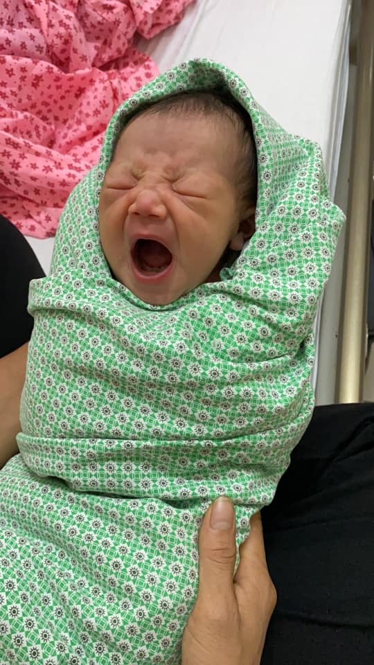 ❤️❤️❤️em sinh thường sau mổ thành công rùi ạ❤️ chia sẻ thêm động lực cho các mẹ ạ❤️❤️❤️

Sau 10 ngày sau sinh mẹ cháu mới hồi lại sức khoẻ để viết lời cảm ơn chân thành nhất đến bác sĩ Đính cùng ekip đỡ đẻ thường khoa D3 viện pshn ạ. Hành trình gian nan nếu không có bác Đính có tâm , có tầm, chuyên môn giỏi  thì chắc chắn mẹ con cháu  sẽ không được hưởng hết những điều tuyệt vời mà phương pháp sinh thường mang lại. 

❤️ em sinh mổ bé l1- năm 2013( bé 2kg) 
❤️ em sinh thường bé l2- năm 2019( bé 3,3kg- em sinh viện 198- bsi huệ nhận đỡ❤️) 
❤️ lần 3 này là em thai ivf và bé lúc nào cũng vượt chuẩn cân nặng( em ko bị tiểu đường thai kì) . Đến lúc sinh là bé 3,9kg ( siêu âm 3,8kg +_ rùi ạ. Nên mẹ cháu cũng xác định cháu tầm 4kg.  Mặc dù mẹ cháu xác định đẻ thường ngay từ đầu là hạn chế tinh bột, đồ ngọt, ko uống sữa bầu, bổ sung đầy đủ vitamin, sắt, canxi. Nhưng trộm vía cháu vẫn lên vèo vèo🤣🤣🤣) 

❤❤❤Hành trình gian nan nhờ Tâm bác sĩ: 
Nếu nói đến thai ivf thì đa phần các sản phụ và cũng nhiều bác sĩ khuyên nên đẻ mổ. Nhưng em vẫn mong muốn được sinh thường nên 30 tuần là em đến phòng khám bs Đính thăm khám và hỏi. A bảo thai ivf vẫn đẻ thường như bình thường, ko khác gì cả. Đẻ thường trên nền vết mổ cũ, với thai của em khá to( siêu âm lúc nào bé cũng vượt chuẩn dã man 😩 bsi nào cũng bảo bé to ạ. Nên em cũng khá lo lắng( vì cứ đà tăng kg thì em cũng xác định bé 3,7-4kg) . A Đính động viện bảo không sao, đến 39 tuần a khám trong đánh giá , có mẹ a  vẫn đỡ đẻ thường sau mổ bé 4kg. Nghe được lời a đính nhận theo dõi cho em mà mừng khôn xiết các mẹ ạ. Vì thai ivf đa phần mọi người khuyên em mổ 😭.  

Tiếp tục thăm khám theo lịch vì em cũng hiểu là sốt ruột cũng ko làm gì dc. Có bsi Đính nhận theo dõi cho là bác bảo gì làm đấy thui, viện PsHN là đầu ngành rồi nên an tâm đi đẻ thôi🤣
-36 tuần em làm hồ sơ sinh tại phòng khám
-39w khám trong a đánh giá theo dõi đẻ thường được ( lúc này siêu âm bé đã gần 3,8kg rùi ạ😂) 
- 39 tuần 5 ngày ( thứ 3 lịch phòng khám) a Đính lách ối lần 1. 
-2 ngày sau 40w dự kiến sinh 6/5 thứ 5 lịch phòng khám em được lách ối l2. A bảo đêm mà đau thì vào viện. Nếu ko đau thì sáng hôm sau vào viện a cho đẻ. 

Về nhà hôm đó em vẫn ko xi nhê gì 🥲
✌sáng hôm sau 7/5 bon bon lên viện đăng kí thủ tục sinh. 
✌Điều quan trọng ở đây em muốn nhắn nhủ các mẹ muốn theo dõi sinh thường sau mổ là hãy tự tin lên nhé. Vì bsi Đính cực kì nổi tiếng với các ca theo dõi sinh thường trên nền vết mổ cũ rồi=> nên mọi thủ tục, hay theo dõi các chị y tá đều rất rất thuận ạ❤️❤️❤️

Vào phòng chờ sinh từ 8h sáng đến 22h5p thì em sinh bé. Trong quá trình theo dõi có được tiêm thuốc( ca của em theo như c y tá nói là sử dụng tất cả các loại rồi😂)  mà em chỉ nhớ được là có thuốc  làm mềm tử cung, thuốc giảm đau( trải nghiệm khác hoàn toàn lần sinh thường t2 của em=> đỡ đau sướng cực kì các mẹ ạ. Em ko baoh nghĩ đi đẻ mà còn được ngủ 1 giấc lấy sức thế đâu ạ😂) còn lúc ban đầu chưa dc tiêm giảm đau và khi chuyển dạ thì đau vô đối luôn ạ😂😂😂 

❤️ khó khăn trong quá trình chuyển dạ là gần chiều em có sốt nhẹ 38 độ. Các c ý tá chăm cực kì , và quan tâm bệnh nhân lắm, mọi người cũng khuyên em nên mổ vì em có sốt nhẹ, Và ca của em thì mở chậm ( vì thai ivf dùng nhiều thuốc nội tiết- cái này a đính cũng có bảo em vì em hỏi thai ivf sinh thường được ko , và trong lúc rặn đẻ về sau thì  c y tá bảo là thai ivf bám chắc thế😅) 

Mọi Người trong phòng lần lượt đi đẻ hết rùi còn mình em nằm chơ vơ theo dõi😂các chị y tá bảo ca của em phải đêm mới đẻ :')  sốt thì các chị cũng hỏi a Đính thì em vẫn được theo dõi( nếu rơi vào tay bsi khác thì 1000% là mẹ con em bị lôi đi mổ😭 thai to+ , mẹ sốt nhẹ 38 độ+ thai ivf mở chậm) . 

Đến tầm 21h30 em được hướng dẫn rặn đẻ( khi này thì em dc tiêm giảm đau liều cao nhất rùi nhưng đau đẻ kinh khủng😅) rặn đẻ sai , bé cao ko tụt :-((  em cứ ngỡ phải mổ ấy ạ, vì em rặn đẻ ko được( mẹ bàn bên cạnh thì rặn là ra còn em thì vật vã tập rặn vẫn cứ sai là sai😭) 
Em không cho chồng vào cùng lúc sinh vì làm em mất tập trung và chắc ca của em cũng khó nên a đính cũng bảo đẻ xong thì mới vào nhé. A Đính trực tiếp đỡ, 2 chị y tá ép bụng. Mãi sau mấy lần thì em  mới đẻ được. Trong lúc rặn sinh, Em căng thẳng vô cùng nhưng a Đính ko hề tạo áp lực , hay nói nói gì( chị y tá thì cứ bảo em rặn sai rồi , sai rồi 😭 khổ em cũng biết sai  mà em cũng đang cố không được mà😭😭😭)  , em vẫn nhớ như in và biết ơn sâu sắc lắm ạ :-(( a Đính điềm đạm, chuyên môn thì giỏi và các mẹ đã được a đỡ đẻ thường hay đẻ mổ thì cũng hiểu được, khi mà được a nhận lời thì a luôn cho các sản phụ 1 cảm giác cực kì cực kì yên tâm ❤️ 

❤Sinh xong em hết sốt luôn, và bé cũng có sốt nhẹ theo mẹ, nên được theo dõi. Và bé cũng hạ sốt luôn sau 10p theo dõi. 

❤❤❤Bao nhiêu lời cảm ơn cũng không thể xuể với Tâm Đức của bsi Đính. Thực sự mẹ con em sinh thường được cũng là cả 1 kì tích với chính bản thân em. Nếu a ĐÍNH ko nhận theo dõi cho em thì mẹ con em cũng buộc phải mổ( em thì cũng thoải mái nếu phải mổ nhưng nếu được sinh thường thì em vẫn mong được đẻ thường để con được hưởng các lợi ích đẻ thường)

❤️ các mẹ hãy cứ an tâm và tin tưởng tuyệt đối vào bsi Đính nhé. Dù đẻ thường, hay đẻ mổ, hay thai ivf hay sinh thường sau mổ thì a Đính cũng đều có lời khuyên tốt nhất cho các mẹ.  Các mẹ tự tin lên nhé✌️✌️✌️