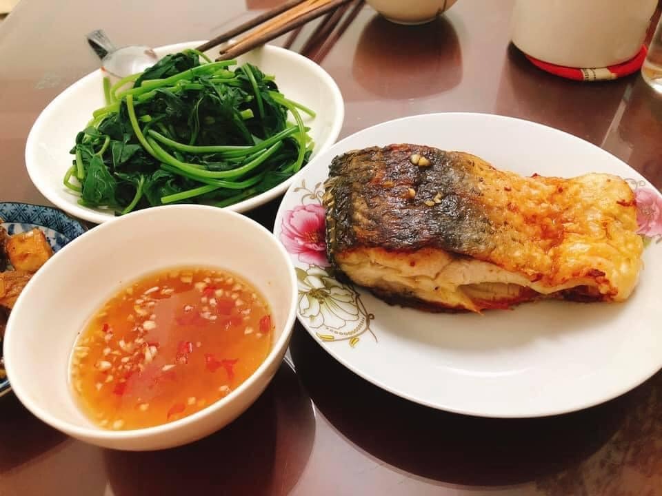 Không biết mn thế nào nhưng mình từ khi xét nghiệm dung nạp đường về lúc đâu rất stress nhưng sau 1 thời gian tìm hiểu cách tập luyện ăn uống, cảm thấy người khoẻ hơn cơ thể cũng săn chắc hơn trước không còn hay đau lưng như ngày trước nữa 

Ăn uống chia rõ ràng bữa chính và bữa phụ, không còn lu xu bù nữa
Cứ rỗi là vợ chồng lôi nhau đi bơi ( bác sĩ bảo bơi rất tốt cho mẹ bầu, ông chú gần nhà bị tiểu đường ông bảo bơi đường giảm hiệu quả) mình thử thấy giảm và người rất khoẻ

Mặc dù cả ngày vận động nhiều, nhưng mỗi tối vợ chồng vẫn dẫn nhau đi bộ vừa đi vừa tâm sự miêu tả mọi thứ xung quanh cho bé con
Từ một người ghét rau, hầu như chỉ ăn cơm với thịt cá nhưng vì em tất cả các bữa ăn của mình không bao giờ thiếu rau còn tinh bột và đồ ngọt giảm hẳn hầu như là không đụng đến ngọt 

Cảm thấy người khoẻ hẳn ra, ai cũng bảo từ lúc mình 4-5 tháng trở đi dáng bắt đầu đẹp hơn và da hồng hào hẳn ra ( do tập luyện và chế độ ăn uống cả ạ) nên các mẹ đừng quá căng thẳng cố gắng ăn uống và tập luyện để có 1 thai kỳ khoẻ mạnh nè 🥰🥰🥰🥰