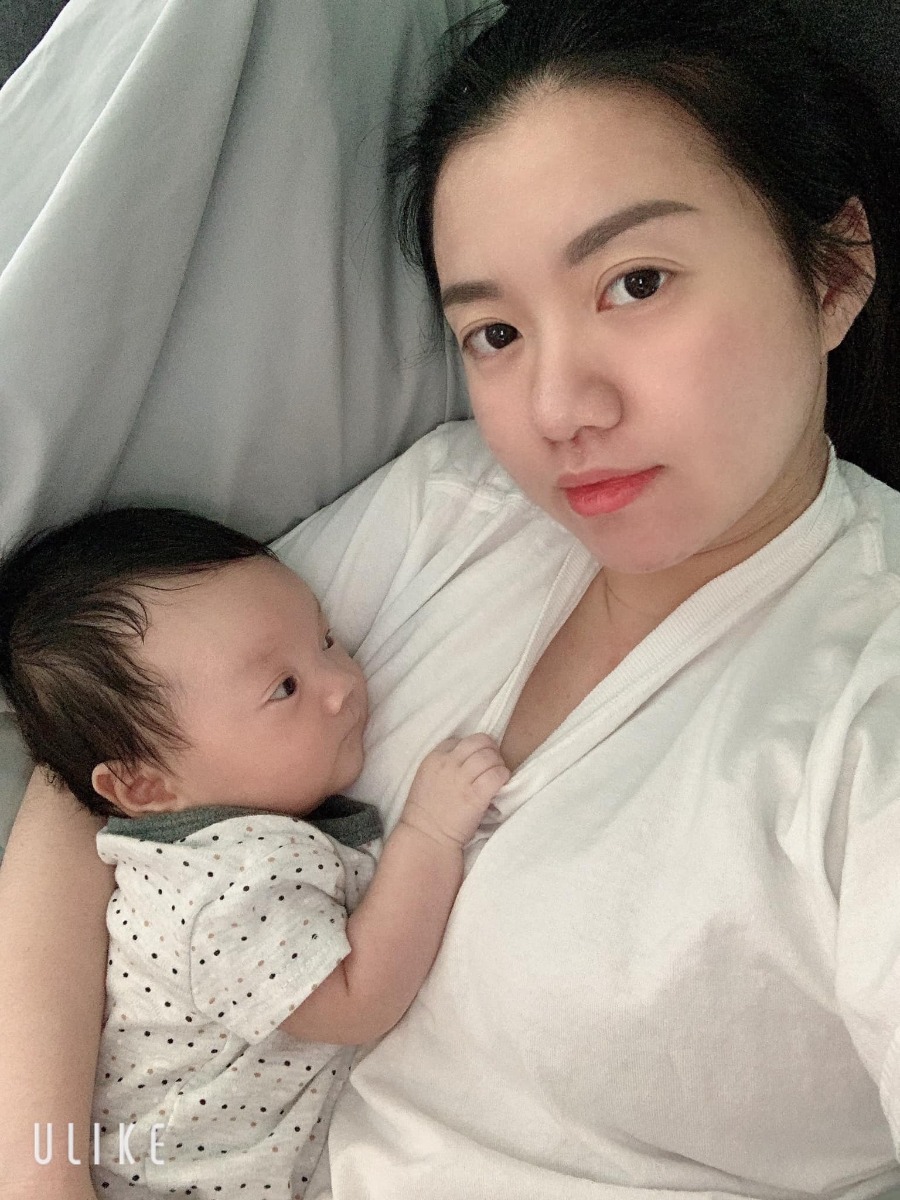 KỂ CHUYỆN COVID

Hôm nay tranh thủ bạn nhỏ đang ngủ mình kể chuyện mình bị Covid cho mọi người nghe. Sau lần bị đó mình rút ra 2 việc. Thứ nhất là Covid - không đùa được đâu. Thứ 2 là - Khi bị rồi thì đừng hoang mang quá! 

Mình có kết quả dương tính Covid đúng 30 Tết vừa rồi. Xác định luôn chưa Tết nào buồn như Tết này. Đã xa nhà rồi còn dính bệnh 😆 Và đáng ngại nhất lúc đó mình đang mang bầu bạn bé. Bị xong và hồi phục hoàn toàn rồi, sinh bạn bé an toàn khoẻ mạnh mình mới kể kinh nghiệm bị bệnh để biết đâu giúp ích cho mọi người trong giai đoạn hoang mang này. 

👋 Đừng chủ quan! 

Ở đâu cũng được tuyên truyền đeo khẩu trang nhưng sự thật là không ai đeo khẩu trang được 100% khi tiếp xúc với người khác được. Đơn giản ví dụ như khi gặp người thân, bạn bè thân. Nên ngàoi thực hiện đầy đủ những lời khuyên phòng bệnh khi ra đường thì mọi người hãy chuẩn bị một sức đề kháng thật tốt để chống bệnh. 

Ăn uống đủ chất, bổ sung vitamin, tpcn tăng sức đề kháng, sống lành mạnh, tập thể dục … Làm sao để thật khoẻ từ trong ra ngoài. 

Vì gia đình có người thân bị mệt và đau nhức, xét nghiệm dương tính nên cả nhà mình mới đi xét nghiệm chứ sự thật là mình hoàn toàn không có triệu chứng gì nghiêm trọng. Từ khi có bầu mình đã hay bị khó thở, ngạt mũi lúc ngủ nên với mình lại càng không phát hiện ra chỉ dựa vào triệu chứng. Mỗi người sẽ phản ứng khác nhau với virus. Quá trình bị bệnh của mình như sau:

Ngày 1( ngày đi xét nghiệm) - chảy nước mũi, hắt hơi, cay mắt giống biểu hiện viêm mũi dị ứng. 
Ngày 2 - khô cổ họng, khó thở về đêm, hơi đau nhức người. 
Ngày 3 - (nhận kết quả dương tính)
không ngửi thấy mùi thức ăn hay bất kì mùi vì. Vị giác vẫn bình thường 
(Lúc này mình gọi cho bác sĩ và được dặn dò kĩ lưỡng cách tự chăm sóc và theo dõi tại nhà. Được yêu cầu đo nồng độ oxy thường xuyên nếu xuống thấp hơn 94 phải gọi bác sĩ ngay) 
Ngày 4 - khổ cổ họng, khó thở, mất mùi. Nồng độ oxy 95-96
Ngày 5,6,7 vẫn các triệu chứng trên nhưng giảm dần. Oxy lên 98 (bình thường)

Sau khoảng hơn 1 tuần mình lấy lại được mùi, cổ họng bớt khô và khoẻ lại bình thường. Ở nhà tự cách ly sau 10 ngày đi xét nghiệm lại nhận kết quả âm tính. 

Điểm lưu ý trong quá trình nhiễm virus là mình HOÀN TOÀN KHÔNG BỊ SỐT

Mình nhấn mạnh ở đây là để mọi người hiểu nếu chỉ đo thân nhiệt cũng sẽ không phát hiện ra bệnh ở một số trường hợp. Nên chỉ cần có nghi ngờ tiếp xúc với người bệnh thì lập tức đi xét nghiệm ngay tránh tình trạng bệnh trở nên khó kiểm soát và lây cho mọi người xung quanh. 
Trường hợp mình là may mắn và do đề kháng tốt nên triệu chứng ko nặng. Mình biết nhiều trường hợp ở bên này nồng độ oxy tụt xuống rất nhanh khi kịp đến bệnh viện thì đã đủ để gây tổn thương phổi rồi. Lúc đó sẽ mấy rất nhiều thời gian hồi phục và sức khoẻ suy giảm nhiều. 

👋 Khi nhiễm bệnh đừng quá hoang mang

Nghe thấy bị Covid là sợ lắm nhưng nếu có nhiễm bệnh rồi thì cũng không thay đổi được kết quả nên mình khuyên mọi người cố gắng giữ tinh thần lạc quan để chữa trị. Ở bên Mỹ thì bị bệnh nếu không nặng sẽ tự cách ly và điều trị ở nhà theo hướng dẫn của bác sĩ. Nếu cần thiết có thể được mượn máy thở ở bệnh viện về nhà sử dụng. Còn về cá nhân mình có ít kinh nghiệm sau đây chia sẻ với mọi người nếu nhiễm bệnh:

1. Uống thật nhiều nước ngày 2,5-3L nước hoặc nếu được hãy uống nhiều hơn vì lúc này cơ thể mất nước rất nhiều.
2. Nếu có thể thì đi lại trong nhà, ăn uống, nghỉ ngơi sinh hoạt như bình thường. Tắm rửa vệ sinh hàng ngày để cơ thể sạch sẽ thoải mái. Sinh hoạt như khi không bệnh nếu có đủ sức để tinh thần vui vẻ. Nằm nhiều sẽ vừa khó thở vừa đau đầu mệt mỏi. 
3. Ăn đủ chất và cố ăn thật nhiều. Nếu không ăn được thì uống nước hầm xương, uống sữa hay protein đảm bảo cơ thể nạp đủ năng lượng. Duy trì uống vitamin tổng hợp và tăng đề kháng. Cá nhân mình vẫn ăn tỏi đen mỗi ngày. 
4. Nên mở cửa sổ cho thoáng không đóng kín cửa. Nếu do thời tiết quá nóng/ lạnh không mở cửa được thì mở máy phun hơi nước.
5. Rửa mũi bằng nước muối thường xuyên. Để chữa mất mùi mình băm nhỏ tỏi tươi và xông mũi hàng ngày. 
6. Giữ tinh thần thoải mái không quá căng thẳng. Bệnh chữa được nếu cơ thể không có bệnh nền nghiêm trọng. 

Vì bản thân mình bị ở trường hợp triệu chứng nhẹ nên không mệt mỏi nhiều. Nhưng mọi người xung quanh mình có một số trường hợp nhiễm bệnh xong cơ thể suy nhược rất mệt. Nên nếu ai không sợ bệnh, ko sợ mệt thì cũng hãy cứ cẩn thận phòng tránh và kiểm tra xét nghiệm nếu có nghi ngờ để bảo vệ mọi người xung quanh nhé!!!!

P/s: Mỗi nhà nên có sẵn các loại thuốc giảm đau, hạ sốt, máy đo nồng độ oxy, máy thở nếu có nhu cầu ạ.

Chúc mọi người kiên cường chống dịch, phòng bệnh hiệu quả!!!