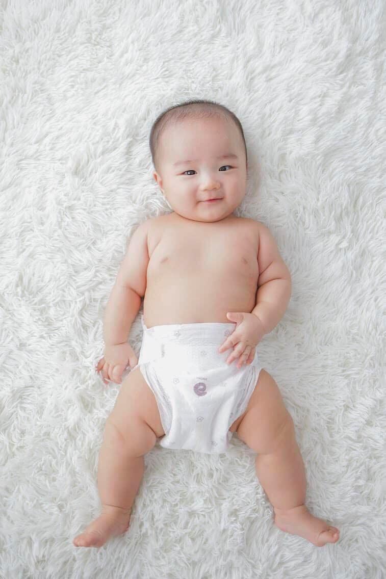 Tâm sự và chia sẻ về sinh non và sinh mổ ở Vinmec Times City Ha noi 
Em chỉ mới và định có một bé thôi mà vô group này làm em có động lực sinh thêm quá ạ ( truớc đây em rất muốn có nhiều bé nhưng do sinh mổ + sinh non lại thêm quá trình chăm bé khiến em thay đổi). Nhiều mẹ có 3 bé trở lên thực sự khiến em ngưỡng mộ và tò mò làm thế nào các mẹ có thể chăm nhiều con cùng lúc được thế? ( em 1 đứa đã chiếm hết thời gian của em rồi 😭 ) . Xin các mẹ chia sẻ và cho em xin kinh nghiệm với ạ? 
Còn đây là tâm sự của em về chuyện sinh non và sinh mổ ở Vinmec Times City Ha noi 
Cả thai kỳ em hoàn toàn khoẻ mạnh, hoạt động sinh hoạt như bình thường, ăn uống ngon miệng, đi du lịch, yoga, kiểm tra gặp bác sĩ theo lịch hẹn đầy đủ. 
Vậy mà, đến tuần 34 của thai kỳ em đi khám thai bác sĩ trưởng khoa Vinmec ( bs Nghĩa ) bác còn khen em và em bé phát triển rất tốt, em bé quay đầu, khung xương chậu phù hợp sinh thường còn bảo em kiểm soát cân nặng bé đừng để to quá khó sinh. Và ngay tối hôm ấy khoảng 10 giờ em vào toilet trước khi ngủ thì bỗng dưng nước xối xả chảy xuống, em hốt hoảng nghĩ thôi chết xong rồi ( vì em có đọc sách đuợc biết vỡ ối là chuẩn bị sinh ). Em bảo chồng xong gọi cho bác Nghĩa bác bảo vào viện luôn. Em có mang tả sau sinh. Và 2 vc gọi taxi vào viện, trên taxi em cảm giác nước cứ chảy xối xả. Đến viện em vô phòng cấp cứu có 2 bạn trực hỏi em các câu hỏi căn bản xong bảo chị y tá đưa lên phòng sinh 😲 e hốt hoảng bảo em chưa muốn sinh bây giờ, bạn ấy giải thích là vì thai 34 tuần nên ưu tiên cho bé trước nếu thai nhỏ thì mới ưu tiên mẹ.
Sau khi lên phòng sinh có chị bác sĩ Dung vào kiểm tra, làm các thủ xét nghiệm xong rồi thông báo là có thể em phải sinh luôn không giữ thai được ( lúc này em khóc em cứ nài nĩ là giữ thai thêm cho em được bao lâu hay bấy lâu vì thai em còn non quá ). Bs giải thích ối của em rách lỗ to rồi nên ối chảy ra hết nên không còn cách giữ thai. Bây giờ có hướng là tiêm trưởng thành phổi cho bé mà tiêm phải đủ 2 mũi cách nhau trong bao nhiêu tiếng em quên rồi thì mới có tác dụng mà tiêm mũi này cũng có xác xuất là tăng nhanh nguy cơ nhiễm trùng ( vỡ ối thì sẽ nhiễm trùng vô bào thai ). Vợ chồng cân nhắc và quyết định. Thật ra lúc này bác sĩ nói nhiều lắm mà về chuyên môn nên em không nhớ hết. Bên Vinmec có thông dịch viên nhưng vì tối nên chỉ gọi điện và dịch cho chồng em hiểu ( chồng em người nước ngoài ).
Đây là điều mà cá nhân em không thích nhất ở Vinmec là đưa thông tin rất nhiều và toàn thông tin chuyên môn nghiệp vụ cho thai phụ, người nhà rồi bảo mình quyết định mà k có lời khuyên của Bác sĩ ( cảm giác giống như là mình quyết định thì có gì mình chịu trách nhiệm ý mà mình thì có hiểu gì chuyên môn đâu cơ chứ ) 
Sau một hồi bàn bạc thì Vc em quyết định tiêm trưởng thành phổi cho bé. Cả đêm em khóc suốt không ngủ nỗi. Đến sáng thì có bác sĩ khác vào khám và chỉ định đi siêu âm, siêu âm là bác sĩ người Mỹ bác bảo hết sạch ối rồi, lúc đó em thấy bụng em nhỏ lại con em cử động ntn em đều thấy qua lớp da bụng hết ( trông sợ lắm ) , bác cũng an ủi là 34 tuần cũng không đến nỗi, bạn bác sinh non nhưng rất khoẻ mạnh và thông minh không có gì khác biệt đâu đừng lo. 
Ôi sao em thấy em viết dài dòng quá rồi nhỉ? Thôi chắc em viết tóm gọn lại tý chứ không kể chi tiết nữa sợ mọi người ngán đọc hihi
Vâng, vì đo monitor nhịp tim bé vẫn đập tốt nên bác sĩ vẫn chưa can thiệp gì, em tiêm được mũi truởng thành phổi thứ 2. Em không có cơn đau hay cơn gò nào cả.
Có một bác sĩ nam vào nói với em trước khi làm hồ sơ sinh ở viện là vì bé nguy cơ sinh non nên sau sinh phải ở lồng ấp thì chi phí là 3tr5/1 ngày chỉ là tiền phòng và các chi phí của thuốc, máy móc hỗ trợ nên ít nhất 6 triệu 1 ngày mà bé chưa sinh thì không biết bé ntn để có thể tính được sẽ nằm bao nhiêu ngày. Nhanh thì 5-6 ngày lâu có thể cả tháng hoặc hơn. Chi phí ở viện cao mà chị không có bảo hiểm, vậy chị có muốn chuyển qua viện công không? Nhưng Vc em vẫn quyết định sinh ở đây. 
Vì nguyện vọng của em là sinh thường nên cả ngày em vẫn chờ 1 cơn đau và mở thêm nhưng mãi chỉ 1 phân 🙄. Em có tiêm kích sinh nhưng cũng k đau k mở thêm. Tóm lại là sau khi chờ gần 70 tiếng thì em cũng bắt đầu có cơn gò và rất đau, đau quặng cả đêm đến sáng tầm 6h bác sĩ kiểm tra vẫn k mở và hội chuẩn xong rồi bảo em là giờ phải mổ cấp cứu nếu em không mổ em phải ký giấy miễn trừ trách nhiệm cho viện. 
Đương nhiên em đồng ý mổ vì con trong bụng quá lâu rồi. Nói thêm là bác sĩ có nói đi nói lại vì tim con em đập tốt và ổn định nên để lâu vậy chứ ca khác là mổ gấp rồi. 
Gây tê một phát ăn ngay, nhẹ nhàng không đau gì cả, ekip gây tê có trong phòng mổ cùng và trấn an em liên tục. Bác sĩ khoa Nhi cũng túc trực hỗ trợ, Bác sĩ Thái mổ chính cho em nói một câu với em khién em rất xúc động mặc dù chỉ là câu nói ngắn “ Phải mổ thôi con, không sao đâu con “ cảm giác như bác thấu hiểu tâm can em lúc đó vậy ý.
Rất nhanh sau đó tiếng con em khóc to lên , em thấy con em đem ra bàn cho bé lau hút, cân rồi quấn khăn đem đến cho em, bác sĩ nhi bảo là trộm vía các chỉ số bé đều ổn định, nặng 2kg03g nhưng vì sinh non nên bs phải đem về lồng ấp theo dõi thêm. Em ở lại khâu vết mổ sau đó về phòng hồi sức sau sinh.
Lúc ở phòng này em cứ sợ với cả chuẩn bị tâm lý hết thuốc tê sẽ đau lắm này nọ nhưng có 1 anh bác sĩ lại giới thiệu tên và nói là bác sĩ gây tê giảm đau cho em. Bs nói “ em yên tâm trước khi em cảm nhận được đau bên anh sẽ có cách để ức chế cơn đau của em, em sẽ không cảm thấy đau quá mức gì đâu, không phải sợ” Anh ấy tiêm vào 1 hay 2 bên đùi em cũng k nhớ rõ lắm.  
Rồi em về phòng, những ngày sau đó em hồi phục theo trình tự và không hề có cảm giác đau đớn nào. Cảm thấy thoải mái thư giản vì được nghĩ ngơi, phục vụ và ăn ngon. 
Riêng về phần con em thì bé tự thở, có thể bú bình mà không cần nhờ máy móc nhưng bé bị nhiễm trùng vì vỡ ối lâu nên phải vào thuốc. Và chiếu đèn trị vàng da. 
Em vào thăm con em khóc rất nhiều vì em thấy con bé quá, bé như con mèo ý, cảm giác như xương và da không thôi sợ lắm, cảm thấy tội nghiệp và có lỗi với con. 
Đến giờ em cũng không biết nguyên nhân vì sao lại sinh non mà không hề có dấu hiệu hay cảnh báo nào trước như vậy. Em hỏi bác sĩ cũng nói k biết được lý do chính xác vì vỡ ối non có rất nhiều nguyên nhân 😞 
Tổng kết là em và bé ở Vinmec 5 ngày sau sinh và truớc đó là 72 tiếng chờ sinh. Chi phí mổ đẻ lần 1, sàng lọc sau sinh, chi phí của bé tất cả khoảng hơn 80 triệu. 
Điều em không hài lòng ở Vinmec là như em có kể ở phần đầu rồi và cả thêm là bé em nằm phòng 3tr5 1 ngày là được 1 phòng cho người nhà bên khoa nhi mà không thông báo em biết để em nhận phòng cho mẹ và dì em từ Sài gòn ra ở. 
Còn tất cả về bác sĩ, y tá, dịch vụ chăm sóc , cơ sở vật chất ở bệnh viện em rất rất hài lòng và cảm thấy quyết định đúng đắn khi chọn sinh ở đây lẫn biết ơn đội ngũ y bác sĩ nhiều lắm. 
Cho em kể thêm là chị y tá trực phòng em lúc truớc mổ có nói bác sĩ Thái mổ cho em là nguời có kinh nghiệm hơn 30 năm và là truởng khoa đẻ bv phụ sản trung uơng nên em yên tâm, cả người nhà em bên ngoài có gặp người nhà của thai phụ khác và họ đều nói bác sĩ là nổi tiếng mát tay và đặt lịch hẹn bác mổ cho vì bác chỉ làm thứ 7 ở Vinmec thôi. Làm em cảm thấy thật may mắn ý. 
Con em trộm vía rất dễ nuôi hay cười, không khóc dai, khoẻ mạnh và các cột mốc phát triển ngang với bé đủ ngày đủ tháng, không biết có phải do vía bác đỡ bé ra không nữa ạ hihi
Tâm sự chia sẻ của em dài quá rồi. Cám ơn các mẹ đã đọc ạ.