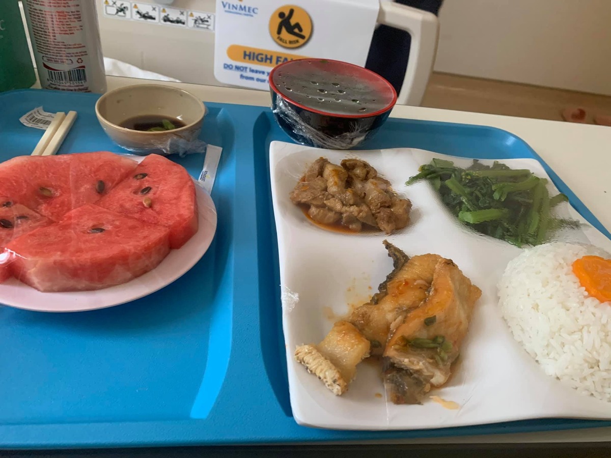 Hôm nay mình mới có time rảnh xíu để lên đây review cho các mom về dịch vụ ở Vinmec Nha Trang vì mình nghĩ có nhiều bạn sẽ cần tham khảo.
-Mình quyết đinh sinh ở Vinmec Nha Trang vào tuần thứ 31 vì vậy mình không mua gói với lại mình ở Phú yên nữa nên ra vô không tiện.Tuần 31 mình vào thăm khám mốc quan trọng cuối cùng được 1 chi gioi thiệu khám bác Uyên.Bác rất nhẹ nhàng tư vấn nhiệt tình vì mình sinh mổ nên chắc chắn l2 cũng sẽ mổ.Vì mình ở xa nên Bác hẹn w36 minh vào khám lần nữa và làm các xett nghiệm mở hồ sơ sinh luôn.Bác có hẹn là tầm w39 trở đi là mình vào mổ nhưng hỡi ôi mới có 38ư5d là cu cậu đã đòi ra rồi.
-2h chiều hôm đó mình đau lâm râm va thỉnh thoảng co cơn gò nhẹ mình đi siêu âm ở gần nhà bs bảo mổ đuoc rồi nuoc ối cặn voi đầu em bé tụt sâu rồi.4h chiều mình gọi bác Uyên bác bảo em vào nhập viện đi lúc đó mình cũng hoang mang tuy muốn bác Uyên mổ nhung nếu yêu cầu bs mổ thì tốn đến mấy triệu nữa nên mình nói thôi hên xui vô trúng ca truc bác nào bác đo mổ cũng được vì ở Vin bác nào cũng giỏi mà.Xui là chiu đó các vé xe đều hết vì hôm đó là chủ nhật voi mình nghĩ cũng chưa đau j lắm nên chủ quan đi tàu(khúc này nghĩ lại thấy cũng gan) vô đến nơi là gần 9h đêm,đặc biệt trên đường vô mình có nhắn tin cho chị Hạnh va đuoc hổ trợ rất nhiet tinh nên khi mình vào thẳng cấp cuu khai tên là các y tá biết ngay là đã đuoc báo rồi.Mình đuoc ngồi xe lăn đẩy lên khu sản.
-Vào đây đuọc đo cơn gò và làm thủ tục tạm ứng nhập viện mình có hỏi chị y tá là tối nay Bác nào trực thì c ý nói bác Hoàng nhưng bác Uyên sẽ mổ cho chị lúc đó mình mừng lắm luôn.Mình đươc vào nhận phòng thụt rửa vệ sinh sạch sẽ thay đồ,bvien tặng cho 1 túi đồ to đùng sịn sò gôm:quần áo bao tay chân của nouse,khăn ủ,khăn sửa,khăn uot,xà phòng tắm gội bé,đồ của mẹ nói chung gần như đầy đủ cả ko phải dùng cái j của mình ngoài bình sữa.10h bác Hoàng vào khán trong thực sự rất nhẹ nhàng lun ko đau như tập 1 mình sinh ở bv tỉnh bác bảo mở 1 phân rồi 30ph nữa mổ nhé.Mình đuoc đẩy cả giuonng vào phòng mổ gặp các y tá và bs gây tê mặc dù là 10h30 đêm nhưng ekip làm việc rất vui vẻ nhanh chóng và chuyên nghiệp khi mọi thứ xong xui thì bác Uyên vào và mổ cho mình rất nhanh chóng em bé ra khóc oe oe đặc biệt mình còn đuoc xem khoảnh khắc mổ lấy bé ra luôn thiêng liêng lắm ạ ck mình ở phòng chờ cũng co tivi và được thấy đoạn này luôn nhé.Mình mổ ra được da kề da voi bé cho bé mút ti mẹ 1 xíu sữa non về luôn chứ k như tập 1 3 ngày sau moi có sữa.Nằm hồi sức 1 tiếng đuoc tiêm mũi gây tê vuông thắc lưng dặc sản của Vin rồi đẩy về phong gap con.Phải nói là lúc này khoẻ lắm ạ mình còn nghĩ mổ khoẻ vày làm tập 3 cũng dc nữa.Trên giuong có 1 chuồn bấm cần j cứ bấm la các cô y tá sẽ vào hổ trợ ngay bất kể lúc nào.Vì sinh trúng dịch nên chỉ đuoc 1 nguoi nhà chăm nhưng vk ck mình vẫn nhàn tênh vì các cô o đây cần j la co ngay hướng dẫn nhiệt tình luôn.Cơm viện thì rất là ngon thực đơn phong phú.Hàng ngày các cô tắm bé tại phòng,có bác sĩ tới thăm khám cho mẹ và bé.Đặc biệt mình ko phải tiêm bất kì muỗi kháng sinh nào trong khi tập 1 ngày tiêm 2 mũi tiêm đến 7 ngày o viện mình ám ảnh luôn.Ở đây lúc hết thuốc tê mình co đau 1 xíu thì đuoc truyền 1 chai giảm đau sau đó còn đau nưa thì uống thuốc efanagan.Chỉ đau và thốn nhất lúc ngồi dậy tập đi thôi còn tất cả đeu nhẹ nhàng.Nằm viện 4 ngay là mẹ con khoẻ ru và xuất vien thôi.
-Về chi phí thì mình sinh mổ lần 2:sử dụng giảm đau cơ vuông và bắn tia plasma tất cả là 28tr vì mình có thẻ bh bảo việt của cty nên đuoc bh bảo lãnh chi phí mổ và nằm viện hết 21tr rồi mình chỉ mất 7tr thôi.
Đẻ ở Vinmec đúng thiệt là như đi nghỉ duong ở 5 sao luôn các mom ạ.Đặc biệt em cũng cảm ơn chị Hạnh đã takecare em rất nhiều từ trước trong và sau khi ra viện nhé!