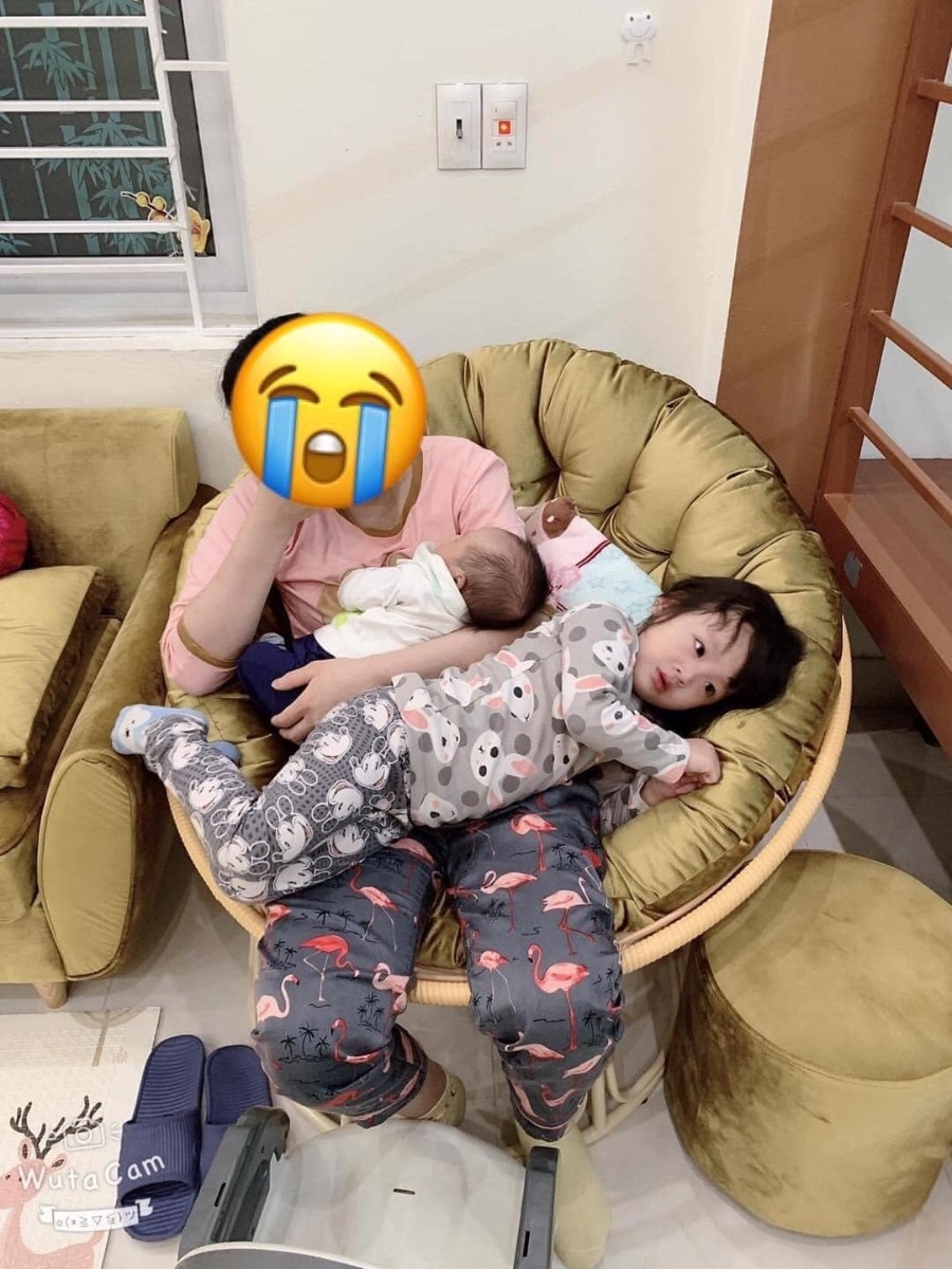 Người ta bảo sai thì sửa, nhưng cũng có những sai lầm không bao giờ sửa chữa đc. Cuộc đời mình đã có một quyết định sai lầm mà có lẽ cả đời này mỗi khi nghĩ lại vẫn sẽ tràn ngập cảm giác hối hận, đó là quyết định có thêm em bé khi con còn quá nhỏ!!
Ngày trước sinh con xong, vì không có người chăm Con nên mình quyết định nghỉ việc ở nhà, dành toàn bộ thời gian của mình để chăm sóc Con. Và khi Con lớn hơn 1 chút, tất cả mọi người xung quanh mình đều khuyên nên có thêm em bé, sẵn đã nghỉ việc thì chăm luôn 1 thể, con lớn rồi đi làm cũng chưa vội. Mọi lý do đc đưa ra vào thời điểm đó đều hợp lý. Rằng là Con khá ngoan, nhà lại có ông bà phụ nên không vấn đề gì đâu. Rằng là giờ mà đi làm, sau có em bé lại phải nghỉ tiếp mắc công. Rằng là người này người kia nghỉ lâu quá rồi giờ muốn sinh thêm cũng không đc.... Tuyệt nhiên không có một ai nhắc đến việc có thêm em bé, con sẽ bị quát bị mắng, thậm chí bị đánh đòn rất nhiều!! Tuyệt nhiên không một lời ngăn cản việc có em bé sớm.
Con là một em bé rất ngoan, không ương bướng ngỗ nghịch, những điều tốt đẹp được mẹ dạy dỗ Con tiếp thu và làm theo rất nhanh. Ở độ tuổi lên 2 lên 3, đang là độ tuổi học hỏi khám phá mọi thứ xung quanh, và thật sự vẫn cần có mẹ theo sát bên cạnh chỉ dạy cho nhiều thứ bằng một thái độ tận tâm nhất.
Nhưng không, mẹ lại quyết định chia đôi thời gian dành cho con vào lúc này. Và những hành động của con dù không sai nhưng vẫn có thể bị cấm như thường. 
Ở tuổi của con, việc cầm 1 cái cây gõ gõ lên bàn lên ghế để nghe đc âm thanh phát ra, để cảm nhận sự khác nhau khi mình đập mạnh hay đập nhẹ là chuyện bình thường, nhưng có em, đó bị coi là hành động làm ồn, không để cho em ngủ. 
Ở tuổi của con, vận động chạy nhảy hát hò là điều nên làm, nhưng khi có em, con không đc tự do làm điều đó thỏa thích nữa.
Ở tuổi của con, việc đc mẹ ôm ấp dỗ dành là một nhu cầu thiết yếu, là quyền đc đòi hỏi của con mỗi khi con cảm thấy bất an, nhưng khi có em, con không có quyền đòi hỏi nữa. Nếu đòi hỏi dai dẳng đồng nghĩa với việc con sẽ bị quát bị mắng, bị đòn và bị kết tội là một đứa bé hư.
Nhớ những ngày đầu vừa sinh em bé, buổi chiều lại mát trời, trẻ con trong xóm đi xe đạp đùa giỡn khắp con đường vừa mới được trải nhựa sạch sẽ. Con ức lắm, muốn đi lắm nhưng không có ai dẫn đi. Mẹ thì bận em, bố làm về trễ, ông bà bận việc . Nhìn con buồn mà thương ứa nước mắt. Có hôm để Con khỏi đòi, mẹ đóng cửa chính lại để Con không nhìn thấy ngoài đường để không đòi nữa. Có hôm mẹ phải gửi Con đi theo cùng cô hàng xóm, có hôm đc ông ngoại hứa dẫn đi mà Con háo hức đi ra đi vào mong tới lúc ông ba ngoai don.Nếu không có em sớm thì những nhu cầu hết sức bình thường đó mẹ sẽ đáp ứng đc cho con chứ ko để con phải thiệt thòi như vậy.
Những lúc mẹ dỗ em để em vào giấc ngủ, thật sự rất cần một không gian yên tĩnh để em không bị làm phiền, con thì hiếu động nên mẹ hay khó chịu, vì con mà em không ngủ đc. Rồi mẹ dỗ dành con ra ngoài chơi, mẹ cho em ngủ xong sẽ ra với con. Nhưng ra ngoài con đâu có chơi. Con quanh quẩn ở cửa phòng đợi mẹ. Lâu lâu không thấy mẹ ra con lại thỏ thẻ: mẹ ra đây với con. Con không dám khóc lóc hét to đòi mẹ ra vì hành động đó đã bị quát quá nhiều lần, con sợ nhưng vẫn cần mẹ nên đổi sang cách đòi hỏi nhẹ nhàng hơn. Như vậy con đã là một em bé khá ngoan rồi, thật sự quá thiệt thòi cho con khi mẹ có em quá sớm. Mỗi lần ở trong phòng nhìn ra thấy bóng con lẩn quẩn trước cửa, mẹ lại thương con đứt ruột. Mẹ thật sự xin lỗi con!!
Mẹ cho em ngủ, con tới giờ ngủ thường hay thủ thỉ: mẹ ôm con ngủ. Nhưng mẹ cứ lần lữa: đợi mẹ một xíu, em ngủ rồi mẹ ôm con. Nhưng con không đợi đc, em ngủ rồi mẹ quay sang thì con đã ngủ từ lúc nào không biết. Con đã tự lăn lộn để đưa mình vào giấc ngủ rồi quên bẵng đi rằng là con rất cô đơn, chỉ là một cái ôm khiến con yên tâm đi vào giấc ngủ mà mẹ cũng không làm đc. Mẹ thương con toàn đợi con ngủ rồi ôm con khóc miết!!
Từ giờ trở đi, nếu ai đó có ý định sinh con liên tiếp, mình sẽ cản, cản ngay lập tức, ít nhất hãy để đến lúc con lớn đi học thì hãy có em. Mình đã trải qua và hiểu rằng không có gì bù đắp đc những tổn thương mà con phải hứng chịu khi có em khi còn quá nhỏ. Mọi lời khuyên "đẻ đi" đều chỉ là lời nói gió bay, người thiệt thòi chính là con của mình. Đây là một sai lầm không thể sữa chữa, khi đã có kinh nghiệm thì mọi thứ có thể làm đc chỉ còn là hối hận!
Nguồn: Hà Su Shi