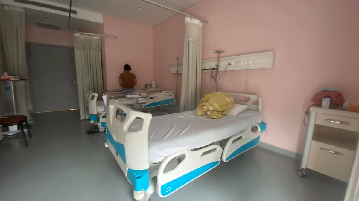Hôm nay nhân lúc ông con ngủ khì khì mình viết vài dòng review về trải nghiệm đẻ mổ lần 2 tại Việt Pháp. 

Nói qua một chút là lần đầu mình đăng kí sinh thường ở VP, mua gói từ 12w luôn nhưng tới khi chuyển dạ 19 tiếng không đẻ được nên mình phải mổ cấp cứu. Vậy nên lần 2 này mình đăng kí mổ chủ động luôn, có cả chọn bác sĩ, chọn ngày và chọn giờ luôn cho phong thuỷ.

1. Về chuyên môn:

- Khám thai: Suốt quá trình khám thai mình khám bác Hợp. Bác rất nhẹ nhàng cẩn thận, có nhắc nhở nhẹ nhàng đừng tăng cân nhiều quá chứ không hề gắt quá về chuyện cân nặng như 1 số mẹ review trước đây. 
Tới 2 buổi khám cuối sát ngày mổ mình chuyển khám bác Thu do đã book bác mổ cho mình (tin tưởng vì thằng cả nhà mình trước cũng bác Thu mổ và trộm vía mọi thứ rất êm đẹp). Nhìn chung cả 2 bác khám mình đều ưng ý, không có phàn nàn gì nha. Bác Thu đồng ý cho mình mổ chủ động ở 38w2d.

- Lấy ven lúc nhập viện: Lần đẻ thằng cả mình bị ám ảnh khâu lấy ven vì lúc đó không hiểu sao rất đau và cực kì xót nữa, mình đau chảy nước mắt tới nỗi y tá phải đổi kim thành kim em bé thay vì kim người lớn cho mình :)). Lần 2 này thì trộm vía gặp được 1 bạn y tá trẻ rất niềm nở. 
Bạn cũng rất nhẹ nhàng nên lúc lấy ven mình chỉ cảm thấy nhói 1 xíu lúc đưa kim vào chứ không bị đau quá, mình thở phào luôn. Thế nhưng khs khi ra viện thì chỗ rút kim ý vẫn bị thâm tím mất chục ngày :)), chắc do mình không có duyên với lấy ven rồi.

- Gây tê ngoài màng cứng: Ôi cái này lần 1 nhanh bao nhiêu thì lần mổ thứ 2 này mình sợ bấy nhiêu. Các y bác sĩ nói do lưng mình võng quá nên khó chọc, nên chọc đi chọc lại chắc 5-6 lần và mỗi lần đều đau và thốn rất khó tả, mình nhớ 2-3 lần cuối mình còn gào ầm lên, các y bác sĩ phải nắm vai động viên còn mình thì vừa ngồi cong lưng như con tôm vừa nhắm tịt mắt rên rỉ. Nói chung là ám ảnh :((.

- Khi mổ đẻ: Lần mổ này mình cảm nhận được hoàn toàn quá trình mổ. Mình book lịch đẻ 9h sáng thì 9h18’ thằng cu bé nhà mình cất tiếng khóc chào đời rồi. Do đã gây tê nên mình chỉ cthay bác sĩ chọc ngoáy làm thủ thuật đưa bé ra rất nhanh, còn sau đó chủ yếu là vệ sinh và khâu vá lại cho mẹ thì phải. Mình chưa tận mắt nhìn nhưng ai cũng bảo vết mổ mình đẹp và sạch sẽ.

2. Về dịch vụ:

- Các nhân viên bệnh viện đều niềm nở và nhiệt tình từ lúc mình vào viện tới khi out, tuyệt đối không gặp trường hợp khó chịu nào về thái độ. 

- Phòng ốc: ban đầu mới nhập viện mình được các chị y tá xếp cho vào phòng đơn 1 mình 1 phòng ý ạ. Phòng sạch sẽ đủ tiện nghi lắm nhưng mình sợ ở nvay rất buồn do mình phải lưu viện tận 4 đêm. Sau một hồi cân nhắc thì chồng mình qđịnh up lên phòng có người nhà ở lại, thực chất là phòng đôi có 2 giường đó. Phòng rất rộng rãi, có tủ quần áo to chứa váy bệnh nhân, bỉm và băng vệ sinh đầy đủ cho mẹ. Nhà vệ sinh cũng rộng rãi, sạch sẽ nữa. Nói chung về phòng ốc thì mình cũng hài lòng luôn (dù phải trả thêm chi phí kha khá).

- Đồ ăn: Ngày đầu do chưa xì hơi được nên mình chỉ được ăn cháo thui. Sang ngày 2 xì hơi được cái là ăn cơm phở bt. Ở viện mình thấy suất cơm rất chất lượng, nhiều cơm, đồ ăn, có đủ hoa quả và sữa chua tráng miệng nữa. Lần nào mình cũng ăn hết sạch :)). Thích nhất là viện không kiêng cữ quá nên đồ ăn đa dạng, mình thích cơm tôm với thịt kho tàu ở viện lắm 🙂.

- Dịch vụ chăm sóc mẹ và bé: Như mình đã nói các nhân viên, y bác sĩ đều rất niềm nở và ân cần với mình. Mình trông bé ban ngày và cứ tới 11h đêm cho bé bú trực tiếp cữ cuối thì mình gửi các cô trông để mẹ được nghỉ ngơi. Có lúc mình bị cương ngực, hút mãi không kiệt + phòng vắt sữa hơi nóng, các cô cũng hỗ trợ cho mình mượn cái đèn chiếu ngực về tận phòng để mình tự massage trong phòng cho mát nữa. Tới ngày thứ 3 sau mổ là có tận y tá vào phòng tắm gội sấy tóc cho mình rồi (nên mẹ nào muốn kiêng cũng không được nhé :)).

Khi ra viện, mình nhận được quà của bệnh viện là 1 chú trâu vàng bông cho em bé, 1 bình sữa Chicco núm nghiêng rất xinh và bịch bỉm Huggies, 1 túi tote du lịch + 1 chai dầu massage Chicco travel size nữa 🙂. Lúc xuất viện các chị y tá cũng lấy xe đẩy cho mình xuống tận tầng 1 rất chu đáo 🙂.

3. Về chi phí:

- Gói thai đẻ mổ 12w: 61,2tr 
- Chi phí thăm khám + tiền thuốc phát sinh: mình áng chừng 5tr nhé
- Chi phí up phòng có người nhà ở lại: đâu đó hơn 6tr x 4 đêm = hơn 24tr nữa (ngoài gói)
- Chi phí chọn giờ sinh mổ: 12,6tr
- Tổng chi phí đi đẻ khoảng 102,6tr, tuy nhiên mình có bảo hiểm claim và chế độ thai sản ở công ty nên loanh quanh thực chi khoảng 45tr tất cả.

Nhìn chung mình thấy đẻ mổ chủ động lần này ngoại trừ là đau dã man khi tan tê mổ và lúc gây tê ám ảnh thì mọi thứ mình thấy đều ok, có lẽ do may mắn trúng lúc chưa bùng dịch lại nên có người nhà ở lại khiến mình thấy quá trình đi đẻ đỡ buồn hẳn. 

Nếu các mẹ đang có ý định sinh mổ chủ động mà không có nhu cầu cần người nhà ở lại hay cần chọn giờ sinh phong thuỷ mình thấy chi phí sẽ giảm đi nhiều, tuỳ nhu cầu các mom nhé. Cảm ơn cả nhà đã đọc 😻.