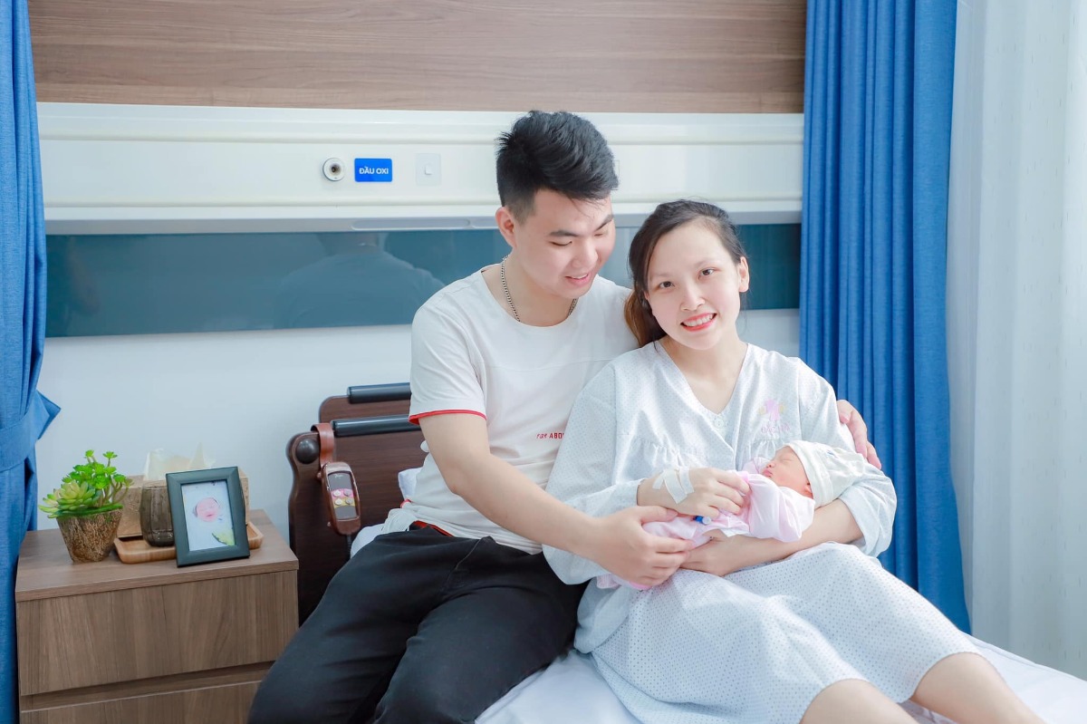 Nhật kí đi sinh tại Bắc Hà:

- Biết đến BH đungs dịp Tết qua quảng cáo của FB, tìm hiểu qua về chi phí nhưng rồi cũng để đó vì mình đã xác định đki bv khác. Tình cờ thế nào dịp 8/3 lại thấy bài quảng cáo tại BH hiện lên và trùng hợp là con gái của bạn thân bố mẹ mình cũng dki tại BH và chia sẻ rất okela nên 1 lần nữa quyết tâm tìm hiểu kĩ hơn. Quyết định hẹn bạn tư vấn qua trực tiếp bệnh viện để tham khảo.

- 1 chiều thứ 7 đẹp trời, mẹ và 2 vc mình qua để được tư vấn. Ấn tượng đầu tiên là có chú bảo vệ cầm ô và ra mở cửa xe rất tận tình, hướng dẫn vào khu khai báo y tế rồi đợi bé Huyền xuống tư vấn. Mình được tặng 1 buổi khám siêu âm 4D miễn phí tại buổi này coi như là trải nghiệm thực tế luôn. Mình được đưa đi từng tầng để giới thiệu, đưa qua từng phòng để khám và siêu âm. Sau vài tiếng trải nghiệm thì 2 vc qdinh cọc 1 khoản tiền để đki gói sinh ở BH mốc tuần 36😀

- Gói sinh ở đây bao gồm số lần được thăm khám, siêu âm, làm các xét nghiệm tương ứng vs từng gói. Hẳn mọi người nghĩ w36 mới được khám thì chả dùng được mấy nhưng không đâu. Mình được kích hoạt gói này luôn từ lúc đăng kí là w25. Lỡ mà có dùng hết số lần khám thì những lần sau phát sinh bao lần thì thanh toán riêng sau.

- Mọi chuyện diễn ra bình thường cho đến w32, mình phát hiện ctc tụt thảm hại 😢. Nhân đây mình đội ơn bs Lợi ( Bs siêu âm) rất nhiều vì đã phát hiện, theo dõi cho 2 mẹ con mình liên tục, đưa ra những tư vấn. BS động viên mình, cố gắng đặt ra từng mốc và vượt qua, qua mốc 34 để ko phải tiêm trưởng thành phổi, qua mốc 36 để con đảm bảo cân nặng ko bị sinh non. Và kì diệu là mình cán đích tại 37w1d. 🥰

- Chặng đường tưởng đơn giản nhưng ko hề các mẹ ạ. w32 phát hiện ctc tụt. w33 được chỉ định nhập viện PSTW theo dõi 5n thì về. để tiện gần nhà mình vẫn thăm khám siêu âm tại BH, tại đây mình gặp BS Phương. Mình nghĩ chỉ gặp bs vui tính nếu là các bs về Nhi khoa thui, nhưng BS PHương vui tính gấp bội lần. 😄😄😄mọi lo âu, buồn phiền của mình mỗi lần chia sẻ vs anh là anh lại vừa đùa vừa trấn an mình. BS hẹn khi nào đẻ thì gọi anh đỡ cho. Nhưng đời ko như mơ là đùng phát 2:30 đêm vỡ ối, 2 vc phi vào bệnh viện đúng hôm ko phải ca trực của bs Phương và vì ctc mở nhanh quá, sau 2 tiếng là mình đã gặp thiên thần của mình rồi nên BS cứ trách mãi là " Sao mày ko gọi anh, bảo e sắp đẻ rồi anh vào luôn đi chứ" và hẹn mình lần 2 sẽ theo dõi mẹ con mình ngay từ đầu luôn. để mà kể thì nhiều lắm nhưng 1 lần nữa e cảm ơn anh rất nhiều vì đã hỗ trợ mẹ con em trước và sau sinh 1 cách thuận lợi ạ. 😍

♥️Đội ngũ bác sĩ, y tá, điều dưỡng hay các bạn tư vấn đều vô cùng nhiệt tình, tận tâm và yêu thương 2 mẹ con mình như ng nhà vậy.
Hiện bé nhà mình đã được 17 ngày. Tiếc là hôm ra viện không được gặp mọi người để cảm ơn. bạn sau mình cũng sẽ đặt niềm tin tại BH. Cảm ơn đại gia đình BH rất nhiều♥️