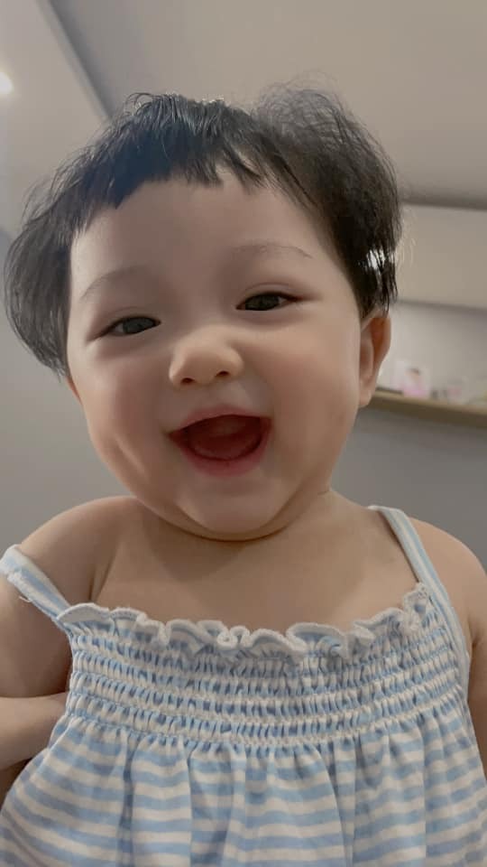 Hnay tự nhiên mẹ nhớ 2 Thỏ ngày mới chào đời ... Thương lắm tải nằm lồng kính 1 ngày 1 đên mới đc về với mẹ ...
Sáng 8h42p - 8h43p Thỏ chị & Thỏ em cất tiếng “ Oe oe oe “ chớp mắt đã đc 8m5 rồi con ah ...