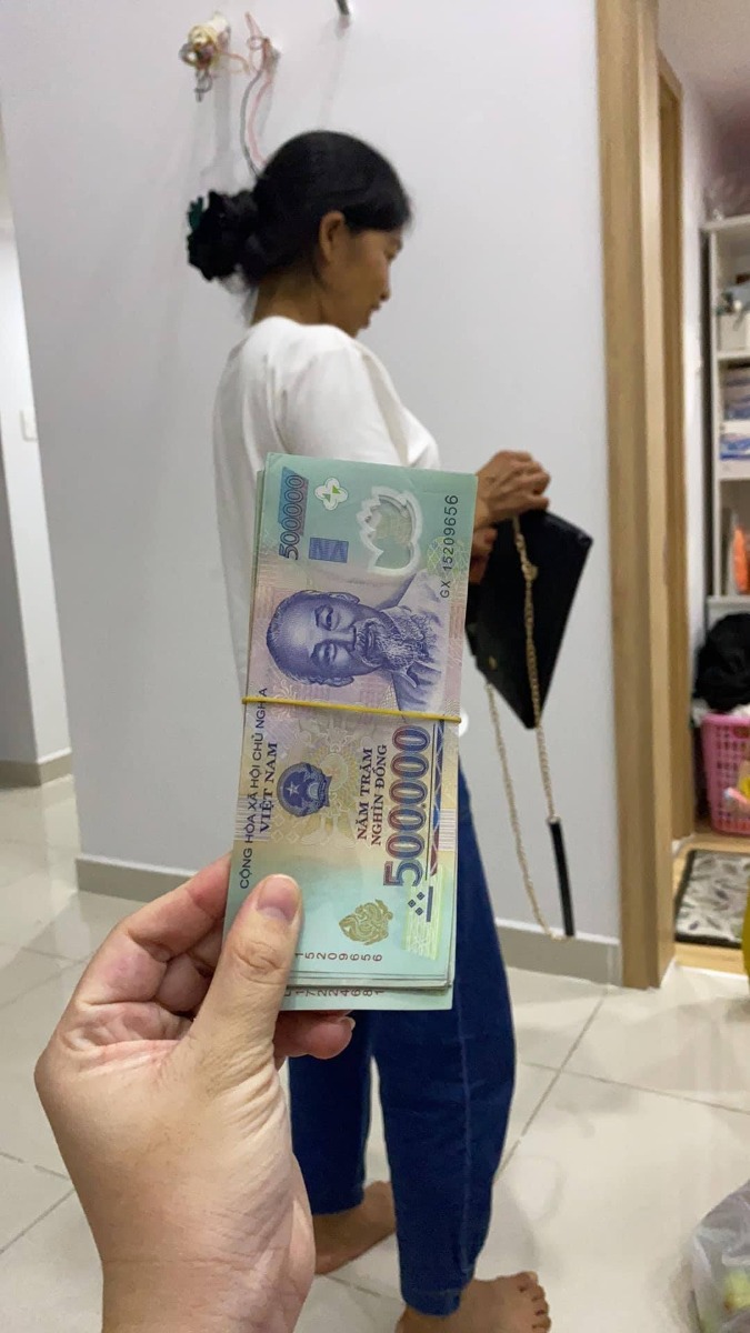 Vẫn là câu chuyện mẹ chồng nàng dâu ☺️
Không biết mẹ chồng mọi người sao chứ mình phải nói tu 8 kiếp mới gặp mẹ chồng mình luôn á Nhà không khá giả gì đâu nhưng thương con thương cháu số 1 nhìu lúc cứ tưởng mình là con gái mẹ không à. Mình ở sài gòn mẹ tận lào cai bỏ hết công việc vào chăm cháu. Vô cho tiền đi đẻ ròi không nói ở viện lúc sữa chưa về 1 mình bà trông cháu pha sữa đêm hom để mình ngủ. Lúc này minh chup 3 4h sáng gì nè. Đẻ 2 đứa 1 tay mẹ chồng chăm hết. Xuất viện về nhà đứa lớn ròi đứa nhỏ nghĩ mà thương mẹ ❤️ Thôi thì mưa đến đâu mát mặt đến đó. Mong ce nhà mình cũng được mẹ chồng như vậy nha ☺️