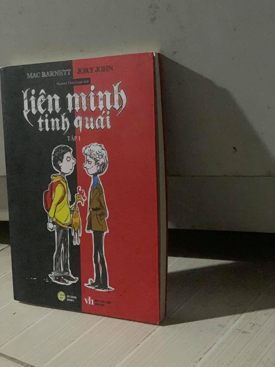 KHÔNG BIẾT LỰA SÁCH GÌ CHO BÉ ĐỂ ĐỌC VÀO MÙA HÈ? THAM KHẢO NGAY NHỮNG CUỐN SÁCH NÀY
1. Những tấm lòng cao cả 

hình ảnh
Tác phẩm huyền thoại về trẻ em này được viết bởi nhà văn người Ý Edmondo De Amicis. Tựa truyện này lấy bối cảnh trong lúc nước Ý đang thống nhất cũng như nói về đề tài yêu nước. Xuyên suốt tiểu thuyết là những vấn đề xã hội như sự nghèo đói, Những tấm lòng cao cả được yêu chuộng vì văn phong giản dị và ý nghĩa giáo dục về tình nhân ái. Những tấm lòng cao cả được viết theo hình thức nhật ký của Enrico Bottini, một cậu học trò 10 tuổi học tiểu học ở Ý.
Tác giả xây dựng hình tượng nhân vật theo hướng hình tượng hóa và gán cho mỗi nhân vật những nét tính cách đặc trưng rất rõ ràng: xấu và tốt. Nên đôi khi tạo cảm giác không hiện thực cho người đọc. Nhưng tác phẩm có một giá trị nhất định và mãi là một tác phẩm nên đọc trong những tác phẩm thuộc loại kinh điển.

2. Nhật ký cậu bé siêu thân thiện 

hình ảnh
Chúng ta cùng tới với nhân vật chính của mùa hè này nhé, Nhật ký cậu bé Siêu thân thiện là đây là phần tiếp theo trong Series Nhật ký chú bé Nhút nhát của tác giả Jeff Kinney. Cuốn truyện tranh này khá vui nhộn và hài hước theo cách của trẻ con ấy. Phần lớn chúng ta đều ít khi nào hiểu nổi những trò đùa của bọn trẻ có gì vui. 

Nhìn tiêu đề chúng ta sẽ tưởng cuốn xoay quanh cuộc sống của Rowley, nhưng không, mọi tình huống đều là những ghi chép của Rowley về cậu bạn thân nhất của mình – Greg. Có thể không sai khi nói rằng tập truyện này chính là Greg – những truyện chưa kể qua góc nhìn của Rowley. Thông qua giọng kể có phần hồn nhiên, ngây thơ của cậu bạn thân, Greg hiện lên với nhiều màu sắc về tính cách hơn, không chỉ là cậu bé lém lỉnh và có phần khôn lanh như thường thấy mà lồng trong đó còn những phần trẻ con khác của cậu ta, có cả xấu, cả tốt, cả ngoan, cả hơi hư… Dù đôi lúc bạn bè khiến ta điên tiết, nhưng với cậu bé tốt bụng như Rowley, Greg – bạn cậu vẫn vô cùng dễ thương, hóm hỉnh. 

 Nhật ký cậu bé Siêu thân thiện là một cuốn sách thiếu nhi đáng đọc vào mùa hè này dành cho các bé nhưng phụ huynh cũng hãy thử đọc đi, để hiểu hơn về thế giới quan của những đứa trẻ để từ đó hiểu chúng hơn. Chú ý là cuốn này hình như chỉ có bán ở FAHASA thôi thì phải, vì trước ra nhà sách khác thì có cuốn này, nên là muốn mua thì cứ chạy ù ra FAHASA nhé. 

3. Liên minh tinh quái 

hình ảnh
Liên minh tinh quái là bộ sách của 3 tác giả người Mỹ Mac Barnett, Jory John và Kevin Cornell. Bộ này đã ra được 2 tập tại Việt Nam và hiện tại 2 tập này chỉ ở bán ở FAHASA thôi, nên là cứ ra thẳng cửa hàng FAHASA gần nhất hay lên web là có sách để đọc.  Bộ sách  này không đơn thuần chỉ là để phục vụ giải trí, mà còn mang lại nhiều bài học quý giá trong cuộc sống cũng như đi sâu vào tâm lý trẻ thơ, rất thích hợp cho các bé đọc vào mùa hè để phát triển tâm lý một cách vui tươi, lạc quan. 

Bộ sách đưa người đọc trở về tuổi niên thiếu, không chỉ thích hợp với tuổi nhỏ mà bất kỳ ai cũng có thể đọc được. Mở đầu sách là câu chuyện bình thường của 2 cậu học sinh cấp 2 tên Miles và Niles. Miles là học sinh vừa chuyển đến trường mới, nhưng bị ấn tượng xấu ngay ngày đầu tiên nhập học và vào danh sách đen của thầy hiệu trưởng Barkin. Còn Niles hoàn toàn trái ngược, cậu là học sinh ưu tú, cánh tay phải của hiệu trưởng và luôn gương mẫu. Nhưng điều đặc biệt là bộ đôi tính cách trái ngược nhau ấy lại tạo nên “liên minh tinh quái” chuyên đi chơi khăm người khác, nhưng đa phần các trò tinh nghịch ấy chỉ nhắm vào những ai có hành vi bắt nạt học đường hay lợi dụng quyền lực để chèn ép kẻ yếu. 

Liên minh tinh quái đã đem lại tiếng cười cho hàng triệu độc giả trên thế giới, giúp các bạn ở độ tuổi thiếu nhi có suy nghĩ logic, tư duy mạch lạc hơn. Vậy thì còn chần chừ gì mà không tậu ngay cuốn sách này về để các bé đọc ngấu nghiến cả hè.  

4.  Hoàng Tử Bé – Antoine de Saint-Exupery

hình ảnh
Hoàng Tử Bé đã kể nên một câu chuyện về hành trình khám phá những điều mới lạ trong cuộc sống của một hoàng tử nhỏ tuổi. Thông qua câu chuyện về sự mở mang kiến thức của hoàng tử nhỏ khi đi đến những nơi khác nhau trên Trái Đất. Trẻ có thể học được cho chính mình những bài học giá trị và có thể nghĩ về những điều mình mong muốn được khám phá giống như nhân vật của câu chuyện. Cuốn sách được bình chọn là tác phẩm hay nhất thế kỉ 20 ở Pháp, đồng thời cũng là cuốn sách Pháp được dịch và được đọc nhiều nhất trên thế giới. Với 250 ngôn ngữ dịch khác nhau kể cả phương ngữ cùng hơn 200 triệu bản in trên toàn thế giới, Hoàng tử bé được coi là một trong những tác phẩm bán chạy nhất của nhân loại. 

Mỗi giai đoạn của trẻ đều cần những lượng kiến thức từ sách sao cho phù hợp. Bậc phụ huynh cần có sự lựa chọn kỹ càng về các tựa đề sách phù hợp. Chọn đúng sách cho con là một điều quan trọng trong suốt hành trình phát triển của trẻ. Bởi sách đối với trẻ nhỏ là một nguồn tri thức quý giá. Hãy xem ngay những đề xuất trên và mua cho trẻ những quyển sách thích hợp nhất.