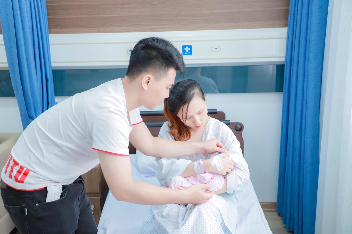 Nhật kí đi sinh tại Bắc Hà:

- Biết đến BH đungs dịp Tết qua quảng cáo của FB, tìm hiểu qua về chi phí nhưng rồi cũng để đó vì mình đã xác định đki bv khác. Tình cờ thế nào dịp 8/3 lại thấy bài quảng cáo tại BH hiện lên và trùng hợp là con gái của bạn thân bố mẹ mình cũng dki tại BH và chia sẻ rất okela nên 1 lần nữa quyết tâm tìm hiểu kĩ hơn. Quyết định hẹn bạn tư vấn qua trực tiếp bệnh viện để tham khảo.

- 1 chiều thứ 7 đẹp trời, mẹ và 2 vc mình qua để được tư vấn. Ấn tượng đầu tiên là có chú bảo vệ cầm ô và ra mở cửa xe rất tận tình, hướng dẫn vào khu khai báo y tế rồi đợi bé Huyền xuống tư vấn. Mình được tặng 1 buổi khám siêu âm 4D miễn phí tại buổi này coi như là trải nghiệm thực tế luôn. Mình được đưa đi từng tầng để giới thiệu, đưa qua từng phòng để khám và siêu âm. Sau vài tiếng trải nghiệm thì 2 vc qdinh cọc 1 khoản tiền để đki gói sinh ở BH mốc tuần 36😀

- Gói sinh ở đây bao gồm số lần được thăm khám, siêu âm, làm các xét nghiệm tương ứng vs từng gói. Hẳn mọi người nghĩ w36 mới được khám thì chả dùng được mấy nhưng không đâu. Mình được kích hoạt gói này luôn từ lúc đăng kí là w25. Lỡ mà có dùng hết số lần khám thì những lần sau phát sinh bao lần thì thanh toán riêng sau.

- Mọi chuyện diễn ra bình thường cho đến w32, mình phát hiện ctc tụt thảm hại 😢. Nhân đây mình đội ơn bs Lợi ( Bs siêu âm) rất nhiều vì đã phát hiện, theo dõi cho 2 mẹ con mình liên tục, đưa ra những tư vấn. BS động viên mình, cố gắng đặt ra từng mốc và vượt qua, qua mốc 34 để ko phải tiêm trưởng thành phổi, qua mốc 36 để con đảm bảo cân nặng ko bị sinh non. Và kì diệu là mình cán đích tại 37w1d. 🥰

- Chặng đường tưởng đơn giản nhưng ko hề các mẹ ạ. w32 phát hiện ctc tụt. w33 được chỉ định nhập viện PSTW theo dõi 5n thì về. để tiện gần nhà mình vẫn thăm khám siêu âm tại BH, tại đây mình gặp BS Phương. Mình nghĩ chỉ gặp bs vui tính nếu là các bs về Nhi khoa thui, nhưng BS PHương vui tính gấp bội lần. 😄😄😄mọi lo âu, buồn phiền của mình mỗi lần chia sẻ vs anh là anh lại vừa đùa vừa trấn an mình. BS hẹn khi nào đẻ thì gọi anh đỡ cho. Nhưng đời ko như mơ là đùng phát 2:30 đêm vỡ ối, 2 vc phi vào bệnh viện đúng hôm ko phải ca trực của bs Phương và vì ctc mở nhanh quá, sau 2 tiếng là mình đã gặp thiên thần của mình rồi nên BS cứ trách mãi là " Sao mày ko gọi anh, bảo e sắp đẻ rồi anh vào luôn đi chứ" và hẹn mình lần 2 sẽ theo dõi mẹ con mình ngay từ đầu luôn. để mà kể thì nhiều lắm nhưng 1 lần nữa e cảm ơn anh rất nhiều vì đã hỗ trợ mẹ con em trước và sau sinh 1 cách thuận lợi ạ. 😍

♥️Đội ngũ bác sĩ, y tá, điều dưỡng hay các bạn tư vấn đều vô cùng nhiệt tình, tận tâm và yêu thương 2 mẹ con mình như ng nhà vậy.
Hiện bé nhà mình đã được 17 ngày. Tiếc là hôm ra viện không được gặp mọi người để cảm ơn. bạn sau mình cũng sẽ đặt niềm tin tại BH. Cảm ơn đại gia đình BH rất nhiều♥️