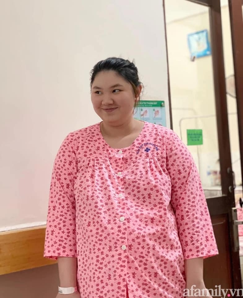 SỰ THAY ĐỔI ĐỘT NGỘT DO THAI KỲ CỦA CÔ GÁI KHIẾN CHÔNG KHÔNG THỂ NHẬN RA SAU MỘT THỜI GIAN ĐI CÔNG TÁC...

Vũ Hồng Anh (quận Hà Đông, Hà Nội) sinh con đầu lòng vào năm 2019. Lần mang thai đầu tiên cô tăng tất thảy 36 kg, ngoại hình phát tướng, thay đổi như một người khác hoàn toàn. Sau khi sinh xong 1 thời gian, Hồng Anh bắt tay vào giảm cân bằng cách ăn theo phương pháp Keto kết hợp tập luyện. Đáng ngưỡng mộ là sau khoảng thời gian ngắn, bà mẹ trẻ đã tống khứ toàn bộ mỡ thừa trên cơ thể, cân nặng về mưac 53 kg, thon gọn hơn cả thời son rỗi...

Thế nhưng, vừa đẹp chưa được bao lâu thì Hồng Anh lại mang thai lần thứ 2. Trong lần mang thai này, Hồng Anh tăng cân khủng hơn lần trước, tổng 40 kg. Khi lên bàn đẻ, cân nặng gần chạm mốc 94 kg...!

Cre: Afamily