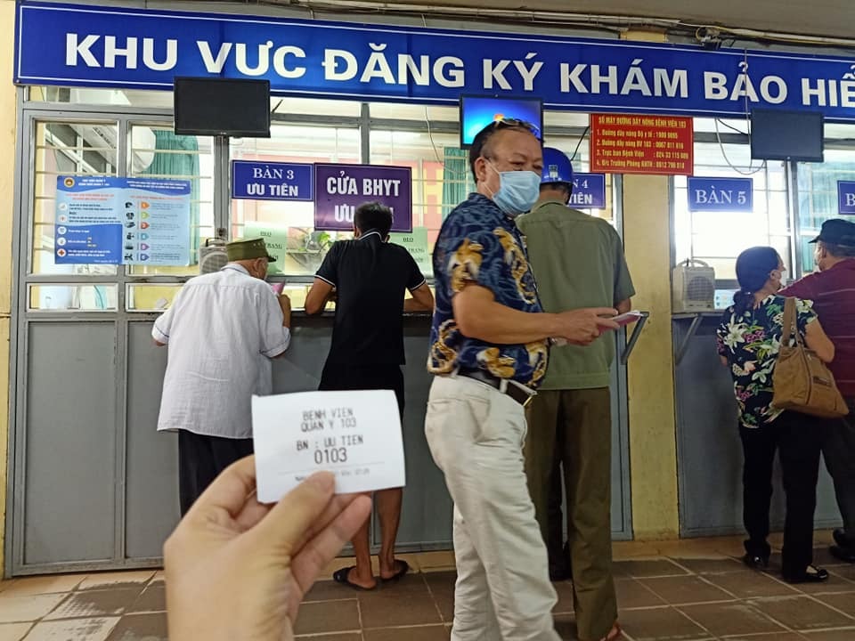 Hôm nay rảnh em sẽ review về thủ tục làm hồ sơ sinh của bv 103 cho các mom. Tiện e thấy tất cả các tầng đều có quạt điều hoà mát, thành ra vào làm thủ tục và chờ cũng đỡ vất vả những ngày hè này ạ🤭
🖐️Thủ tục cầm đi gồm Tiền💸, CMND, Thẻ bhyt nếu đúng tuyến hãy cầm ạ

1: Đi làm hss vào buổi sáng hơn, vì lấy xét nghiệm máu phải nhịn từ 11h đêm hôm trước đếm sáng hôm sau. Theo em đi từ 7h sáng càng làm sớm thì trả kqua sớm còn được ăn trưa ko đói lắm ạ. Hơn thế còn khai báo y tế xếp hàng dài nữa cơ🙃

2: Khai báo y tế xong vào quầy lấy số thứ tự, mình bầu vs có bảo hiểm được ưu tiên nên sẽ vào ngồi ghế chờ 5-10 phút là các chị gọi loa số thứ tự của mình là vào Bàn 3 Ưu Tiên, các chị sẽ cho số thứ tự và hỏi đến làm gì các thứ rồi chỉ sang bàn số 9 nộp 1tr

3: Nộp ứng phí rồi, bây giờ lên thẳng tầng 2 rẽ tay phải vào phòng 207 rồi cài giấy vừa lấy được ở quầy tầng 1 để ngoài cửa. Khâu này lâu lắm, chả biết các bạn khác làm thì ntn, mình hôm ấy đi chờ hơn 40 phút mới tới lượt gọi vào mà mình stt 10 nhé. 🤔🤔

4: Vào khám lấy bút ghi vào quyển sổ trên giường họ tên, ngày dự sinh, tuổi thai, sdt... Có mẫu sẵn nên cứ viết theo thôi. 😂 Sau rồi bsi sẽ hỏi thông tin các thứ chắc tổng mất 10 phút. Bsi hướng dẫn đi các phòng nào sau đó (có ghi vào giấy cho mình luôn ạ)

5: Bây giờ cầm đống giấy bsi vừa phát cho đi các phòng theo chỉ dẫn. Đầu tiên ra thẳng quầy 200 ngta đóng dấu tất cả vào tờ mà bsi vừa phát cho mom

6: Đi thẳng tới 236 để lấy máu làm xét nghiệm công thứ máu ạ. Tiện lấy máu xong chúng ta đi lấy nước tiểu luôn (Cái khoản lấy nước tiểu em khuyên mom nên thủ sẵn cái cốc nhựa để đi tiểu vào cốc rồi đổ vào ống xét nghiệm, chứ ở đấy em thấy ko có cốc đâu, ống xét nghiệm thì bé... Nói chung nên nghe em mang cốc nhựa ạ)

7: Xong máu nước tiểu thì đi lên tầng 3 C9 phòng 269 làm điện tim, cái này làm nhanh lắm chờ kqua 10 phút ngồi ghế bsi đọc nhận kqua là ta cầm kqua rồi về luôn.

8: Lưu ý là lúc bsi khám ở phòng 207 có dặn mom mấy giờ quay lại lấy kqua thì lúc ý quay lại phòng 207 lấy kqua máu và nước tiểu. Như mình làm xong 9h30 thì 11h quay lại lấy kqua oy về. Lúc lấy kqua ở phòng 207 nhớ xin bsi tờ giấy kê khai chi phí để xuống tầng 1 quầy 9 xin lại tiền. Mình bảo hiểm đúng tuyến hết 412k. Còn ko đúng tuyến thì lm hss ko đc hưởng đồng nào, mất 600k thì phải.