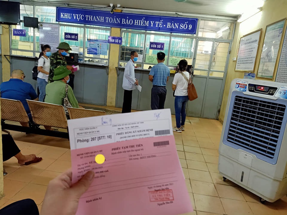 Hôm nay rảnh em sẽ review về thủ tục làm hồ sơ sinh của bv 103 cho các mom. Tiện e thấy tất cả các tầng đều có quạt điều hoà mát, thành ra vào làm thủ tục và chờ cũng đỡ vất vả những ngày hè này ạ🤭
🖐️Thủ tục cầm đi gồm Tiền💸, CMND, Thẻ bhyt nếu đúng tuyến hãy cầm ạ

1: Đi làm hss vào buổi sáng hơn, vì lấy xét nghiệm máu phải nhịn từ 11h đêm hôm trước đếm sáng hôm sau. Theo em đi từ 7h sáng càng làm sớm thì trả kqua sớm còn được ăn trưa ko đói lắm ạ. Hơn thế còn khai báo y tế xếp hàng dài nữa cơ🙃

2: Khai báo y tế xong vào quầy lấy số thứ tự, mình bầu vs có bảo hiểm được ưu tiên nên sẽ vào ngồi ghế chờ 5-10 phút là các chị gọi loa số thứ tự của mình là vào Bàn 3 Ưu Tiên, các chị sẽ cho số thứ tự và hỏi đến làm gì các thứ rồi chỉ sang bàn số 9 nộp 1tr

3: Nộp ứng phí rồi, bây giờ lên thẳng tầng 2 rẽ tay phải vào phòng 207 rồi cài giấy vừa lấy được ở quầy tầng 1 để ngoài cửa. Khâu này lâu lắm, chả biết các bạn khác làm thì ntn, mình hôm ấy đi chờ hơn 40 phút mới tới lượt gọi vào mà mình stt 10 nhé. 🤔🤔

4: Vào khám lấy bút ghi vào quyển sổ trên giường họ tên, ngày dự sinh, tuổi thai, sdt... Có mẫu sẵn nên cứ viết theo thôi. 😂 Sau rồi bsi sẽ hỏi thông tin các thứ chắc tổng mất 10 phút. Bsi hướng dẫn đi các phòng nào sau đó (có ghi vào giấy cho mình luôn ạ)

5: Bây giờ cầm đống giấy bsi vừa phát cho đi các phòng theo chỉ dẫn. Đầu tiên ra thẳng quầy 200 ngta đóng dấu tất cả vào tờ mà bsi vừa phát cho mom

6: Đi thẳng tới 236 để lấy máu làm xét nghiệm công thứ máu ạ. Tiện lấy máu xong chúng ta đi lấy nước tiểu luôn (Cái khoản lấy nước tiểu em khuyên mom nên thủ sẵn cái cốc nhựa để đi tiểu vào cốc rồi đổ vào ống xét nghiệm, chứ ở đấy em thấy ko có cốc đâu, ống xét nghiệm thì bé... Nói chung nên nghe em mang cốc nhựa ạ)

7: Xong máu nước tiểu thì đi lên tầng 3 C9 phòng 269 làm điện tim, cái này làm nhanh lắm chờ kqua 10 phút ngồi ghế bsi đọc nhận kqua là ta cầm kqua rồi về luôn.

8: Lưu ý là lúc bsi khám ở phòng 207 có dặn mom mấy giờ quay lại lấy kqua thì lúc ý quay lại phòng 207 lấy kqua máu và nước tiểu. Như mình làm xong 9h30 thì 11h quay lại lấy kqua oy về. Lúc lấy kqua ở phòng 207 nhớ xin bsi tờ giấy kê khai chi phí để xuống tầng 1 quầy 9 xin lại tiền. Mình bảo hiểm đúng tuyến hết 412k. Còn ko đúng tuyến thì lm hss ko đc hưởng đồng nào, mất 600k thì phải.