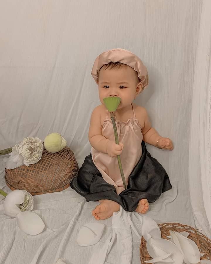 Bộ ảnh trị giá 40k mùa dịch 😆
Yếm đào em được mẹ lấy đồ cũ cắt may thí đại cho 😆😆
Rỗ tre, ghế nồi lấy của bà nội
Hoa sen ra chợ mua hết 40k 
Mẹ em chụp bằng đt và chỉnh ảnh, thế là em có được vài chiếc ảnh sống ảo 🥰🥰🥰
Mom nào mà muốn có ảnh bé nhỏ nhỏ xinh xinh làm kỉ niệm thì áp dụng nhé❤
- Cục cưng của Mẹ Vân Nguyễn-