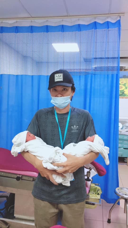 👍 Ông bố tuyệt vời nhất năm 👍
                 💞💞🌟💞💞
Tự đỡ đẻ cho song thai tại nhà
                     💪💪💪
👉Sau đó được trung tâm 115 đưa đến BV Thanh Nhàn
🌼Trộm vía tỷ lần, mẹ khoẻ, con nhanh nhẹn khoẻ mạnh
🐥Ủn mông các con hay ăn chóng lớn
💋💋💋💋💋💋💋💋💋💋💋💋💋😁